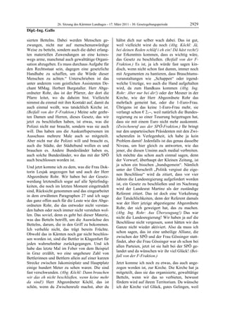 26. Sitzung des Kärntner Landtages - 17. März 2011 - 30. Gesetzgebungsperiode         2929
Dipl.-Ing. Gallo

sierten Bettelns. Dabei werden Menschen ge-                 hältst dich nur selber wach dabei. Das ist gut,
zwungen, nicht nur auf menschenunwürdige                    weil vielleicht wirst du noch (Abg. Köchl: Jå,
Weise zu betteln, sondern auch die dabei erlang-            bei deinen Reden schlåf i eh ein! Då håst recht!)
ten materiellen Zuwendungen an eine keines-                 zur Erkenntnis kommen, dass es wichtig wäre,
wegs arme, manchmal auch gewalttätige Organi-               das Gesetz zu beschließen. (Beifall von der F-
sation abzugeben. Es muss durchaus Aufgabe für              Fraktion.) Es ist, ja ich würde fast sagen kin-
den Rechtsstaat sein, dagegen eine gesetzliche              disch, wenn nicht schon fast dumm, immer noch
Handhabe zu schaffen, um die Würde dieser                   mit Argumenten zu hantieren, dass Brauchtums-
Menschen zu achten.“ Unterschrieben ist das                 veranstaltungen wie „Schappen“ oder irgend-
unter anderem vom geistlichen Assistenten De-               welche Umzüge, wo auch die Hand aufgehalten
chant MMag. Herbert Burgstaller. Herr Abge-                 wird, da zum Handkuss kommen (Abg. Ing.
ordneter Rohr, das ist der Pfarrer, der dort die            Rohr: Aber nur bei dir!) oder der Mesner in der
Pfarre leitet, wo du daheim bist. Vielleicht                Kirche, wie der Herr Abgeordnete Rohr das
nimmst du einmal mit ihm Kontakt auf, damit du              mehrfach gemeint hat, oder die 1-Euro-Frau.
auch einmal weißt, was tatsächlich Kirche ist.              Übrigens ist das keine 1-Euro-Frau mehr, sie
(Beifall von der F-Fraktion.) Meine sehr geehr-             verlangt schon € 2,--, weil natürlich die Bundes-
ten Damen und Herren, dieses Gesetz, das wir                regierung zu so einer Teuerung beigetragen hat,
jetzt zu beschließen haben, ist etwas, was die              dass sie mit einem Euro nicht mehr auskommt.
Polizei nicht nur braucht, sondern was sie auch             (Zwischenruf aus der SPÖ-Fraktion.) Ihr bringt
will. Das haben uns die Auskunftspersonen im                nur den unparteiischen Präsidenten mit den Zwi-
Ausschuss mehrere Male auch so mitgeteilt.                  schenrufen in Verlegenheit, ich habe ja kein
Aber nicht nur die Polizei will und braucht es,             Problem damit! Jedenfalls ist das genau dasselbe
auch die Städte, der Städtebund wollen es und               Niveau, um hier gleich zu antworten, wie das
brauchen es. Andere Bundesländer haben es,                  jener, die diesen Unsinn auch medial verbreiten.
auch solche Bundesländer, wo das mit der SPÖ                Ich möchte das schon auch einmal sagen, denn
auch beschlossen worden ist.                                der Vorwurf, überhaupt der Kleinen Zeitung, ist
                                                            ja schon ein bisschen „hundsgemein“. Nämlich
Und jetzt komme ich zu dem, was die Frau Dok-
                                                            unter der Überschrift „Politik vergisst die eige-
torin Lesjak angezogen hat und auch der Herr
                                                            nen Beschlüsse“ wird da zitiert, dass vor vier
Abgeordnete Rohr. Wir haben bei der Gesetz-
                                                            Jahren die Landesregierung aufgefordert worden
werdung letztendlich sogar auf alle Spitzfindig-
                                                            ist, ein Gesetz zu beschließen und im Nachrang
keiten, die noch im letzten Moment eingetrudelt
                                                            wird der Landesrat Martinz als der zuständige
sind, Rücksicht genommen und das eingearbeitet
                                                            Referent zitiert. Das ist doch eine Verkehrung
in dem erwähnten Paragraphen 27 und ich sage
                                                            der Tatsächlichkeiten, denn der Referent damals
das ganz offen auch für die Leute wie den Abge-
                                                            war der Herr jetzige abgestiegene Abgeordnete
ordneten Rohr, die das entweder nicht verstan-
                                                            Rohr, der sich geweigert hat, das zu machen.
den haben oder noch immer nicht verstehen wol-
                                                            (Abg. Ing. Rohr: Aus Überzeugung!) Das war
len. Das soviel, denn es geht bei dieser Materie,
                                                            nicht die Landesregierung! Wir haben ja auf die
was das Betteln betrifft, um die Auswüchse des
                                                            Beschlüsse nicht vergessen, sonst hätten wir das
Bettelns, darum, die in den Griff zu bekommen.
                                                            Ganze nicht wieder aktiviert. Also da muss ich
Ich verhehle nicht, das trägt bereits Früchte.
                                                            schon sagen, das ist eine unheilige Allianz, die
Obwohl das in Kärnten noch gar nicht beschlos-
                                                            zwischen der SPÖ und der Frau Gössinger statt-
sen worden ist, sind die Bettler in Klagenfurt für
                                                            findet, aber die Frau Gössinger war eh schon bei
jeden wahrnehmbar zurückgegangen. Und ich
                                                            allen Parteien, jetzt ist sie halt bei der SPÖ ge-
habe das letzte Mal im Feber von dem Beispiel
                                                            landet und da wünschen wir ihr viel Glück! (Bei-
in Graz erzählt, wo eine ungeheure Zahl von
                                                            fall von der F-Fraktion.)
Bettlerinnen und Bettlern allein auf einer kurzen
Strecke zwischen Jakominiplatz und Hauptplatz               Jetzt komme ich noch zu etwas, das auch ange-
einige hundert Meter zu sehen waren. Die sind               zogen worden ist, zur Kirche. Die Kirche hat ja
fast verschwunden. (Abg. Köchl: Dann brauchen               mitgeteilt, dass sie das organisierte, gewalttätige
wir das eh nicht beschließen, wenn keine mehr               Betteln, wenn wir das so verbieten, bewusst
da sind!) Herr Abgeordneter Köchl, das ist                  fördern wird auf ihrem Territorium. Da wünsche
schön, wenn du Zwischenrufe machst, aber du                 ich der Kirche viel Glück, gutes Gelingen, weil
 