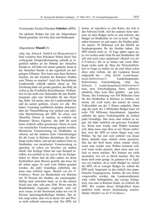26. Sitzung des Kärntner Landtages - 17. März 2011 - 30. Gesetzgebungsperiode        2937


Vorsitzender Zweiter Präsident Schober (SPÖ):              meine, ist irgendwie so eine Katze, die sich in
Schober                                                    den Schwanz beißt. Auf der anderen Seite stim-
Als nächster Redner hat sich der Abgeordnete               men sie dem Budget nicht zu und schreien, das
Mandl gemeldet. Ich bitte dich zum Rednerpult.
Schober                                                    Budget im Straßenbau ist viel zu hoch. 14 Tage
                                                           später kommen sie und sagen, die Straßen gehö-
                                                           ren saniert. 30 Millionen will der Dörfler als
Abgeordneter Mandl (F):                                    Sonderprogramm für die Straßen haben. Die
Mandl
                                                           SPÖ stimmt nicht zu. 14 Tage später sagen sie,
(Abg. Ing. Scheuch: Endlich ein Bürgermeister!)
                                                           ja, wir wollen mehr Geld für den Straßenbau! Da
Sehr verehrter Herr Präsident! Hohes Haus! Der
                                                           soll sich noch einer auskennen! (Beifall von der
vorliegende Dringlichkeitsantrag schließt ja ei-
                                                           F-Fraktion.) Da ist ja hinten und vorne über-
gentlich nahtlos an die Debatte der Aktuellen
                                                           haupt nichts mehr da. Dass die Wirtschaftlich-
Stunde an. Ich habe mir immer gedacht, heute in
                                                           keit in Frage zu stellen ist, da sind allein schon
der Aktuellen Stunde ist das eigentlich ein auf-
                                                           diese zehn Gebote, die der Landesrat Kaiser
gelegter Elfmeter. Was kann man denn Besseres
                                                           aufgestellt hat – (Abg. Köchl: Landeshaupt-
machen, als den Zustand der Kärntner Straßen
                                                           mann-Stellvertreter!)          Landeshauptmann-
zum Thema zu machen? Auch die Stockenboier
                                                           Stellvertreter, Entschuldigung, (Abg. Ing.
Landesstraße schließt nahtlos daran an. Die
                                                           Scheuch: 2. Landeshauptmann-Stellvertreter!)
Zeichnung habe ich gerade gesehen, das Bild, da
                                                           nein, nein, Entschuldigung, Peter, selbstver-
wohnt ja der Friedhelm Kerschbaumer. Hoffent-
                                                           ständlich, Ehre wem Ehre gebührt – gar kein
lich ist das nicht eine Hofzufahrt für den Panflö-
                                                           Thema. Die Forderung von 550 Millionen Euro
tenspieler oder eine Hofzufahrt für den Herrn
                                                           für den Straßenbau in Kärnten zu fordern, ich
Ing. Rohr. Ich meine, dass die Landesstraßen hie
                                                           meine, ich weiß nicht, das kannst du einem
und da saniert gehören, wissen wir alle. Wir
                                                           Volksschüler aus der 3. Klasse aufgeben. Dann
haben Vormittag ausführlich darüber diskutiert,
                                                           sagt der auch, bei 2 Milliarden Budget kann ich
aber die Themenführung war einfach eine takti-
                                                           nicht 550 Millionen hineinbuttern. Irgendwo
sche Meisterleistung der SPÖ. So etwas zum
                                                           entbehrt die ganze Verkehrspolitik da einfach
Aktuellen Thema zu machen, ist wirklich ein
                                                           jeder Grundlage. Das muss man einfach so sa-
Hammer! Dieses Eigentor, das habt ihr euch
                                                           gen. Ich habe natürlich ein gewisses Verständ-
heute wirklich selber geschossen. Heute ist auch
                                                           nis. Wenn man wieder zum Wähler kommen
von moralischer Verantwortung geredet worden.
                                                           will, dann muss man eben so ein Thema aufrei-
Moralische Verantwortung im Straßenbau zu
                                                           ßen, weil die SPÖ ist schon längst weg vom
zitieren, auf der anderen Seite Unterstützungen
                                                           Wähler. Sie hat sich weit entfernt von dieser
für die Leute in Kärnten abzulehnen, die über-
                                                           Basis, deshalb muss einfach etwas passieren.
haupt nichts haben, und auf der anderen Seite im
                                                           Das hat der Rolf heute schon einmal zitiert,
Straßenbau von moralischer Verantwortung zu
                                                           wenn man wieder zum Wähler kommen will,
sprechen, ist schon ein bisschen ein starkes
                                                           weil sonst nichts passiert, dann muss man ein-
Stück! Der Kollege Ebner hat zum Beispiel er-
                                                           fach so etwas machen. Wir können uns nicht
wähnt, wie sachlich er ist, was er für ein Sachpo-
                                                           aussuchen, wie wir es falsch machen. Das hat
litiker ist. Heute hast du alles andere als deine
                                                           heute auch einer gesagt. Ja, genauso ist es. Egal,
Sachlichkeit unter Beweis gestellt, das muss ich
                                                           was wir machen, ob es mehr Budget ist, schreit
dir schon sagen. Es sind viele Zahlen genannt
                                                           die SPÖ, ob es weniger Budget ist, schreit die
worden, die jeder Grundlage entbehren, das
                                                           SPÖ auch. Insgesamt ist das einfach eine popu-
muss man wirklich sagen. (Beifall von der F-
                                                           listische Vorgangsweise. Sachen, die uns immer
Fraktion.) Wenn ein Bundesland wie Kärnten
                                                           vorgeworfen werden, das Landesstraßennetz
mit 30 Prozent der Straßen, die sanierungsbe-
                                                           wäre voller Schlaglöcher, das einzige Schlag-
dürftig sind, aufwarten kann, so ist das unterm
                                                           loch, was man in Kärnten findet, ist wirklich die
Strich eine sehr, sehr gute Zahl. Wenn man die
                                                           SPÖ. Wir werden dieser Dringlichkeit heute
Bundesländer insgesamt vergleicht, sind wir
                                                           natürlich nicht unsere Zustimmung erteilen.
weit voraus. In der Steiermark reden wir von 56
                                                           Danke! (Beifall von der F-Fraktion.)
Prozent sanierungsbedürftiger Straßen. Das al-             Mandl


lein zeigt schon, dass wir in dieser Art und Wei-
se nicht schlecht unterwegs sind. Die SPÖ, ich
 