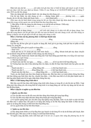 Diện tích sàn căn hộ: .................m2 (diện tích ghi theo bản vẽ thiết kế được phê duyệt và ghi rõ diện
tích này được tính theo quy định tại khoản 2 Điều 21 của Thông tư số 16/2010/TT-BXD ngày 01 tháng 9
năm 2010 của Bộ Xây dựng).
Năm xây dựng (ghi năm hoàn thành việc xây dựng tòa nhà chung cư):......................................................
Căn hộ này thuộc tòa nhà chung cư số...........đường (hoặc phố) ........... phường (xã).............quận
(huyện, thị xã, thị trấn, thành phố thuộc tỉnh).................tỉnh (thành phố)..............
(Nếu mua căn hộ hình thành trong tương lai thì các bên thỏa thuận lập thêm danh mục vật liệu xây
dựng bên trong và bên ngoài của căn hộ đính kèm theo hợp đồng này).
2. Đặc điểm về đất xây dựng tòa nhà chung cư có căn hộ nêu tại khoản 1 Điều này:
Thửa đất số:..................hoặc ô số:..................hoặc lô số:...................
Tờ bản đồ số:........................................................................................
Diện tích đất sử dụng chung:...................m2 (nếu nhà chung cư có diện tích đất sử dụng chung, bao
gồm đất trong khuôn viên thì ghi diện tích đất của toàn bộ khuôn viên nhà chung cư đó, nếu nhà chung cư
không có khuôn viên thì ghi diện tích đất xây dựng nhà chung cư đó).
Điều 2. Giá bán căn hộ, phương thức và thời hạn thanh toán
1. Giá bán căn hộ:..........................................................đồng
(Bằng chữ:................................................................................................................................................).
Giá bán này đã bao gồm giá trị quyền sử dụng đất, thuế giá trị gia tăng, kinh phí bảo trì phần sở hữu
chung 2%, trong đó:
- Giá bán (bao gồm giá trị quyền sử dụng đất):.......................đồng.
- Thuế VAT:.......................................đồng.
- Kinh phí bảo trì 2% (kinh phí này tính trước thuế):..............đồng. Khoản kinh phí này được chuyển
vào tài khoản riêng để bảo trì phần sở hữu chung của nhà chung cư.
2. Phương thức thanh toán: thanh toán bằng tiền Việt Nam thông qua hình thức (trả bằng tiền mặt hoặc
chuyển khoản qua ngân hàng).................................
3. Thời hạn thanh toán:
a) Thanh toán một lần vào ngày..........tháng........năm.........., kể từ sau khi kí kết hợp đồng này.
b) Trường hợp mua nhà ở theo phương thức trả chậm, trả dần thì thực hiện thanh toán bao gồm các đợt
như sau:
- Thanh toán đợt 1:....................đồng (bằng chữ:................); thời hạn thanh toán:.....................................
- Thanh toán đợt 2:..................đồng (bằng chữ..................); thời hạn thanh toán........................................
- Thanh toán đợt tiếp theo.................đồng (bằng chữ..........); thời hạn thanh toán.....
Trước các đợt thanh toán theo thỏa thuận tại khoản này, Bên bán nhà ở có trách nhiệm thông báo bằng
văn bản (thông qua hình thức như fax, chuyển bưu điện....) cho Bên mua biết rõ số tiền phải thanh toán và
thời hạn phải thanh toán kể từ ngày nhận được thông báo này.
Điều 3. Chất lượng công trình nhà ở
Bên bán cam kết bảo đảm chất lượng công trình (nhà chung cư trong đó có căn hộ nêu tại Điều 1 hợp
đồng này) theo đúng yêu cầu trong thiết kế công trình và sử dụng đúng các vật liệu xây dựng căn hộ mà các
bên đã thỏa thuận.
Điều 4. Quyền và nghĩa vụ của Bên bán
1. Quyền của Bên bán:
a) Yêu cầu Bên mua trả đủ tiền mua nhà theo đúng thỏa thuận ghi trong hợp đồng;
b) Yêu cầu Bên mua nhận nhà theo đúng thỏa thuận ghi trong hợp đồng;
c) Có quyền ngừng hoặc yêu cầu nhà cung cấp ngừng cung cấp điện, nước và các dịch vụ tiện ích khác
nếu Bên mua vi phạm Quy chế quản lý sử dụng nhà chung cư do Bộ Xây dựng ban hành và Bản nội quy
quản lý sử dụng nhà chung cư đính kèm theo hợp đồng này;
d) Các quyền khác do hai bên thỏa thuận:..........................................
2. Nghĩa vụ của Bên bán:
a) Xây dựng hoàn chỉnh cơ sở hạ tầng theo quy hoạch và nội dung hồ sơ dự án đã được phê duyệt, đảm
bảo khi bàn giao, Bên mua có thể sử dụng và sinh hoạt bình thường;
Về nguồn cung cấp điện, nước sinh hoạt (ghi rõ là do các cơ quan chức năng địa phương hay do bộ
135

 