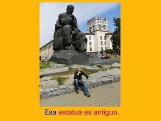 Esa estatua es antigua.

 