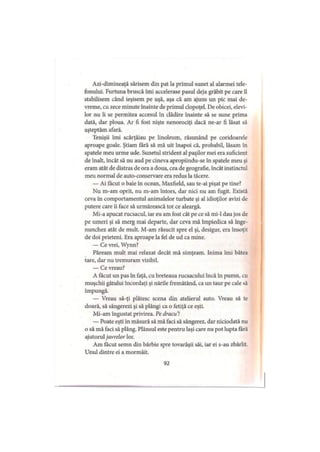 Azi-dimineaţă sărisem din pat la primul sunet al alarmei tele­
fonului. Furtuna bruscă îmi accelerase pasul deja grăbit pe care îl
stabilisem când ieşisem pe uşă, aşa că am ajuns un pic mai de­
vreme, cu zece minute înainte de primul clopoţel. De obicei, elevi­
lor nu li se permitea accesul în clădire înainte să se sune prima
dată, dar ploua. Ar fi fost nişte nenorociţi dacă ne-ar fi lăsat să
aşteptăm afară.
Tenişii îmi scârţâiau pe linoleum, răsunând pe coridoarele
aproape goale. Ştiam fără să mă uit înapoi că, probabil, lăsam în
spatele meu urme ude. Sunetul strident al paşilor mei era suficient
de înalt, încât să nu aud pe cineva apropiindu-se în spatele meu şi
eram atât de distras de ora a doua, cea de geografie, încât instinctul
meu normal de auto-conservare era redus la tăcere.
— Ai făcut o baie în ocean, Maxfield, sau te-ai pişat pe tine?
Nu m-am oprit, nu m-am întors, dar nici nu am fugit. Există
ceva în comportamentul animalelor turbate şi al idioţilor avizi de
putere care îi face să urmărească tot ce aleargă.
Mi-a apucat rucsacul, iar eu am fost cât pe ce să mi-1 dau jos de
pe umeri şi să merg mai departe, dar ceva mă împiedica să înge­
nunchez atât de mult. M-am răsucit spre el şi, desigur, era însoţit
de doi prieteni. Era aproape la fel de ud ca mine.
— Ce vrei, Wynn?
Păream mult mai relaxat decât mă simţeam. Inima îmi bătea
tare, dar nu tremuram vizibil.
— Ce vreau?
A făcut un pas în faţă, cu breteaua rucsacului încă în pumn, cu
muşchii gâtului încordaţi şi nările fremătând, ca un taur pe cale să
împungă.
— Vreau să-ţi plătesc scena din atelierul auto. Vreau să te
doară, să sângerezi şi să plângi ca o fetiţă ce eşti.
Mi-am îngustat privirea. Pe dracu’!
— Poate eşti în măsură să mă faci să sângerez, dar niciodată nu
o să mă faci să plâng. Plânsul este pentru laşi care nu pot lupta fără
ajutorul javrelor lor.
Am făcut semn din bărbie spre tovarăşii săi, iar ei s-au zbârlit.
Unul dintre ei a mormăit.
92
 