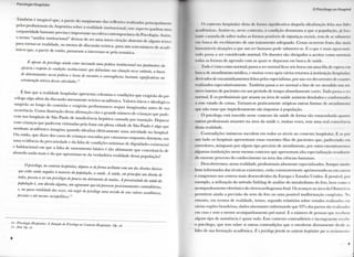 (>l()()i.l I l(>S|)it,ll.ll
T a m b é m é inegável que, a partir do surgimento das reflexões realizadas principalmente
pelos profissionais da Argentina sobre a realidade institucional, esse aspecto ganhou uma
corporeidade bastante precisa e importante na esfera contemporânea da Psicologia. Assim,
o termo "análise institucional" deixou de ser uma mera citação abstraia cie alguns textos
para tornar-se realidade, ao menos de discussão teórica, para um sem-número de acadé-
micos que, a partir de então, passaram a interessar-se pela temática.
E apesar do psicólogo ainda estar iniciando uma prática institucional nos parâmetros da
eficácia e respeito às condições institucionais que delimitam sua situação nesse contexto, a busca
de determinantes nessa prática o levou de encontro a convergências bastante significativas na
estruturação teórica dessas atividades.u
E fato que a realidade hospitalar apresenta celeumas e condições que exigirão do psi-
cólogo algo além da discussão meramente teórico-acadêmica. Valores éticos e ideológicos
surgirão ao longo do caminho e exigirão performances sequer imaginadas antes de sua
ocorrência. Como ilustração dessa afirmação cito o grande n ú m e r o de crianças que pade-
cem nos hospitais de São Paulo de insuficiência hepática causada por inanição. Deparar
com crianças que padecem vitimadas pela fome em plena cidade de São Paulo é algo que
nenhum a c a d é m i c o imagina quando idealiza efetivamente uma atividade no hospital.
O u então, que dizer dos casos de crianças atacadas por ratazanas enquanto dormem, em
uma evidência da precariedade e da falta de condições m í n i m a s de dignidades existencial
e habitacional em que a falta de saneamento básico é tão abismante que conceituá-lo de
absurdo nada mais é do que aproximar-se da verdadeira realidade dessa população?
0 psicólogo, no contexto hospitalar, depara-se deforma aviltante com um dos direitos básicos
que estão sendo negados à maioria da população, a saúde. A saúde, em princípio um direito de
todos, passou a ser um privilégio de poucos em detrimento de muitos. A precariedade da saúde da
população é, sem dúvida alguma, um agravante que irá provocar posicionamentos contraditórios,
e, na quase totalidade das vezes, irá exigir do psicólogo uma revisão de seus valores académicos,
pessoais e até mesmo sociopolíticos}0
14 - Psicologia Hospitalar. A Atuação do Psicólogo no Contexto Hospitalar Op cit
15 - Ibid. Op. cit.
8
( I |  i c i>lo<]<> IKI Mti-.|iit.il
( ) contexto hospitalar disla de hu ma significativa daquela idealização leila nas lides
académicas. Assiste-se, nesse contexto, a condição desumana a que a população, ja bas
lanle causada de sofrer todas as lõrmas possíveis de injustiças sociais, leni de se submetei
em busca do recebimento de um tratamento adequado. Cenas ocorrem fruto das mais
lamentáveis situações a que um ser humano pode submeter-se. E o que é mais agravante:
tudo passa a ser considerado normal. Os doentes são obrigados a aceitar como normail
Iodas as formas de agressão com as quais se deparam em busca de saúde.
Tudo é visto como normal; passa a ser normal ficar seis horas em uma fila de espera em
busca de atendimento médico, e muitas vezes após vários retornos â instituição hospitalar,
derivados de encaminhamentos feitos pelos especialistas, por sua vez decorrentes de examei
realizados especulativamente. T a m b é m passa a ser normal o fato de ser atendido i ú
piero imenso de pacientes em um período de tempo absurdamente curto. Tudo passa a n i
normal. E os profissionais que atuam na área de saúde assistem desolados e conformados
a esse estado de coisas. Tornam-se praticamente utópicas outras formas de atendime
que n ã o essas que impiedosamente são impostas à população.
O psicólogo está inserido nesse contexto da saúde de forma tão emaranhada quanto
outros profissionais atuantes na área da saúde e, muitas vezes, sem uma real consi iem ia
dessa realidade.
Contradições inúmeras sucedem em todos os níveis no contexto hospitalar. I - se poi
u m lado os hospitais apresentam essas enormes filas de pacientes que, padecendo em
corredores, minguam por algum tipo precário de atendimento, por outro encontraremos
algumas instituições nesse mesmo contexto que apresentam alta especialização resultante
do enorme processo do conhecimento na área das ciências humanas.
Descobriremos, nessa realidade, profissionais altamente especializados. Sempre muito
bem informados das técnicas existentes, estão constantemente aprimorando-as em cursi >s
e congressos nos centros mais desenvolvidos da Europa e Estados Unidos. É possível, poi
exemplo, a utilização do método Sahling de análise do metabolismo do feto, bem como 0
acompanhamento eletrônico do eletrocardiograma fetal. Os avanços na área da ()bstet ríi ia
permitem ainda a previsão do sexo do feto ou uma possível malformação congénita. No
entanto, em termos de realidade, temos, segundo relatórios sobre estudos realizados em
várias regiões brasileiras, dados alarmantes informando que 95% dos partos são realizai li >s
em casa e sem o menor acompanhamento pré-natal. E o n ú m e r o de pessoas que recebem
algum tipo de assistência é quase nulo. Esse contexto contraditório e incongruente recebe
o psicólogo, que tem sobre si outras contradições que o envolvem diretamenle desde
lides de sua formação académica. E o psicólogo percebe no contexto hospitalar que os ensinamentos
9
 
