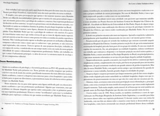 Il< n l o i . i . l ll.»..|,ll.,l,„
riste t r a b a l h o c u m soneto de .11 m u , n i n . i elegia da a l m a para decantar u m a das mais b r i -
lhantes psicólogas brasileiras, s e g u r a m e n t e u m a das m a i s q u e r i d a s e m nossa realidade.
E simples, sem o u t r a preocupação que apenas e tão somente m o s t r a r o u t r a M a t h i l d e
N e d e r aos olhos d e seus a d m i r a d o r e s , pessoa que se m o s t r a d e u m a generosidade ímpar e
que, n o e n t a n t o , poucos têm o privilégio d e conhecer e conviver. Sua trajetória profissional
lói descrita e m l i v r o anterior,1 n o q u a l seu p i o n e i r i s m o está d e t a l h a d a m e n t e n a r r a d o , c o n -
f i g u r a n d o - s e assim n a v e r d a d e i r a história d a prática d a psicologia h o s p i t a l a r n o Brasil.
O objetivo a q u i é m o s t r a r o u t r a figura, d i s t a n t e d o a c a d e m i c i s m o e d a vivência hos-
pitalar. U m a M a t h i l d e N e d e r q u e tive o privilégio d e c o n h e c e r e d e conviver. E a p a r t i r
de convivências c o m o essa é que t e n h o certeza d e que se t r a t a de alguém m u i t o especial,
pois t a l convívio só m e fez crescer c o m o pessoa e m todos os sentidos d a m i n h a experiência
h u m a n a . N ã o é m i n h a pretensão esgotar os detalhes que possam ser atribuídos à M a t h i l d e ,
t a m p o u c o c o l o c a r - m e c o m o o único que os conhecesse e que, p o r t a n t o , se não estiverem
a q u i registrados, n ã o existem. Trata-se apenas d e u m a p e q u e n a descrição, r e d u z i d a e m
seu espaço d e escrita, e estabelecida e m u m t e m p o m u i t o c u r t o e m razão d a nossa própria
d i f i c u l d a d e d e tantos e demasiados c o m p r o m i s s o s profissionais. E n f i m , u m t r a b a l h o e m
que o a m o r é b a l i z a m e n t o p r i n c i p a l , e o afeto d e seu ser é a e s t r u t u r a m a i o r d e seu bojo e
de seu c o m p r o m i s s o e d i t o r i a l .
Doces Reminiscências
A i n d a era académico de psicologia, e ela notória professora n a PUC-SP, q u a n d o o u v i falar
d e M a t h i l d e N e d e r p e l a p r i m e i r a vez. Nesse período n ã o p o d i a i m a g i n a r que p o d e r i a
c o n v i v e r c o m ela de m o d o tão estreito, p a r t i l h a n d o m o m e n t o s dos m a i s diferentes matizes.
A i n d a académico, c o m e c e i a d e s p e r t a r m e u interesse p a r a a área h o s p i t a l a r e p a r a todos
os lados p a r a os quais m e d i r e c i o n a v a , a proeminência m a i o r de referência teórico-prática
sempre era M a t h i l d e N e d e r .
Nesse m o m e n t o ela e r a p a r a m i m apenas u m a figura m i t i f i c a d a pelo seu desenvolvi-
m e n t o académico e p o r sua p e r f o r m a n c e profissional. A l g u é m q u e v e n e r a m o s , m a s q u e
acreditamos ser d i s t a n t e daqueles q u e apenas estão c o m e ç a n d o a d a r os p r i m e i r o s passos
e m suas trajetórias profissionais. Frisa-se o t e r m o " a c r e d i t a m o s " , pois essa é a v e r d a d e i r a
definição p a r a expressar a r e d o m a e m q u e m u i t o s a c r e d i t a m q u e M a t h i l d e N e d e r se e n -
I - A n g e r a m i , V . A . Tendências em Psicologia Hospitalar. S ã o P a u l o : C e n g a g e L e a r n i n g , 2 0 0 4 .
1 6
I ),• ( I I I I I I I 11 S u b i u l . u n h o m o A m o i
1 i i i i i i .1 A I H n 11ii .11 , n i , n.i n i . i i i i i I . I i l . i s vezes, o c o r r e e m nosso imaginário e n a d a t e m a ver
1 u n i .1 própria realidade dc nossos personagens. N o caso de M a t h i l d e Neder, é isso o que
t t l i i i s surpreende q u a n d o a c o n h e c e m o s e m sua i n t i m i d a d e .
A n t e r m i n a r a faculdade iniciei u m a a t i v i d a d e c o m pacientes que t e n t a v a m suicídio
r e r a m a t e n d i d o s n o P r o n t o - S o c o r r o d o I n s t i t u t o C e n t r a l d o H o s p i t a l das Clínicas d a
r M t ISI* f a c u l d a d e de M e d i c i n a d a U n i v e r s i d a d e dc São Paulo. D e p o i s d e a l g u m t e m p o
nessa a t i v i d a d e , h o u v e u m a unificação dos diversos serviços d e psicologia existentes n o
I lospital das Clínicas, que estava sendo c o o r d e n a d a p o r M a t h i l d e N e d e r . F o i aí o nosso
p r i m e i r o c o n t a t o .
E desde esse p r i m e i r o e n c o n t r o não m a i s nos l a r g a m o s . A p r e n d i a respeitá-la e admirá-la
p r i n c i p a l m e n t e p e l a h u m i l d a d e d e m o n s t r a d a e m seus atos e até m e s m o gestos t r i v i a i s .
Fui p r o c u r a d o p o r ela p a r a ser avisado das mudanças que estavam o c o r r e n d o naquele
m o m e n t o no H o s p i t a l das Clínicas. A m i n h a p r i m e i r a reação foi a de que seria s u m a r i a m e n t e
escorraçado d o hospital, pois não fazia p a r t e de seu g r u p o de t r a b a l h o . E c o m esse estado d e
espírito f u i encontrá-la. E u , u m p r i n c i p i a n t e n a realidade hospitalar, e m b o r a coordenasse
u m t r a b a l h o que começava a despontar e ter bastante projeção e m nível teórico-prático, e
M a t h i l d e Neder, a m a i o r autoridade e m Psicologia H o s p i t a l a r no Brasil, sua p r i n c i p a l pioneira,
e que nesse m o m e n t o r e f o r m u l a v a os serviços de psicologia daquela u n i d a d e hospitalar.
Surpreendentemente, q u a n d o a encontrei, sua reação foi tão afetiva e amistosa que fiquei
simplesmente atónito, completamente sem reação, pois havia m e p r e p a r a d o p a r a u m encontro
beligerante, d o q u a l c e r t a m e n t e r e s u l t a r i a u m g r a n d e número de perdas irreparáveis. M a s
não, lá estava M a t h i l d e Neder, c o m aquele sorriso a m i g o e que i n i c i a l m e n t e fez questão de
reverenciar o nosso t r a b a l h o , fazendo grandes elogios às atividades d o g r u p o .
Surpreso fiquei e surpreso p e r m a n e c i p o r longos m o m e n t o s , pois de fato estava simples-
m e n t e sendo elogiado pela m a i o r a u t o r i d a d e n a r e a l i d a d e h o s p i t a l a r , elogios esses q u e r e -
p e r c u t i r a m tão p r a z e r o s a m e n t e e m m e u ser q u e não tive c o m o não m e e n c a n t a r p o r ela.
Falamos, r i m o s , acertamos c o m o seria nossa participação nessa reformulação e, p r i n c i p a l -
mente, como seria a transição do nosso modelo de atuação p a r a o que estava sendo i m p l a n t a d o
naquele m o m e n t o . T u d o m u i t o simples, m u i t o n a t u r a l , de tal f o r m a que me senti também u m
g r a n d e n o m e d a Psicologia H o s p i t a l a r que discutia c o m o u t r o g r a n d e n o m e d a área.
C o r r i a então o a n o d e 1982. Nessa ocasião, e u t a m b é m c o o r d e n a v a o c u r s o d e espe-
cialização e m Psicologia H o s p i t a l a r d o I n s t i t u t o Sedes Sapientiae, e a c o n v i d e i p a r a falar
aos nossos a l u n o s sobre sua trajetória profissional. E d u r a n t e m u i t o s anos essa r o t i n a foi
i n a l t e r a d a , c o m sua fala aos alunos sobre a m a n e i r a c o m o h a v i a se desenvolvido n a prá-
tica h o s p i t a l a r , c o m o h a v i a e s t r u t u r a d o sua atuação profissional d e n t r o dessa r e a l i d a d e .
1 7
 