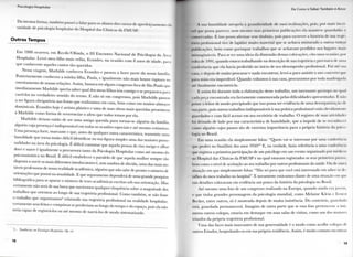 Psi< <)l()(|i.l U ( ) S | > i l . l l . l l
1 )a m e s m a f o r m a , também passei a l a l a r p a r a os a l u n o s dos cursos de a p c r l c i ç o a m e n t i M I M
u n i d a d e de p s i c o l o g i a h o s p i t a l a r d o H o s p i t a l das Clínicas d a F M l FSP;
Outros Tempos
E m 1 9 8 8 o c o r r e u , e m R e c i f e / O l i n d a , o I I I E n c o n t r o N a c i o n a l d e Psicólogos d a A r c a
H o s p i t a l a r . L e v e i m e u filho m a i s v e l h o , E v a n d r o , n a ocasião c o m 8 anos d e i d a d e , para
q u e conhecesse aqueles cantos tão q u e r i d o s .
Nessa v i a g e m , M a t h i l d e c o n h e c e u E v a n d r o e passou a fazer p a r t e d a nossa família.
P o s t e r i o r m e n t e c o n h e c e u a m i n h a f i l h a , P a u l a , e i g u a l m e n t e não m a i s h o u v e r u p t u r a no
estreitamento de nossas relações. A s s i m , bastava t e r a l g u m congresso f o r a de São P a u l o que
i m e d i a t a m e n t e M a t h i l d e q u e r i a saber q u a l dos meus filhos i r i a c o m i g o e se p r e p a r a v a para
c u r t i - l o s n o v e r d a d e i r o sentido d o t e r m o . E não só e m congressos, pois M a t h i l d e passou
a ser figura obrigatória nas festas q u e r e a l i z a m o s e m casa, b e m c o m o e m m u i t o s almoços
d o m i n i c a i s . E v a n d r o hoje é a r t i s t a plástico e u m a de suas obras m a i s q u e r i d a s presenteou
à M a t h i l d e c o m o f o r m a de r e v e r e n c i a r o afeto q u e todos temos p o r ela.
M a t h i l d e d e i x o u então de ser u m a a m i g a q u e r i d a p a r a t o r n a r - s e alguém d a família,
alguém cuja presença é indispensável e m todas as ocasiões especiais e até m e s m o r o t i n e i r a s .
U m a presença forte, m a r c a n t e e q u e , antes de q u a l q u e r o u t r a característica, t r a n s m i t e u m a
h u m i l d a d e q u e t o r n a m u i t o difícil i d e n t i f i c a r n a sua figura simples u m a das maiores perso-
nalidades n a área d a psicologia. É difícil constatar q u e aquela pessoa de riso m e i g o e o l h a r
doce e suave é i g u a l m e n t e a p r e c u r s o r a t a n t o d a Psicologia H o s p i t a l a r c o m o até m e s m o da
psicossomática n o Brasil. É difícil estabelecer o p a r a l e l o de q u e aquela m u l h e r sempre tão
disposta a o u v i r os mais diferentes interlocutores é, sem s o m b r a de dúvida, u m a das mais n o -
táveis professoras de nossa realidade académica, alguém que não sabe de p r o n t o o número de
orientações que possui n a a t u a l i d a d e . E que seguramente dependerá de u m a g r a n d e pesquisa
bibliográfica p a r a se a p u r a r o número de teses académicas escritas sob sua orientação. M a s
c e r t a m e n t e não será de sua b o c a q u e o u v i r e m o s q u a l q u e r eloquência sobre a m a g n i t u d e dos
t r a b a l h o s que o r i e n t o u ao l o n g o de sua trajetória profissional. C o m o também, se não fosse
o t r a b a l h o q u e o r g a n i z a m o s 2 r e l a t a n d o sua trajetória profissional n a r e a l i d a d e hospitalar,
c e r t a m e n t e seus feitos e conquistas se p e r d e r i a m ao l o n g o d o t e m p o e d o espaço, pois ela não
seria capaz de registrá-los o u até m e s m o de narrá-los de m o d o sistematizado.
2 - Tendências em Psicologia Hospitalar. Op. cit.
1 8
I V I o i n n o S . I I H I I l . i m l m i n «'. A m i n
A l u a h u m i l d a d e a t r o p e l a a g r a n d i o s i d a d e dc suas realizações, pois, p o r m a i s i m r í -
i I (|ue possa parecer, n e m m e s m o suas p r i m e i r a s publicações ela m a n t e v e g u a r d a d a s c
i M I I M i V . M l a s . E isso posso a f i r m a r sem t i t u b e i o , pois p a r a escrever a historia de sua I r a j e -
l u i i . i profissional tive de l a p i d a r m u i t o m a t e r i a l q u e se a c h a v a m i s t u r a d o a outras l a u t a s
piililu ações, b e m c o m o g a r i m p a r t r a b a l h o s q u e se a c h a v a m p e r d i d o s nos lugares m a i s
IIIuu.mináveis. Para se ter u m a i d e i a d a dimensão dessas colocações, c i t o u m a ocasião, pc II
Volta de I 9 9 l , q u a n d o estava t r a b a l h a n d o n a descrição dc sua trajetória e precisava dc u m a
coiileiência q u e ela h a v i a p r o f e r i d o n o início de seu d e s e m p e n h o profissional. Fui até S I I . I
i usa, c depois de m u i t o p r o c u r a r e n a d a e n c o n t r a r , levei-a p a r a assistir a u m c o m c i t o que
p.n , i m i m e r a imperdível. Q u a n d o v o l t a m o s à sua casa, p r o c u r a m o s p o r t o d a I I I . K I I Ugada
. i h f i n a l m e n t e encontrá-la.
E assim foi d u r a n t e t o d a a elaboração desse t r a b a l h o , u m incessante g a r i m p o m> q u a l
cada peça e n c o n t r a d a e r a f a r t a m e n t e c o m e m o r a d a pelas d i f i c u l d a d e s apresentadas. E n a u
pense o l e i t o r de m o d o p r e c i p i t a d o q u e isso possa ser evidência de u m a desorganizaç&i 111<
sua p a r t e , pois o u t r o s t r a b a l h o s indispensáveis à sua prática profissional estão d e v i d a i i i c n i i
g u a r d a d o s e c o m fácil acesso e m seu escritório de t r a b a l h o . O r e g i s t r o d c suas a t i v i d a d e i
li ii d e i x a d o d e l a d o p o r sua característica de h u m i l d a d e , q u e a i m p e d e d c se r c c o n h e i n
c o m o alguém cujos passos são d e e x t r e m a importância p a r a a própria história d a p i i i O
logia n o B r a s i l .
E m u m a ocasião ela simplesmente falou: " Q u e m v a i se interessar p o r u m a conferem l l
que p r o f e r i n o final(fim) dos anos 1950?" E , n a verdade, fazia referência a u m a conferem ia
que registra a p r i m e i r a participação de u m psicólogo e m u m evento o r g a n i z a d o p o r médii i il
no H o s p i t a l das Clínicas d a F M U S P e no q u a l estavam registrados os seus primeiros passi i
b e m c o m o o nível de aceitação ao seu t r a b a l h o p o r outros profissionais d a saúde. O u de o u i r a
situação e m q u e simplesmente f a l o u : " N ã o sei p a r a que você está interessado e m saber os de
talhes d o m e u t r a b a l h o n o h o s p i t a l " . E novamente estávamos d i a n t e de u m a situação em l [UC
tais detalhes c o l o c a v a m e m evidência u m p o u c o d a história d a psicologia no Brasil,
A t é m e s m o u m a foto dc u m congresso r e a l i z a d o n a E u r o p a , q u a n d o a i n d a era j o v e m ,
e q u e t i n h a g r a n d e s personagens d a p s i c o l o g i a m u n d i a l , c o m o M e l a i n e K l e i n e Ernest
Becker, e n t r e o u t r o s , só é m o s t r a d a depois de m u i t a insistência. D o contrário, g u a o l . u l . i
está, g u a r d a d a permanecerá. I m a g i n o de o u t r a p a r t e q u e se essa foto pertencesse a m u
meros o u t r o s colegas, estaria e m destaque e m suas salas de visitas, c o m o u m dos maiores
t r i u n f o s d a própria trajetória p r o f i s s i o n a l .
U m a das faces m a i s m a r c a n t e s de sua generosidade é o m o d o c o m o acolhe colegas de
outros Estados, hospedando-os e m sua própria residência. A s s i m , é m u i t o c o m u m encontrar
1 9
 