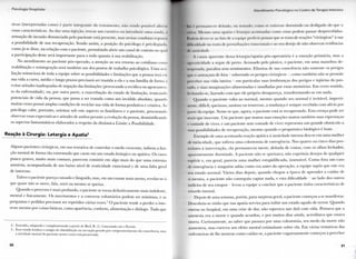 P s i c o l o g i a H o s p i t a l a r
sivas ( i n t e r p r e t a d a s c o m o ) é p a r t e i n t e g r a n t e d o t r a t a m e , n a u s e n d o possível alterai
essas características. A o d a r u m a injeção, t r o c a r u m c u r a t i v o o u i n t r o d u z i r u m a s l a , , i
sensação de invasão d e n u n c i a d a p e l o p a c i e n t e está presente, m a s nestas c o n d u t a s r q M i u !
a p o s s i b i l i d a d e de sua recuperação. S e n d o assim, a posição d o psicólogo é p r i v i l e g i a d i
c o m o j á se disse, n a relação c o m o p a c i e n t e , p e r m i t i n d o a b r i r u m c a n a l de c o n t a t o n o q u a l
a participação deste será i m p o r t a n t e p a r a o t o d o q u a n t o à sua reabilitação.
N o a t e n d i m e n t o ao paciente pós-operado, a atenção ao seu r e t o r n o ao c o t i d i a n o c
reabilitação e reintegração será também u m dos pontos de t r a b a l h o psicológico. U m a a1
hação m i n u c i o s a de t o d a a equipe sobre as possibilidades e limitações que a pessoa terá e m
sua v i d a a c u r t o , médio e l o n g o prazos precisará ser t r a z i d a a ela e a sua família de f o r n i a a
e v i t a r atitudes inadequadas de negação das limitações ( p r o v o c a n d o a recidiva o u agravamen-
to d a enfermidade), o u , p o r o u t r a p a r t e , a exacerbação d o estado de limitação, t r u n c a n d o
potenciais de v i d a d a pessoa, que passa a ser t r a t a d a c o m o u m inválido absoluto, q u a n d o
m u i t a s vezes possui a m p l a s condições de reciclar sua v i d a de f o r m a p r o d u t i v a e c r i a t i v a . A . >
psicólogo cabe, p o r t a n t o , o r i e n t a r sob este aspecto os f a m i l i a r e s e o paciente, p r o c u r a n d o
observar essas expectativas e atitudes de ambos perante a evolução d a pessoa, desmistificandi >
os aspectos fantasmáticos elaborados a respeito d a dinâmica L i m i t e x Possibilidade.
Reação à Cirurgia: Letargia e Apatia2
A l g u n s pacientes cirúrgicos, e m sua t e n t a t i v a de c o n t r o l a r o m e d o crescente, i n i b e m a f u n -
ção m e n t a l de f o r m a tão e x t r e m a d a q u e c a e m e m u m estado letárgico o u apático. O s casos
p o u c o graves, m u i t o m a i s c o m u n s , p a r e c e m consistir e m algo m a i s d o q u e u m a e x t r e m a
amnésia, a c o m p a n h a d a de u m b a i x o nível de r e a t i v i d a d e e m o c i o n a l e de u m a falta geral
de interesse.
Talvez o paciente pareça cansado e lânguido, mas, e m u m exame mais atento, revelar-se-á
que quase não se m o v e , fala, s o r r i o u m e s m o se q u e i x a .
Q u a n d o o processo é m a i s p r o f u n d o , o paciente se t o r n a d e f i n i t i v a m e n t e m a i s i n d o l e n t e ,
m e n t a l e fisicamente. O s m o v i m e n t o s e a conversa voluntários p o d e m ser mínimos, e as
p e r g u n t a s e pedidos p r e c i s a m ser repetidos várias vezes.3 O paciente tende a p e r d e r o i n t e -
resse m e s m o p o r coisas básicas, c o m o aparência, c o n f o r t o , alimentação e diálogo. T u d o que
2 - E x t r a í d o , a d a p t a d o e c o m p l e m e n t a d o a p a r t i r d e B i r d , B . (1), Conversando com o Paciente.
3 - Esse e s t a d o l e m b r a o e s t á g i o d e o b n u b i l a ç â o o u t u r v a ç ã o g e r a d o p o r c o m p r o m e t i m e n t o d a c o n s c i ê n c i a , m a s
a a t i v i d a d e m e n t a l d o p a c i e n t e nesses c a s o s está p r e s e r v a d a .
3 0
A l i u i d i t n i i N t " l'si< o l o ( | i ( o 110 < c n l i o d e l e i a p i a I n t e n s i v a
1,1/ e p e i i n a n c t c r deitado, o u sentado, ( 01110 s e estivesse d o r m i n d o o u desligado d o q u e o
n o a M e s m o u m a a p a i i a e letargia acentuadas c o m o e s s a s p o d e m passar despercebidas.
I ' , , d . i u d e v e r - s e a o l a t o d e a equipe p r e l e r i i pensar que s e t r a t a de reações "cirúrgicas" à sua
i l l l u uldade n o H a l o d e perturbações e m o c i o n a i s e ao seu desejo de não o b s e r v a r evidências
d e ansiedade.
A causa a p a r e n t e dessa l e t a r g i a / a p a t i a pós-operatória é a e m o ç ã o p r i m á r i a , m a s a
Ajjrcssividade a segue de p e r t o . A c o s s a d o pelo pânico, o paciente, e m u m a m a n o b r a d e -
lísperada, p a r a l i s a seus s e n t i m e n t o s . E l i m i n a de sua consciência não somente os p e r i g o s
q u e o a m e a ç a m de fora s o b r e t u d o os perigos cirúrgicos - c o m o t a m b é m não se p e r m i t e
perceber sua v i d a i n t e i r a - e m p a r t i c u l a r suas lembranças dos p e r i g o s e injúrias d o pas-
s a d o , e suas imaginações a l i m e n t a d a s e insufladas p o r essas memórias. E m c e r t o sentido,
lecliando-se, f a z e n d o c o m q u e ele próprio desapareça, t r a n s f o r m a n d o - s e e m n a d a .
Q u a n d o o p a c i e n t e v o l t a a o n o r m a l , m e s m o q u a n d o seu n o r m a l é irritável, i m p e r t i -
n c u i e , difícil, q u e i x o s o , ansioso o u temeroso, a mudança é sempre r e c e b i d a c o m alívio p o r
p a r l e d a e q u i p e . Sente-se q u e , a g o r a , o p a c i e n t e está se r e c u p e r a n d o . Esta crença p o d e ser
mais q u e i n o c e n t e . U m p a c i e n t e q u e m a t o u suas emoções m a t o u t a m b é m suas esperanças
e v o n t a d e de v i v e r , e u m p a c i e n t e s e m v o n t a d e de v i v e r representa u m g r a n d e obstáculo a
s u a s possibilidades de recuperação, m e s m o q u a n d o o prognóstico biológico é b o m .
E x e m p l o de u m a a c e n t u a d a reação apática à ansiedade i n t e n s a deu-se e m u m a m u l h e r
d e m e i a - i d a d e , q u e sofrera u m a c o l o s t o m i a de emergência. N o s q u a t r o o u c i n c o dias pos-
teriores à intervenção, ela p e r m a n e c e u i n e r t e , d e i t a d a de costas, c o m os o l h o s fechados,
a p a r e n t e m e n t e d o r m i n d o . A p a c i e n t e não se q u e i x a v a , não e x p r i m i a desejos de q u a l q u e r
espécie e, e m g e r a l , p a r e c i a u m a m u l h e r e s t u p i d i f i c a d a , insensível. C o m o f o r a u m caso
de emergência e ninguém sabia c o m o e r a antes d a operação, a e q u i p e supôs q u e este e r a
seu estado n o r m a l . Vários dias depois, q u a n d o c h e g o u a época de a p r e n d e r a c u i d a r de
si m e s m a , a p a c i e n t e não c o n s e g u i u c a p t a r n a d a , e esta d i f i c u l d a d e - ao l a d o dos o u t r o s
indícios de seu e s t u p o r - l e v o u a e q u i p e a c o n c l u i r q u e a p a c i e n t e t i n h a características de
r e t a r d o m e n t a l .
D e p o i s de u m a semana, porém, p a r a surpresa geral, a paciente começou a se manifestar.
Descobriu-se então q u e sua a p a t i a s e r v i r a p a r a i n i b i r u m estado a g u d o de t e r r o r . Q u a n d o
e n t r o u n o h o s p i t a l , e m u m a crise de dor, não esperava sair d a l i c o m v i d a . Pensava q u e a
anestesia e r a a m o r t e e q u a n d o a c o r d o u , e p o r m u i t o s dias a i n d a , a c r e d i t a v a q u e estava
m o r t a . C u r i o s a m e n t e , ao saber q u e passara p o r u m a c o l o s t o m i a , seu m e d o d a m o r t e não
a u m e n t o u , m a s exerceu u m efeito m e n t a l e s t i m u l a n t e sobre ela. E m várias tentativas das
e n f e r m e i r a s de l h e m o s t r a r c o m o cuidar-se, a paciente v a g a r o s a m e n t e começou a perceber
3 1
 
