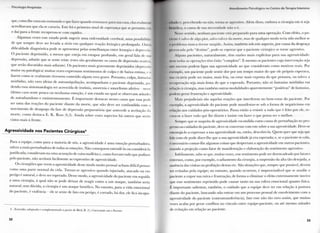 o l o q i . i I I n s p i l a l a i
que, c o m o lhe estavam ensinando o que lazer q u a n d o retomasse para sua casa, cias r e a l m e n i
a c r e d i t a v a m que ela se c u r a r i a . Este foi 0 p r i m e i r o sinal dc esperança que se p e r i m i i u M I ,
e daí p a r a a frente recuperou-se c o m rapidez.
A l g u m a s vezes esse estado p o d e s u g e r i r u m a e n f e r m i d a d e c e r e b r a l , u m a p o s s i b i l i d l
de q u e sempre deve ser l e v a d a a sério e m q u a l q u e r reação letárgica p r o l o n g a d a . ( >m, ,
d i f i c u l d a d e d i a g n o s t i c a p o d e se apresentar pelas semelhanças entre l e t a r g i a e depressa,,
O p a c i e n t e d e p r i m i d o , a m e n o s q u e esteja e m e s t u p o r p r o f u n d o , e m g e r a l fala de sua
depressão, a d m i t e q u e se sente triste (estes são g e r a l m e n t e os casos de depressão r e a t i v j
q u e serão d i s c u t i d o s m a i s adiante). O s pacientes m a i s g r a v e m e n t e d e p r i m i d o s (depressa,,
m a i o r o u patológica) m u i t a s vezes e x p r e s s a m sentimentos de c u l p a e de b a i x a estima, e J
fazem c o m o se r e a l m e n t e tivessem c o m e t i d o a l g u m e r r o grave. P o r t a n t o , c u l p a , fantasia',
mórbidas, não r a r o ideias de autoaniquilação, a c o m p a n h a m o paciente d e p r i m i d o , po
d e n d o essa s i n t o m a t o l o g i a ser acrescida de insónia, a n o r e x i a e a m o r f i s m o afetivo - n e s s e
último caso sente p o u c a o u n e n h u m a emoção, é u m estado n o q u a l se o b s e r v a m atitudes
de a u t o a b a n d o n o e e n s i m e s m a m e n t o . É i m p o r t a n t e destacar nesses casos q u e essa pode
ser u m a das reações d o p a c i e n t e d i a n t e d a m o r t e , q u e não deve ser c o n f u n d i d a c o m o
m o v i m e n t o de desapego d a fase de depressão preparatória q u e antecede a aceitação da
m o r t e , c o m o destaca E . K . Ross (4,5). A i n d a sobre esses aspectos há o u t r o s q u e serão
vistos m a i s à frente.
Agressividade nos Pacientes Cirúrgicos4
Para a equipe, c o m o p a r a a m a i o r i a de nós, a agressividade é u m a emoção p e r t u r b a d o r a ,
talvez a mais p e r t u r b a d o r a de todas as emoções. N ã o conseguem entendê-la o u considerá-la
justificada; consideram-na u m a acusação de coisa malfeita e, c o m o fizeram t u d o que p o d i a m
pelo paciente, não a c e i t a m facilmente as expressões de agressividade.
O s cirurgiões que v e e m a agressividade desse m o d o m u i t o pessoal a c h a m difícil pensar
c o m o u m a p a r t e n o r m a l d a v i d a . T o r n a r - s e agressivo q u a n d o i n j u r i a d o , a t a c a d o o u e m
p e r i g o é n a t u r a l , e deve ser esperado. Desse m o d o , a agressividade d o paciente e m seguida
a u m a c i r u r g i a , à q u a l não se p o d e d e i x a r de r e a g i r c o m o a u m a t a q u e , t a m b é m seria
n a t u r a l ; sem dúvida, a c i r u r g i a é u m ataque benéfico. N o e n t a n t o , p a r a a v i d a e m o c i o n a l
d o paciente, é violência - ele se sente de fato e m p e r i g o , é c o r t a d o , há dor, ele fica i n c a p a -
4 - E x t r a í d o , a d a p t a d o e c o m p l e m e n t a d o a p a r t i r d e B i r d , B . (1), Conversando com o Paciente.
3 2
A l u i u l i m o i i t i > l ' s i ( i i l i i ( | i ( o n o ( ' . c n l i n d e t e r a p i a I n t e n s i v a
, n a d o c , p e r c e b e n d o o u m i o , t o r n a s e agressivo. A l e m disso, e m b o r a a c i r u r g i a e m si seja
I I n a , a causa d e sua necessidade n à o o c .
N e s s e sentido, n e n h u m paciente está p r e p a r a d o p a r a u m a operação. C o m efeito, o p a -
, , • <• salvo d e algo pior, salvo talvez d a m o r t e , mas de q u a l q u e r m o d o t e r i a sido m e l h o r se
P p r o b l e m a n u n c a tivesse s u r g i d o . A s s i m , também sob este aspecto, p o r causa d a desgraça
provocada pelo " d e s t i n o " , pode-se esperar q u e o paciente cirúrgico se t o r n e agressivo.
A l g u n s pacientes, n a t u r a l m e n t e , têm razões m a i s explícitas p a r a sua agressividade:
i i . i u iodas as operações têm êxito " c o m p l e t o " . E m e s m o os pacientes cuja intervenção seja
11111 sucesso p o d e m l i g a r sua agressividade ao q u e c o n s i d e r a m c o m o m o t i v o s reais. P o r
BXemplo, u m paciente p o d e sentir d o r p o r u m t e m p o m a i o r d o que ele próprio esperava,
n a c i c a t r i z p o d e ser m a i o r , m a i s f r i a , o u estar m a i s exposta d o que p e n s a r a , o u talvez a
i c i uperação seja m a i s lenta d o q u e o esperado. P o r t a n t o , não só fantasias mórbidas e m
i elação à c i r u r g i a , mas também outras m o d a l i d a d e s aparentemente " p o s i t i v a s " de fantasias,
p o d e m g e r a r frustração e agressividade.
M a i s p r e j u d i c i a i s são aquelas reações q u e i n t e r f e r e m n o b e m - e s t a r d o paciente. Por
exemplo, a agressividade d o paciente p o d e manifestar-se sob a f o r m a de n e g a t i v i s m o e m
relação aos c u i d a d o s pós-operatórios. Passa então a resistir a t u d o q u e é feito p o r ele, re-
Cusa-se a fazer t u d o que lhe d i z e m e insiste e m fazer o que pensa ser o m e l h o r .
S e m p r e q u e se suspeita de agressividade escondida c o m o causa de perturbação no p r o -
gresso o u cuidados d o paciente, deve-se conversar c o m este sobre a sua agressividade. Deve-se
encorajá-lo a expressar a sua agressividade o u , então, descobri-la. Q u e m q u e r que seja que
fale c o m ele p o d e d i z e r - l h e que a sua agressividade já era esperada; e, se o paciente se cala,
é necessário c o n t a r - l h e a l g u m a s coisas que d e s p e r t a m a agressividade e m o u t r o s pacientes,
usando a projeção c o m o fator de manifestação e elaboração d o s e n t i m e n t o agressivo.
Infelizmente, sabe-se que, m u i t a s vezes, esse sentimento pode ser desencadeado p o r fatores
externos, c o m o , p o r e x e m p l o , o a d i a m e n t o d a c i r u r g i a , a suspensão d a a l t a tão desejada, a
ausência das visitas o u proibição destas etc. São situações que, sempre q u e possível, d e v e m
ser evitadas p e l a e q u i p e ; n o e n t a n t o , q u a n d o o c o r r e m , é imprescindível q u e se a u x i l i e o
paciente a e x p o r sua r a i v a e frustração, de f o r m a a e l i m i n a r o efeito e x t r e m a m e n t e n o c i v o
q u e esse s e n t i m e n t o r e p r i m i d o p o d e causar t a n t o n a sua esfera e m o c i o n a l q u a n t o física.
É i m p o r t a n t e salientar, t a m b é m , o c u i d a d o q u e a e q u i p e deve ter e m relação à p o s t u r a
d i a n t e d o paciente, b u s c a n d o não e n t r a r e m u m processo pessoal de e n v o l v i m e n t o c o m a
agressividade d o paciente (contratransferência), fato esse não tão r a r o assim, que m u i t a s
vezes acaba p o r g e r a r conflitos n o vínculo entre equipe-paciente, o u até m e s m o atitudes
de evitação e m relação ao paciente.
3 3
 