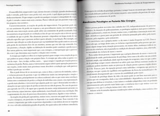 P s i c o l o g i a H o s p i t a l a r
O m a i s difícil dc c o m p r e e n d e r c que, m e s m o d u r a n t e a c i r u r g i a , q u a n d o absolutami >u>
n a d a é r e t i r a d o , p o d e haver u m a p e r d a real, u m a p e r d a â q u a l a l g u n s pacientes rcauri||
desfavoravelmente. O q u e sempre se p e r d e e m q u a l q u e r c i r u r g i a c a i n t e g r i d a d e d pu
A pele é c o r t a d a e n u n c a m a i s será a m e s m a . Parece ridículo q u e u m paciente reaja a i t t |
tão p e q u e n o , m a s acontece.
C a r a c t e r i s t i c a m e n t e , as reações de p e r d a são imprevisíveis. U m p a c i e n t e pode n.tti
ter u m s e n t i m e n t o de p e r d a e m resposta a u m p r o c e d i m e n t o m a i o r , e m c o n t r a p a r t i d a
sofrendo u m a intervenção m e n o r , p o d e sofrer u m s e n t i m e n t o de p e r d a a c e n t u a d o . I . . |
inconsistência e m g e r a l p o d e ser c r e d i t a d a ao fato de q u e tais reações não se d e v e m apentt
à r e a l i d a d e d o q u e se perde. São a l t a m e n t e pessoais e d e p e n d e m e m l a r g a escala d o siff
n i f i c a d o específico q u e o paciente a t r i b u i à p a r t e afetada e à sua função. Por e x e m p l o ,
paciente cuja v i d a g i r e ao r e d o r d o p r a z e r p o r sua h a b i l i d a d e física p o d e sentir-se a r r a s a i li,
p e l a p e r d a d o m o v i m e n t o l i v r e de u m m e m b r o , m e s m o q u e este não seja r e m o v i d o . Era
tais pacientes, a fixação, r i g i d e z o u disfunção d o m e m b r o p o d e c o n s t i t u i r a p e r d a m a i o i
E m o u t r a s p a l a v r a s , m a i s i m p o r t a n t e q u e o ato cirúrgico, a interpretação q u e o pacicnie
dá a este é q u e d e t e r m i n a suas reações e relação c o m o evento.
A c i r u r g i a que i m p l i c a os olhos o u os órgãos genitais quase sempre evoca reações de perda
que p o d e m ter p o u c a relação c o m prejuízo físico. A c i r u r g i a que afeta todas as partes visí-
veis d o c o r p o - face, escalpo, orelhas, nariz... quase sempre é seguida p o r reações pessoais
exclusivas de p e r d a . Porém, n u n c a é i n t e i r a m e n t e seguro i n f e r i r quais operações provocarão
tais reações, sendo m u i t o m a i s proveitoso t e n t a r d e s c o b r i r a avaliação q u e c a d a paciente
a t r i b u i à p e r d a que v a i sofrer.
N ã o se p o d e d e i x a r de t e r e m m e n t e q u e , c o m o se disse, o u n i v e r s o de símbolos, valores
e vivências pessoais d o paciente é q u e v a i i n f l u e n c i a r m u i t o sua interpretação e reação â
p e r d a . N o e n t a n t o , p r i n c i p a l m e n t e n a c u l t u r a o c i d e n t a l , sabc-sc q u e existe u m a correlação
íntima entre o sentimento de p e r d a e a relação d o indivíduo c o m a m o r t e , esta representando
a p e r d a m a i s a b s o l u t a e irreversível q u e alguém p o d e t e r e q u e é d e n u n c i a d a e m todas as
situações e m q u e o u t r o s tipos de perdas a c o n t e c e m n a v i d a d a pessoa. N o caso d o paciente
pós-operado e m C T I , é de s u p o r q u e a questão d a m o r t e esteja i n t i m a m e n t e presente e m
suas vivências, sejam i n t e r n a s , sejam a m b i e n t a i s , e x a c e r b a n d o assim essa correlação. Daí
0 a g r a v a m e n t o d o risco de processos dissociativos, depressivos, l i g a d o s a essa vivência.
As reações de p e r d a pós-operatórias, m u i t a s vezes, e x e r c e m u m p a p e l a t i v o e m o u t r a s
reações cirúrgicas, e m p a r t i c u l a r n a depressão e n o estado d e l i r a n t e . Essa conexão é tão
c o m u m e i m p o r t a n t e q u e todos os pacientes d e p r i m i d o s e c o m delírio d e v e m ser suspeitos
dc estar s o l r e n d o sentimentos g r a n d e s de p e r d a , dos quais talvez não t e n h a m consciência.
4 0
A l l i i n i M i t i i Psic < >l< .< |i< o n o ( I I I I I K I ( I n l e i a p i a I n t e n s i v a
i p a n e d o t r a b a l h o d o psicólogo, | atuo, 6 sempre b o m l e r e m mente q u e a depressão
Ntiido d e l i r a n t e p o d e m ser, pelo menos e m p a r t e , u m a tentativa d o p a c i e n t e de negar
m i i i a n p e n s . i l o s sentimentos d e p e i d a .
At . . m b m o n t o Psicológico ao Paciente Não Cirúrgico
t lutrus pessoas p o d e m necessitar dos c u i d a d o s d o C T I , i n d e p e n d e n t e m e n t e d o processo
, Irúrgico. As situações de p o l i t r a u m a t i s m o , as patologias orgânicas m a i s graves l e n l a r l o s ,
QUlldros p u l m o n a r e s , renais etc.) l e v a m , m u i t a s vezes, o indivíduo à internação ncsia u m
j i d e , a b r i n d o - s e a p o r t a p a r a u m período de vivências p o n t u a d o p e l o sofrer, p e l a
n i i n e n t e , pela angústia e pelo i s o l a m e n t o .
A convivência c o m a própria m o r t e e a d o o u t r o é m u i t o frequente no ( I T I , l c m - s e
Observado q u e , ao l o n g o destes anos, as vivências e x p e r i m e n t a d a s pelas pessoas que p a s
. a i . i n i a l g u m t e m p o nesta situação p r o v o c a r a m , e m m u i t a s delas, mudanças I . K I K ais n o
, , i , icesso de existência, não só p a u t a d a n a condição de alteração orgânica, m a s , s< .1 iretl •< l« i
n a intensidade d a vivência de m o r t e e m o r r e r .
Para c u i d a r dessas pessoas, é i m p o r t a n t e q u e a própria dimensão de m o r t e e m I I d o
Profissional de saúde, p a r t i c u l a r m e n t e d o psicólogo, b e m c o m o a d o sofrer e m u m leni tdl I
bastante a m p l o , seja t r a b a l h a d a (dado a q u i d a t e r a p i a d o terapeuta), u m a vez que a Al itU
de d o psicólogo sempre estará vulnerável ao sofrer, pois suas defesas r a c i o n a i s I U S . K l a i n< i
eolidiano) p o d e m i n t e r f e r i r m u i t o n o processo de relação pessoa a pessoa e x i g i d o de
d o C T I . T r a t a - s e , p o i s , d a equação pessoal c o m o indivíduo e t e r a p e u t a q u e pret LM II
alcançar, e m q u e o p o n t o de equilíbrio está e q u i d i s t a n t e d a frieza d a r a c i o n a l i z a r a , i e d o
e n v o l v i m e n t o d e s o r g a n i z a d o q u e o excesso de sensibilidade p o d e trazer.
A a t i t u d e d o psicólogo d i a n t e d a v i d a e d a m o r t e p o d e ser u m fator m a u a n u para I
pessoa q u e este a c o m p a n h a , d a d a a sua v u l n e r a b i l i d a d e e dependência, e m u m m o m e n t o
e m q u e suas defesas se e s v a z i a m , e seus valores e verdades (adquiridos) estão e m p r o f u n d o
q u e s t i o n a m e n t o p e l a questão m a i s básica q u e a existência t r a z (e q u e m u i t a s v e z e s n o s
negamos a ver), q u e é a relação íntima e n t r e v i d a e m o r t e .
A d i a n t e serão levantadas a l g u m a s considerações sobre t a l relação, c o m o l a m b e m sobre
a m o r t e e o m o r r e r .
4 1
 