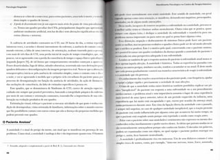 P s i c o l o g i a H o s p i l . i l . i r
destaca-se o lato dc o sono estai', p a r a certos pacientes, associado à m o r t e , e i l n
desta impõe o q u a d r o d c insone.
e) A perda de discernimento t e m j á u m aspecto m a i s sério d o p o n t o d e vista p s i c o d i n .
co. T e m o s u m q u a d r o p e c u l i a r dos C T I s , p r i n c i p a l m e n t e daqueles q u e a p r e s e m , n u
a m b i e n t e t o t a l m e n t e a r t i f i c i a l , sem l u z d o d i a e sem alterações significativas e m na
r o t i n a ( d i u r n a e n o t u r n a ) .
A cadência d e a t i v i d a d e s constantes n o C T I , nas 2 4 h o r a s d o d i a , a r o t i n a r c p d i d i t
inúmeras vezes, o a c o r d a r e d o r m i r i n t e r m i t e n t e d o e n f e r m o , a ausência d e c o n t a t o c
m u n d o e x t e r n o , a f a l t a d e u m a conversa, d e orientação, a c a b a m t r a z e n d o p a r a a pessoa,
c o m m a i s d e três dias de C T I , u m a p e r d a i n i c i a l de noção de t e m p o cronológico, que. a,,
poucos, v a i se a g r a v a n d o c o m a p e r d a d a consciência de t e m p o e espaço físico e psicológit i >
[segundo Jaspers (9)], de t a l f o r m a q u e c o m p o r t a m e n t o s estranhos c o m e ç a m a aparecei
Frases desarticuladas, fuga de ideias, atitudes obsessivas, o c o r r e n d o não r a r o derivações pata
q u a d r o s delirantes e desconfigurações d a i m a g e m perspectiva r e a l . Nota-se q u e a alterara, i
sensoperceptiva inicia-se pela ausência d e estímulos simples, c o m o o c o n t a t o c o m o d i a e
a n o i t e , e v a i se a g r a v a n d o à m e d i d a q u e o próprio ciclo c i r c a d i a n o d o p a c i e n t e passa poi
processo de desorganização e m função d a ausência d e atividades, d a ação d e fármacos,
das oscilações de consciência, d a falta d e estímulos específicos à pessoa etc.
Esse q u a d r o , q u e se d e n o m i n a v a d e Síndrome d e C T I , c a r e c e d e atenção especial,
c u i d a d o este sempre q u e possível p r e v e n t i v o , b u s c a n d o a i n t e g r i d a d e psíquica d o e n f e r m o
p o r m e i o d c u m c o n t a t o c orientação constantes, t r a z e n d o - l h e a importância d e sua cola-
boração n a evolução p r o d u t i v a de seu q u a d r o .
Estimulação v i s u a l , reforçar o p a c i e n t e a e x e c u t a r a t i v i d a d e s d e q u e goste e t e n h a c o n -
dição d e d e s e m p e n h a r , v i s i t a o r i e n t a d a de f a m i l i a r e s , informações sobre o m u n d o e x t e r n o
que l h e p o s s i b i l i t e m c o n t a t o c o m o u t r a s coisas que não a doença são pequenas m e d i d a s que
p o d e m p r e v e n i r esse q u a d r o .
O Paciente Ansioso7
A ansiedade é o sinal d o p e r i g o d a m e n t e , u m sinal q u e se m a n i f e s t a e m presença d e u m
p r o b l e m a . C o m o sinal, a ansiedade é análoga à d o r e tão i m p o r t a n t e q u a n t o esta. O h o m e m
7 - E x t r a í d o , a d a p t a d o e c o m p l e m e n t a d o a p a r t i r d e B i r d , B . (1), Conversando com o Paciente.
4 4
A t e n d i m e n t o l'si< o l o ( | i i o i i . i ( e n l i o ( l o l e i a p i a I n t e n s i v a
D I u p u d e v i v e i u o i i n a l i n e n l c s e m s e n l i i ansiedade. E s t e sentido d c ansiedade, c m geral
I n p l a i l o a p e n a s c o m o u m a sensação, se i n a n i l e s l a , d e i x a n d o - n o s i n q u i e t o s , p r e o c u p a d o s ,
i i i l a d o s , o u <le a l g u m m o d o ameaçados.
I >(.,( m o d o , incapazes d e remover na prática a e n f e r m i d a d e o u a ansiedade, procura-se
| n i . I h o i s a í d a : l e n l a - s e e l i m i n a r a m b a s m e n t a l m e n t e . O u t r a coisa q u e se p r a t i c a , quase
, i n p i c a l g u m êxito, é desligar a ansiedade d a e n f e r m i d a d e e t r a n s f e r i - l a p a r a u m
p i o l i l i I I I . I menos i m p o r t a n t e o u p a r a o u t r o n o q u a l se possa fazer a l g u m a coisa.
Iv.sa distorção, negação e d e s l o c a m e n t o d e s i n t o m a s físicos p o d e fazer u m p a c i e n t e
m nlir-se m e l h o r , m a s n o processo e v o l u t i v o o q u a d r o clínico p o d e ser de t a l m o d o a l t e r a d o
i|in 11 médico se perderá. Este é o m o t i v o p e l o q u a l , c o n v e r s a n d o c o m o paciente ansioso,
p< issível l e v a n t a r u m q u a d r o v e r d a d e i r o d a doença q u a n d o a ansiedade d o paciente é
M i o l o c a d a e m u m a p e r s p e c t i v a a d e q u a d a à sua e n f e r m i d a d e .
I « m b r e - s e t ambém de q u e a resposta ansiosa d o paciente à e n f e r m i d a d e a t u a l n u n c a se
d e v e apenas àquela afecção. A ansiedade é histórica. T o d a s as experiências passadas c o m
i h K uça o u o u t r o s perigos, s i m i l a r e s o u não, t e n d e m a a c u m u l a r - s e n a a t u a l . É deste m o d o
BUe cada pessoa g r a d u a l m e n t e constrói sua m a n e i r a característica de r e a g i r à e n f e r m i d a d e
c a ansiedade q u e ela p r o v o c a .
( ) c o n h e c i m e n t o das reações características dos pacientes p o d e , c o m frequência, a j u d a r
II equipe a j u l g a r rápida e p r e c i s a m e n t e a seriedade d e suas afecções.
( ) lato d e q u e a ansiedade t e n h a raízes históricas t a m b é m p o s s i b i l i t a e x p l i c a r u m pâ-
nico "inexplicável" d o paciente e m resposta a u m a e n f e r m i d a d e o u a u m p r o c e d i m e n t o
médico m e n o r ; o p r o b l e m a a t u a l e sem importância a s s u m i u o l u g a r d e u m a experiência
m a i s terrível de u m a época a n t e r i o r , talvez d e u m p e r í o d o esquecido d a infância, u m a
experiência q u e há m u i t o está e n c a p s u l a d a e q u e , e x c e t o p o r ocasião d a ameaça a t u a l ,
assim p e r m a n e c e u d u r a n t e anos. E m vista d a ligação d i r e t a d a ansiedade c o m o passado,
é sempre útil suspeitar, n o caso d e q u a l q u e r ansiedade inexplicável, q u e a reação presente
d o paciente está sendo i n f l u e n c i a d a p o r a l g u m a coisa q u e aconteceu há m u i t o t e m p o , o u
que o p a c i e n t e está r e a g i n d o assim p o r q u e está r e p e t i n d o o m o d o c o m o r e a g i u antes.
F a l a r c o m o paciente sobre suas ansiedades e sentimentos não expressos o u m e s m o des-
conhecidos r e d u z i m e d i a t a m e n t e o p o d e r n o c i v o destes. A s ideias q u e p a i r a m m u d a s n o a r
são t r e m e n d a m e n t e ameaçadoras p o r q u e não c o n h e c e m l i m i t e s . C o l o c a d a s e m p a l a v r a s ,
p o d e m ser e x a m i n a d a s c o m o u m objeto, n o q u a l e q u i p e e paciente p o d e m e n x e r g a r seu
p e r i g o e, assim, ficar bastante n e u t r a l i z a d o .
A ansiedade é p r o f u n d a m e n t e r i c a e m máscaras. U m de seus disfarces c o m u n s é u m a
simples t r o c a d e n o m e s , c o m o , p o r e x e m p l o , " s i n t o - m e nervoso, tenso, f r a c o , assustado,
4 5
 