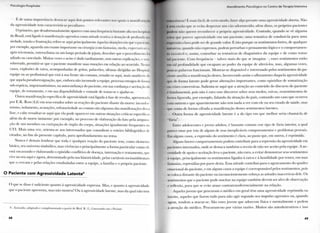 P'.M < > I < ). 11.1 | |oS|>Ít.ll.ll
l'i de s u m a importância destacar a q u i dois pontos relevantes n u s quais a manili-sti
d a agressividade t e m características peculiares;
O p r i m e i r o , que desafortunadamente aparece com u m a frequência bastante ali; s In is| M I M .
do Brasil, está ligado à manifestação agressiva c o m o atitude reativa à situação de proliini la itll
siedade, tensão e frustração; refere-se a q u i p r i n c i p a l m e n t e àquelas situações e m que o pai H I I I I
p o r exemplo, a g u a r d a u m e x a m e i m p o r t a n t e o u c i r u r g i a (com fantasias, medo, e x p e c t a m a i
após t r i c o t o m i a , enteroclisma o u u m longo período de j e j u m , descobre que o procedime I , , i
adiado o u cancelado. M u i t a s vezes o aviso é dado t a r d i a m e n t e , sem outras explicações, e s e m ,
sobretudo, p e r m i t i r - s e que o paciente manifeste suas emoções e m relação ao o c o r r i d o . Nesse»
casos, explosões de raiva, acompanhadas de gritos, palavrões, ofensas d i r i g i d a s ao Hospital,
equipe o u ao profissional que está à sua frente são comuns, ressalte-se a q u i , mais saudáveis ilu
que aquela pseudorresignação, que, e m b o r a não incomode a equipe, processa estragos dc G11 m a
sub-reptícia, importantíssimos, n a autoconfiança do paciente, e m sua confiança e aceitaçãt t d a
equipe, d o t r a t a m e n t o , e e m sua d i s p o n i b i l i d a d e e vontade de tratar-se e ajudar-se.
O u t r a manifestação específica de agressividade está l i g a d a à fase de revolta, apresentada
p o r E . K . Ross (4,6) e m seus estudos sobre as reações d o paciente d i a n t e d a m o r t e : i n c o n f o i
m i s m o , isolamento, acusações, refratariedade ao contato são algumas das manifestações dessa
fase, e cabe ressaltar-se a q u i q u e ela p o d e aparecer e m o u t r a s situações críticas específicas
além d a de m o r t e i m i n e n t e : p o r e x e m p l o , n o processo de elaboração d o l u t o p e l a a m p u t a -
ção dc u m m e m b r o o u extirpação de órgão d o c o r p o , situações i g u a l m e n t e frequentes no
C T I . M a i s u m a vez, orienta-se aos interessados q u e c o n s u l t e m o r o t e i r o bibliográfico de
estudos, n o fim d o presente capítulo, p a r a a p r o f u n d a m e n t o n o t e m a .
N u n c a é d e m a i s l e m b r a r q u e t o d a e q u a l q u e r reação d o paciente t e m , c o m o elemento
básico, seu u n i v e r s o simbólico, suas vivências e p r i n c i p a l m e n t e a f o r m a p a r t i c u l a r c o m o ele
está e n c a r a n d o e e l a b o r a n d o o episódio c o n f f i t i v o de doença, internação e t r a t a m e n t o , que
vive n o seu a q u i e agora, d e t e r m i n a d o pela sua historicidade, pelas variáveis socioambientais
que o c e r c a m e pelas relações e n t a b u l a d a s entre a e q u i p e , a família e o próprio paciente.
O Paciente com Agressividade Latente9
O q u e se disse é suficiente q u a n t o à agressividade expressa. M a s , e q u a n t o à agressividade
que o paciente apresenta, m a s não mostra? O u à agressividade latente, m a s d a q u a l não t e m
9 - E x t r a í d o , a d a p t a d o e c o m p l e m e n t a d o a p a r t i r d e B i r d . B . (1), Conversando com o Paciente.
4 8
A l i i n d i m c i n l o l ' s i i o l o i j i i n o ( o n t i o d o l o i a p i a I n t e n s i v a
,,,,, , i a . ' I , mais lai i l , de i e i l ido, lazer algo perante u m a agressividade a b e r t a . N ã o
t «cm i a / a o que s e evita d e s p e r t a r u m CÍO a d o r m e c i d o ; além disso, os próprios pacientes
hnili i u m i o q u e r e r r e c o n h e c e r a própria agressividade. C o n t u d o , q u a n d o se vê a l g u m a
i i u , a que p a r e c e agressividade c m u m paciente, u m a t e n t a t i v a de c o n d u z i - l a p a r a u m a
• K p i c s s á o clara p o d e ser de g r a n d e valor. E isto p o r q u e os sentimentos fortes, de q u a l q u e r
mu i u e / a , q u a n d o não expressos, p o d e m p e r t u r b a r o p e n s a m e n t o lógico e o c o m p o r t a m e n -
i o i i/oavel e , assim, c o n t u r b a r as t e n t a t i v a s de diagnóstico d a e q u i p e e de c o m o t r a t a r
l a i pai lente. ( ! o m frequência talvez m a i s d o q u e se i m a g i n a - , esses sentimentos estão
i i u l a i p r o f u n d i d a d e q u e e s c a p a m a o p o d e r d a e q u i p e de alterá-los, m a s , a l g u m a s vezes,
p i mi as palavras f u n c i o n a m . M o s t r a r - s e disponível e interessado pelos sentimentos d o p a -
i |i ntc a u x i l i a a manifestação destes, favorecendo assim o a f l o r a m e n t o d a q u e l a agressividade
que de f o r m a latente p o d e g e r a r alterações i m p o r t a n t e s , c o m o episódios de somatização
rises conversivas. Salienta-se a q u i q u e a atenção a o conteúdo d o d i s c u r s o d o paciente
i f u n d a m e n t a l , pois não é r a r o esse d i s c o r r e r sobre seus m e d o s , raivas, ressentimentos de
I a f i g u r a d a , p o r e x e m p l o , f a l a n d o d a situação d o país, c o n t a n d o u m caso q u e o c o r r e u
Bom o u t r e m c q u e a p a r e n t e m e n t e não t e m n a d a a v e r c o m ele o u seu estado de saúde, m a s
i | i i e c o n t a de f o r m a c i f r a d a a manifestação desses s e n t i m e n t o s latentes.
( h i t r a f o r m a de agressividade latente é a d o t i p o e m q u e m e l h o r seria chamá-la de
"fúria".
Entre adolescentes e jovens adultos, é bastante c o m u m esse t i p o de fúria interior, a q u a l
parece estar p o r trás de alguns de seus inexplicáveis c o m p o r t a m e n t o s e p r o b l e m a s pessoais.
I ,m alguns casos, a expressão d o sentimento é clara, ao passo que, e m outros, é r e p r i m i d a .
A l g u n s fatores c o m p o r t a m e n t a i s p o d e m c o n t r i b u i r p a r a a repressão d a agressividade e m
pacientes i n t e r n a d o s , o n d e se destaca t a m b é m o receio de não ser aceito p e l a e q u i p e . A ne-
cessidade de apoio e aceitação leva o paciente, não r a r o , a evitar d e m o n s t r a r seus sentimentos
à e q u i p e , p r i n c i p a l m e n t e os s e n t i m e n t o s ligados à r a i v a e à h o s t i l i d a d e p o r temer, e m suas
fantasias, represálias p o r p a r t e desta. Essa a t i t u d e c o n t r i b u i p a r a o a g r a v a m e n t o d o q u a d r o
e m o c i o n a l d o paciente, e e m a l g u n s casos a e q u i p e é corresponsável pelos sentimentos, pois
se coloca d i s t a n t e d o paciente o u i n c o n s c i e n t e m e n t e reforça as atitudes i n a c e r t i v a s dele. O s
sentimentos q u e o paciente p o d e suscitar n a e q u i p e t a m b é m d e v e m ser a l v o de observação
e reflexão, p a r a q u e se evite a t u a r c o n t r a t r a n s f e r e n c i a l m e n t e n a relação.
A q u e l e s j o v e n s q u e p r o c u r a m o médico e m geral têm u m a agressividade r e p r i m i d a o u
latente, aqueles q u e f a z e m t u d o p a r a não a g i r s e g u n d o seu i m p u l s o agressivo o u , q u a n d o
a g e m , t e n d e m a atacar-se. São esses j o v e n s q u e a d o e c e m física e m e n t a l m e n t e e p e d e m
a atenção d o médico. P r o c u r a m - n o p o r várias razões. M u i t o s são a u t o d e s t r u t i v o s e isso
4 9
 