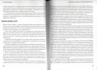 I ' ' . u o l o q i . i I l i i ' , | i i l , i l . i l
sempre é u m a pisla p a i a a existência da agressividade r e p r i m i d a . A s s i m , q u a l q u c i |nvi u
que, de a l g u m a l i i r n i a , parece fadado ao fracasso, q u e parece i n c l i n a r - s c para o insui i i
d e g r a d a ç ã o o u autodestruição, c suspeito de agressividade. A suspeita j u s l i l n a si n ||
i m p o r t a n d o o q u e d i z , faz o u os s i n t o m a s q u e apresenta à equipe.
A o u t r a f o r m a q u e esses j o v e n s agressivos e n c o n t r a m p a r a c o n t r o l a r sua agressivit lai li i
adoecer. P a r e c e m ser m a i s suscetíveis às e n f e r m i d a d e s orgânicas q u e os jovens c o m i
saudáveis e, neste p a r t i c u l a r aspecto, d e s e n v o l v e m s i n t o m a s psicossomáticos e rei
h i s t e r i f o r m e s e depressivas.
Pacientes Suicidas no CTI
D i s c o r r e r sobre o suicídio e a t e n t a t i v a de suicídio de f o r m a m a i s a b r a n g e n t e levaria J
presente t e x t o a sair de seu propósito. O suicídio representa u m capítulo à p a r t e nos estudol
dos distúrbios psicológicos. Ater-se-á a q u i a o episódio d a pessoa q u e t e n t o u suicídi
período e m q u e esta, q u a n d o é o caso, passou pelo C T I .
A t e n t a r c o n t r a a própria v i d a não p o d e ser c o n s i d e r a d o u m evento n o r m a l n a histói i
da pessoa, e r a r a m e n t e essa situação o c o r r e e m função de u m episódio isolado dessa mesmf
história. O q u e se q u e r d i z e r é q u e , ao atender u m a pessoa q u e t e n t o u suicídio, m a i s atl
d o q u e e m o u t r o s casos, a e q u i p e e, p a r t i c u l a r m e n t e , o psicólogo, d e v e m estar atentos ad
t o d o d a pessoa.
C o n s i d e r a r e m o s p a r a fins didáticos e de avaliação clínica a t e n t a t i v a de suicídio apa-
recendo d e n t r o de duas m o d a l i d a d e s , considerando-se os critérios de L e v y (11): o suicídio
(tentativa) a t i v o e o suicídio (tentativa) passivo.
N a p r i m e i r a modalidade, tem-se o g r u p o de indivíduos que deliberada e objetivamente atenta
contra a própria v i d a . Nos C T I s encontramos inúmeros casos, c o m o intoxicações exógenas. N o
Brasil p r e d o m i n a m a ingestão de psicofármacos e de outros p r o d u t o s químicos, p o r exemplo,
a soda cáustica, seguida de inalação de gás, cortes n o c o r p o ( p r e d o m i n a n t e m e n t e pulsos), uso
de a r m a s de fogo, quedas o u a provocação d e l i b e r a d a de acidentes, d e n t r e tantos.
Nesses casos o p a c i e n t e chega a o C T I , q u a n d o a g r a v i d a d e das lesões o u p r o b l e m a s
gerados n o o r g a n i s m o são de t a l m o n t a q u e inúmeros c u i d a d o s serão necessários p a r a
t e n t a r sua recuperação. N a m a i o r i a das vezes esses p a c i e n t e s d ã o e n t r a d a n o C T I v i a
P r o n t o - S o c o r r o , inconscientes, p o d e n d o v o l t a r g r a d a t i v a m e n t e à consciência depois de
a l g u m t e m p o (às vezes dias depois de sua admissão).
C a b e à e q u i p e a l g u n s c u i d a d o s imprescindíveis, e o b v i a m e n t e o p r i m e i r o deles é a
atenção d i r e t a sobre o risco de m o r t e q u e a t e n t a t i v a p r o v o c o u , m a s c o m p l e m e n t a n d o
5 0
A t i i i i i l i i n i i n t o l ' s i i oloiiii o n o ( e n t i o d e l o r . i | ) i . i I n t e n s i v a
. i iileueào e m u i t o i m p o r t a n t e obtei dados d o paciente p o r intermédio d a família e/ou
rii i i i n p . i n l i . m t e s , c assim que possível i n i c i a i c o n t a t o c o m o próprio paciente. O s dados d a
10 a d a pessoa já p o s s i b i l i t a m ler u m a p r i m e i r a hipótese sobre o p e r f i l psicológico desta
i t i i o . i u d c riscos q u e iremos e n f r e n t a r < aso ela r e t o m e a consciência e v e n h a a r e c u p e r a r
l l l i i * funções v i l a i s t a n t o físicas q u a n t o psicológicas. O q u e significa, nesse p r i m e i r o m o -
i i o . a l u a r p r e v e n t i v a m e n t e sobre o risco de n o v a t e n t a t i v a a i n d a n o C T I .
Vários fatores p o d e m levar o indivíduo a a t e n t a r c o n t r a a própria v i d a , desde distorções
K v r i a s na e s t r u t u r a d a p e r s o n a l i d a d e , e m q u e as pulsões tanáticas são fortíssimas, e n c a i -
R M I H I D - S C nesses casos distúrbios de o r d e m psicótica, até questões p s i c o p a t o l o g i c a m e n t e
11 li i I O S graves, m a s n e m p o r isso m e n o s críticas, c o m o o suicídio de balanço, c o m o salienta
A C a r m a (12), o u a t e n t a t i v a de suicídio p o r intenções m a n i p u l a t i v a s h i s t e r i f o r m e s , m u i t o
lo q u e n t e m e n t e observadas e m adolescentes.
N o p r i m e i r o caso, o g r a u de m o r b i d e z d a e s t r u t u r a psíquica d o p a c i e n t e é b a s t a n t e
i p r o m e t i d o , seus antecedentes pessoais a p o n t a m c l a r a m e n t e p a r a u m p e r f i l psicótico,
i a b e n d o então à e q u i p e vigilância m a i s a t e n t a ao paciente d u r a n t e a internação, e enca-
m i n h a m e n t o e a c o m p a n h a m e n t o psiquiátrico tão l o g o seja possível. N o s casos de p a c i e n -
tes p o r t a d o r e s de depressão m a i o r , o diagnóstico d i f e r e n c i a l d a depressão c intervenção
m e d i c a m e n t o s a e psicoterápica são f u n d a m e n t a i s . I m p o r t a n t e frisar nesse p a r t i c u l a r q u e
o período e n t r e o início d a medicação antidepressiva até a p r o x i m a d a m e n t e 3 0 dias após
este é o m a i s crítico. Estatísticas i n d i c a m u m a u m e n t o n o risco de t e n t a t i v a de suicídio
nesse período d a o r d e m de 8 0 % .
Já nos g r u p o s de indivíduos q u e p o d e m ser e n q u a d r a d o s nas duas últimas m o d a l i d a -
des supracitadas, cabe ressaltar q u e , inúmeras vezes, a vivência de m o r t e i m i n e n t e e t o d a
mobilização, t a n t o pessoal q u a n t o f a m i l i a r q u e o a t o gera, p o d e levar a u m a reavaliação
d e sua opção. O b s e r v a - s e c o m o processo frequente nesses casos u m a p r o f u n d a angústia,
sentimentos de fracasso, c u l p a , r e v o l t a , a u t o p i e d a d e . Processo esse q u e deve receber i m e -
d i a t a m e n t e atenção psicológica, c o m o objetivo p r i n c i p a l de a u x i l i a r o paciente a reela-
b o r a r suas vivências, valendo-se o t e r a p e u t a inclusive d o m o m e n t o de g r a n d e f r a g i l i d a d e
e ausência o u e n f r a q u e c i m e n t o de suas defesas, de m a n e i r a a buscar-se novas a l t e r n a t i v a s
d e v i d a c o m a pessoa. Imprescindível l e m b r a r q u e o processo de a c o m p a n h a m e n t o não
p o d e l i m i t a r - s e ao período de internação n o C T I e q u e , n a m a i o r p a r t e das vezes, deve ser
extensivo ao g r u p o f a m i l i a r d o paciente.
Este t a m b é m se e n c o n t r a m o b i l i z a d o e x p e r i m e n t a n d o sentimentos dos m a i s diversos,
c o m o c u l p a , impotência, r a i v a , conflitos interpessoais etc. Sabe-se q u e e m g r a n d e p a r t e
dos casos a família teve e terá participação i m p o r t a n t e n o processo de relação d o paciente
5 1
 