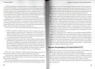 P s i c o l o g i a I l n s p i t . l l . i l
O s fatores psicológicos, e m b o r a dc g r a n d e importância etiológica, sào m u i t a s vi I
subestimados. P r o c u r a d o s c reconhecidos, p o d e m ser inestimáveis não apenas pata . n|||
preender a razão d o e s t a d o d e l i r a n t e , mas p a r a o r i e n t a r b e m o seu t r a t a m e n t o . Deste i In
vale sempre a p e n a p r o c u r a r choques psicológicos, tensões e sentimentos de p e r d a . ' I à I / m
situações psicológicas m a i s dignas de atenção sejam os fatos q u e ameaçam o u i n t e r r |
o c o n t a t o d o paciente c o m seu próprio m u n d o p a r t i c u l a r , s o b r e t u d o a q u i l o q u e o afasta 111
pessoas, lugares e objetos f a m i l i a r e s , e d o fluxo de seus estímulos próprios.
M u i t o s i g n i f i c a t i v o o fato de ter-se o b s e r v a d o inúmeros casos de pacientes p o r t a d o !
de p a t o l o g i a s graves, c o m prognóstico r e s e r v a d o , q u e , após p a s s a r e m p o r u m pc li i
a n t e r i o r de e x t r e m o s o f r i m e n t o físico e e m o c i o n a l , e n t r a r a m e m q u a d r o de dissociaçAtd
c o m alterações primárias i m p o r t a n t e s n a afetividade, consciência d o E U e Pensamento
seguidas de alucinações, e m q u e o s u r t o aparece c o m o u m a f o r m a de defesa d e r r a d e i r a (I,.
paciente d i a n t e d a ameaça r e a l e inexorável de aniquilação (13).
Nesses casos, deve-se o b s e r v a r p r i n c i p a l m e n t e dois aspectos f u n d a m e n t a i s , a sabei:
a) O a p a r e n t e q u a d r o de confusão d o paciente revela n o conteúdo de seus s i n t o m a
p r o d u t i v o s (delírios e alucinações) t o d a a r e a l i d a d e c l a r a e n u a de seu p a v o r de anl
quilação. A f i g u r a d a m o r t e , d o s o f r i m e n t o , das perdas irreversíveis, d a impotência
absoluta, d a total falta de perspectivas existenciais a p a r e c e m c l a r a m e n t e n o discursa
e nas descrições perceptivas " d i s t o r c i d a s " d o paciente.
b) Geralmente, o paciente e m surto i n c o m o d a e ameaça a equipe de saúde, principalmenii
no H o s p i t a l G e r a l e p a r t i c u l a r m e n t e n o C T I . A equipe de saúde t e m , n a m a i o r parte
das vezes, p o u c a i n t i m i d a d e c o m o c h a m a d o "paciente psiquiátrico", e p o r toda a sub-
j e t i v i d a d e d o q u a d r o , as dificuldades de avaliação e intervenção são maiores, gerando,
não raro, afastamento d o contato c o m o paciente, sensação de incómodo e impotência,
algumas vezes hostilidade, e também ansiedades de t a l m o n t a que levem ao desejo cie
"verem-se livres d o paciente", p r e c i p i t a n d o condutas o u e n c a m i n h a m e n t o s .
Nesses casos, sempre é i m p e r a t i v o o diagnóstico d i f e r e n c i a l feito pelo c o m p o n e n t e de
saúde m e n t a l d a equipe o u , n a ausência deste, a solicitação de i n t e r c o n s u l t a .
A ausência dessas c o n d u t a s d e s a f o r t u n a d a m e n t e gera m a i s s o f r i m e n t o , m a i s c o n f l i t o ,
p o r conseguinte o a g r a v a m e n t o d o q u a d r o , c r i a n d o assim u m círculo vicioso e m q u e , e m
última instância, todos sofrem.
Por este m o t i v o , os hospitais p o d e m ser nocivos para esses pacientes. Entretanto, no hospital,
o paciente fica afastado de todas as coisas das quais m u i t o s de nós dependemos p a r a a m a n u -
5 4
A t e n d i m e n t o I ' M < O I O O H O n o ( e n t i o d e t e r a p i a I n t e n s i v a
1 10 ilo licni-cslai mental. < > mesmo vale para a perda d o contato c o m pessoas que lhe são
hlli: i id,is, assim c o m o para a ausência d o lar, da c a m a , do q u a r t o , das roupas, dos alimentos,
i iu mesmo dos objetos pessoais. E m lugar da r o t i n a estável e familiar, ligada às pessoas e às
, ,n i , .o paciente é jogado no meio de estranhos e de circunstâncias completamente novas. Ele
pode ainda m a n t e r seu controle, mas todos os seus pontos de referência não estão lá.
A l e m disso, o f u n c i o n a m e n t o m e n t a l d o p a c i e n t e h o s p i t a l i z a d o p o d e ser a f e t a d o
pi las d r o g a s e, q u a n d o isto se dá, p o d e h a v e r m e s m o u m a p e r d a d e c o n t r o l e . A s d r o g a s
, , I u i, hipnóticas e analgésicas, a d m i n i s t r a d a s p a r a m a n t e r o p a c i e n t e c a l m o , p o d e m
•ii i | icrigi isas p a r a aqueles q u e p o s s u e m tendência a o estado d e l i r a n t e . E m l u g a r de p r o -
v e r e m o sono e o r e l a x a m e n t o , elas p o d e m r e d u z i r o nível d o i m p a c t o s e n s o r i a l dos
, mios e x t e r n o s , d i m i n u i n d o assim a c a p a c i d a d e d o paciente de m a n t e r a orientação e
l a l o c o m o q u e o cerca, fatos q u e p o d e m l e v a r a u m estado d e l i r a n t e o u a episódios
, n n f u s i o n a i s , c o m desorientação n o t e m p o e n o espaço, lapsos de m e m ó r i a e o u t r o s .
1 )c q u a l q u e r m a n e i r a , q u a n d o o c o r r e r u m estado d e l i r a n t e , deve-se p r o c u r a r u m a
11 imbinação de causas q u e , e m c o n j u n t o o u h i e r a r q u i c a m e n t e , t e n h a afetado c r i t i c a m e n t e
a capacidade m e n t a l d o paciente.
A p r o p o s t a o r i g i n a l d o presente t r a b a l h o t e m c o m o p r i n c i p a l pressuposto u m a l e i t u r a
Biultifatorial e i n t e r d i s c i p l i n a r d a pessoa q u e está à frente d a equipe, e sua doença. E exata-
uieiite a s o m a dos c o n h e c i m e n t o s e observações de todos os m e m b r o s d a e q u i p e , médicos,
e n l c r m e i r o s , a u x i l i a r e s , atendentes, técnicos, psicólogos, n u t r i c i o n i s t a s , fisioterapeutas,
assistente s o c i a l e até m e s m o ( i m p o r t a n t e ressaltar) o pessoal de a p o i o , c o m o copeiras,
laxineiras e t c , q u e n a sua observação e c o n t a t o c o m o paciente p o d e m d a r pistas i m p o r -
tantes p a r a u m a b o a compreensão d o fenómeno que assola o paciente e, consequentemente,
n o r t e a r a c o n d u t a m a i s a d e q u a d a p a r a auxiliá-lo.
Distúrbios Psicopatológicos e de Comportamento no CTI
Nos H o s p i t a i s G e r a i s , c c m p a r t i c u l a r nos C T I s , tem-se n o t a d o c e r t a d i f i c u l d a d e q u e a
equipe apresenta p a r a l i d a r c o m pacientes de distúrbios psicopatológicos.
A própria estigmatização q u e a pessoa p o r t a d o r a desse t i p o de distúrbio v e m sofrendo
ao l o n g o dos anos s o m a d a ao fato de esses distúrbios t e r e m u m curso subjetivo, q u e foge dos
conceitos cartesianos norteadores das avaliações e intervenções clínicas, a c a b a m p o r agravar
essas d i f i c u l d a d e s , g e r a n d o , não r a r o , sérios p r o b l e m a s p a r a a equipe e o paciente.
Destacar-se-ão neste capítulo a l g u n s dos q u a d r o s psiquiátricos m a i s f r e q u e n t e m e n t e
observados n o C T I .
5 5
 