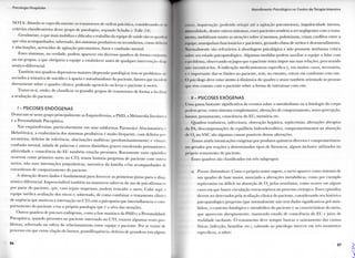 I  i l ( > | C ) ( ] I . I I
N ( ) T A : A b o r d a - s c especificamente os I r a n s t o r n o s de o r d e m psicótica, c o n s i d c r a n d
critérios classificatórios desse g r u p o d e patologias, segundo S< I m l l e e T o l l c ( I I ) .
G e r a l m e n t e , o que mais m o b i l i z a e dificulta o t r a b a l h o d a equipe de saúde são os q u a d f J
que vêm a c o m p a n h a d o s , sobretudo, dos sintomas p r o d u t i v o s o u secundários, c o m o dei »
e alucinações, acrescidos de agitação p s i c o m o t o r a , f u r o r e confusão m e n t a l .
Esses s i n t o m a s , n a verdade, p o d e m aparecer e m diversos q u a d r o s de f o r m a conji
o u e m g r u p o s , o q u e o b r i g a r i a a e q u i p e a estabelecer antes d e q u a l q u e r intervenção d i t i l
nóstico-diferencial.
T a m b é m nos q u a d r o s depressivos m a i o r e s (depressão patológica) tem-se p r o b l e m a s ,n
sociados à t e n t a t i v a d e suicídio e à a p a t i a e a u t o a b a n d o n o d o paciente, fatores q u e incit leni
d i r e t a m e n t e sobre o q u a d r o clínico, p o d e n d o agravá-lo o u l e v a r o paciente à m o r t e
Tratar-se-á, então, d e classificar os grandes g r u p o s d e t r a n s t o r n o s d e f o r m a a facilii.u
a avaliação d o paciente.
I - PSICOSES E N D Ó G E N A S
Destacam-se nesse g r u p o p r i n c i p a l m e n t e as Esquizofrenias, a P M D , a M e l a n c o l i a I n v o l u i i
e a Personalidade Psicopática.
N a s e s q u i z o f r e n i a s , p a r t i c u l a r m e n t e e m suas s u b f o r m a s Paranóico Alucionatória c
Hebefrênica, a exuberância dos sintomas p r o d u t i v o s é m u i t o frequente, c o m delírios per
secutórios, delírios d e referência, alucinações a u d i t i v a s ( p r e d o m i n a n t e m e n t e ) e visuais;
confusão m e n t a l , salada d e p a l a v r a s e o u t r o s distúrbios graves e n v o l v e n d o pensamentos,
a f e t i v i d a d e e consciência d o E U t a m b é m estarão presentes. R a r a m e n t e esses episódios
o c o r r e m c o m o p r i m e i r o s u r t o n o C T I ; temos história pregressa de paciente c o m outros
surtos, n ã o r a r o internações psiquiátricas, n a r r a t i v a d a família e/ou a c o m p a n h a d o s de
estranhezas de c o m p o r t a m e n t o d o paciente.
A obtenção desses dados é f u n d a m e n t a l p a r a fornecer as p r i m e i r a s pistas p a r a o d i a g -
nóstico diferencial. Imprescindível também n a anamnese saber-se d o uso d e psicofàrmacos
p o r p a r t e d o paciente, que, caso sejam suspensos, p o d e m r e i n c i d i r o surto. C a b e a q u i à
e q u i p e médica avaliação dos riscos e, s o b r e t u d o , d e c o m o c o m b i n a r o t r a t a m e n t o clínico
de urgência q u e m o t i v o u a internação n o C T I c o m a p s i c o p a t i a q u e i n t e r i n f l u e n c i a o c o m -
p o r t a m e n t o d o paciente e/ou a própria p a t o l o g i a q u e é o alvo das atenções.
O u t r o s q u a d r o s de psicoses endógenas, c o m o a fase maníaca d a P M D e a Personalidade
Psicopática, q u a n d o presentes n o paciente i n t e r n a d o n o C T I , t r a z e m a l g u m a s vezes p r o -
blemas, s o b r e t u d o n a esfera d o r e l a c i o n a m e n t o entre e q u i p e e paciente. P o r se t r a t a r de
processo e m q u e existe elação d o h u m o r , grandiloquência, delírios de g r a n d e z a (em a l g u n s
5 6
A t e n d i m e n t o l  i < o l o i j i i o n o < e n t r o d e t e r a p i a I n t e n s i v a
, UNOS), inquietação ( p o d e n d o a l i n g i i ale a agitação psicomotora), i m p u l s i v i d a d e intensa,
i m o r a l i d a d e , d e n t r e otttri is s i n t o m a s , esses pacientes t e n d e m a ser negligentes c o m o t r a t a -
no, m o b i l i z a m m u i t o as atenções sobre si mesmos, p o l e m i z a m , c r i a m conflitos entre a
• q i l i p e , m a n i p u l a m funcionários e pacientes, g e r a n d o c l i m a d e atritos e d e s e n t e n d i m e n t o .
N o i m a l m e n t e são refratários â a b o r d a g e m psicológica e n ã o p o s s u e m n e n h u m a crítica
«obre seu estado psieopatológico. A l g u m a s m e d i d a s p o d e m a u x i l i a r a e q u i p e a l i d a r c o m
0 prol tlema, o b s e r v a n d o osj o g o s q u e o paciente t e n t a i m p o r nas suas relações, p r o c u r a n d o
o.10 incentivá-los. A indicação m e d i c a m e n t o s a específica é, e m m u i t o s casos, necessária,
1 c i m p o r t a n t e dar-se l i m i t e s a o paciente, sem, n o e n t a n t o , e n t r a r e m c o n f r o n t o c o m este.
( ) psicólogo deve estar atento à dinâmica d o q u a d r o e a t u a r também o r i e n t a d o às pessoas
que têm c o n t a t o c o m o paciente sobre a f o r m a d e i n t e r a t u a r c o m este.
II - PSICOSES E X Ó G E N A S
1 fma g a m a bastante s i g n i f i c a t i v a d e eventos sobre o m e t a b o l i s m o o u a fisiologia d o c o r p o
p o d e m gerar, c o m o s i n t o m a c o m p l e m e n t a r , alterações de c o m p o r t a m e n t o , senso-percepção,
h u m o r , p e n s a m e n t o , consciência d o E U , memória etc.
Q u a d r o s toxêmicos, infecciosos, obstrução hepática, septicemias, alterações a b r u p t a s
da PA, descompensações d o equilíbrio hidroeletrolítico, c o m p r o m e t i m e n t o s n a absorção
de O n o S N C são a l g u m a s causas possíveis dessas alterações.
T e m o s a i n d a intoxicações exógenas p o r p r o d u t o s químicos diversos e c o m p r o m e t i m e n -
tos gerados p o r reações a d e t e r m i n a d o s tipos de fármacos, a l g u n s inclusive u t i l i z a d o s n o
próprio t r a t a m e n t o d o paciente.
Esses q u a d r o s são classificados e m três subgrupos:
a) Psicoses Sintomáticas: C o m o o próprio n o m e sugere, o s u r t o aparece c o m o s i n t o m a de
u m q u a d r o d e base m a i o r , associado a alterações metabólicas, c o m o p o r e x e m p l o
septicemias o u déficit n a absorção de 0 2 pelos neurónios, c o m o o c o r r e e m a l g u n s
casos e m q u e h o u v e circulação extracorpórea n o processo cirúrgico. Esses episódios
d e v e m ser detectados p e l a avaliação clínica d o paciente, c o n s i d e r a n d o seu histórico
psieopatológico pregresso (que n o r m a l m e n t e n ã o t e m dados significativos pré-mór-
bidos), o c o n t e x t o fisiológico e metabólico d o paciente e as características d o surto,
q u e a p a r e c e m a b r u p t a m e n t e , m a n t e n d o estado d e consciência d o E U e j u í z o d e
r e a l i d a d e oscilante. O t r a t a m e n t o deve sempre b u s c a r o s a n e a m e n t o d a s causas
físicas (infecção, hemólise e t c ) , c a b e n d o a o psicólogo i n t e r v i r e m três m o m e n t o s
específicos, a saber:
5 7
 