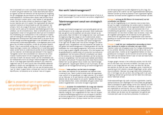 Het is essentieel om in een complexe, veranderende omgeving
te weten wie grote talenten zijn. Zodat deze behouden blijven
en ingezet worden ten behoeve van die dynamische omgeving.
Dit zijn uitdagingen die permanent op het bordje liggen van het
onderwijsbestuur. De bestuurders weten vaak precies hoe zij
extern de koers moeten varen, maar hebben in veel gevallen
minder idee hoe zij alle scholen op sleeptouw krijgen. Daar
kunnen talenten een rol in spelen. De organisaties die talenten
expliciet markeren en bijvoorbeeld op een lijst plaatsen, zijn
schaars. Het is de vraag of dat erg is. In een bestuur met 10
scholen wordt vaak op 10 manieren talentbeleid gevoerd naar
willekeur van de schooldirecteur. Waar is behoefte aan en is de
organisatie in staat om het gewenste talent aan zich te binden?
De ontwikkeling van medewerkers in het onderwijs is traditio-
neel een belangrijk onderdeel van het takenpakket van HR. Het
Management Development (MD) beleid heeft in de jaren 80 en
90 een stevige verankering gekregen in het HR-beleid van met
name grotere onderwijsorganisaties. In de afgelopen jaren is de
glans van dit beleid verdwenen, omdat de successen beperkt
bleven. Daar is aanvankelijk weinig voor in de plaats gekomen.
Naast leerlingen moeten ook medewerkers in onderwijsorgani-
saties verder leren en ondersteund worden bij de ontwikkeling
van hun talenten. De Onderwijsraad adviseert in het rapport
‘Geregelde ruimte’ dat schoolleiders en -besturen de school
moeten transformeren tot een omgeving waarin leren een
centrale rol heeft. De nieuwe manier van het ontwikkelen van
de medewerkers komt tot uiting in talentmanagement. We zien
dat er in het begin geen bijzondere aandacht voor talentma-
nagement was of er werd vooral naar inhoudelijke vakkennis
gekeken in plaats van vaardigheden om in een veranderende
context te werken. Maar onder druk van wat de laatste jaren
‘war for talent’ is gaan heten, ontstaat een trend om talenten te
identificeren, te koesteren en er actiever mee om te gaan.
Hoe werkt talentmanagement?
Staat talentmanagement nog in de kinderschoenen of zijn er al
goede toepassingen? Kunnen we leren van andere vakgebieden?
Talentmanagement vanuit een strategisch
perspectief
Vroeger werd talentmanagement voornamelijk gezien als het
juist anticiperen op de vraag naar personeel. Deze traditionele
kijk was gericht op het plaatsen van de juiste mensen op de
juiste plaats. Maar dit blijkt in de huidige tijd niet meer werkbaar.
De tegenwoordige tijd vraagt om een fundamenteel andere
benaderingswijze. Professor Peter Cappelli maakt een interes-
sante vergelijking met de theorieën over ketenmanagement.
In zijn ogen zijn de zaken waar men bij het managen van talent
tegenaan loopt, vergelijkbaar met de problemen die spelen op
het gebied van ketenmanagement. In beide gevallen wil men de
blokkades voor vooruitgang wegnemen, het proces versnellen
en de vraag zo goed mogelijk voorspellen. Zo is het bepalen van
de goedkoopste en snelste wijze om producten te produceren
vergelijkbaar met het kosten-effectief ontwikkelen van talent.
En het outsourcen van bepaalde onderdelen van het productie-
proces is vergelijkbaar met het (eventueel tijdelijk) aantrekken
van talent van buitenaf. Principes die achter deze theorie zitten,
hebben hem op een geheel nieuw model voor talentmanage-
ment gebracht. Cappelli gaat daarbij uit van 4 principes, die zijn
afgeleid van de managementservaring van ketenmanagement:
Principe 1: ‘make and buy’ om het risico te managen
Het maken van talenten en het aankopen van talenten moet
in evenwicht zijn. Talent is altijd te koop buiten de organisatie,
maar wellicht is het goedkoper om eigen talenten ‘op te leiden’.
Let op: Wanneer er te veel talenten worden opgeleid kan dit be-
tekenen dat de reservebank te vol wordt. Talenten die lang op
de reservebank zitten, zullen uiteindelijk zelf gaan zoeken naar
andere mogelijkheden, ook buiten de eigen organisatie.
Principe 2: accepteer de onzekerheid in de vraag naar talenten
Onzekerheid is een gegeven. Het is moeilijk om precies te
voorspellen waar binnen het bedrijf op welke termijn welke
talenten nodig zijn. Een mogelijkheid om hier mee om te gaan
is talentontwikkelingsprogramma’s op te knippen in kleinere
en kortere programma’s in plaats van de standaard tweejari-
ge traineeprogramma’s. Op deze manier kan het curriculum
van het leerprogramma worden afgestemd op de vraag. Een
andere optie is het creëren van een organisatiebrede talentpool.
Talenten worden op diverse plaatsen in een organisatie ingezet,
waardoor ze breed worden opgeleid en breed inzetbaar worden.
Principe 3: verhoog de ROI (Return On Investment) van het
ontwikkelen van talenten
Eén van de mogelijkheden is om talenten mee te laten beta-
len aan hun eigen ontwikkeling. Een andere optie is relaties te
onderhouden met talenten die de organisatie hebben verlaten
om zodoende inwerkkosten, maar ook de kosten die in hun
ontwikkeling zijn gestoken, terug te verdienen. Het is misschien
interessanter om niet direct te kijken naar de kosten, maar naar
de mogelijke opbrengsten die de talenten kunnen genereren.
Zoek binnen de organisatie naar mogelijkheden waar talenten
goedkoop en snel kunnen laten zien of ze kunnen wat het mana-
gement verwacht.
	
Principe 4: maak het voor medewerkers eenvoudig om intern
naar vacatures te zoeken en stimuleer een open markt
Talenten maken een afweging tussen hun huidige arbeidssituatie
en hun ambitie. Wanneer ze erachter komen dat ze niet op de
juiste plek zitten, moeten ze de mogelijkheid hebben om door te
groeien/over te stappen. Op dit moment stroomt echter onge-
veer 40% van de talenten binnen 5 jaar uit naar een baan buiten
het onderwijs. Dat is erg veel!
Vroeger gingen mensen in het onderwijs werken met de mind-
set om een baan voor het leven te hebben. Een baan voor het
leven is voor jonge talenten niet meer van deze tijd. We zien
dat talenten op zoek zijn naar uitdagingen, groei, creativiteit en
waardering en zich steeds in nieuwe omgevingen verder willen
doorontwikkelen. Wanneer een jonge talentvolle medewerker
zich, in het begin van zijn carrière, niet prettig voelt in zijn werk-
omgeving, bestaat een grote kans dat het talent de onderwijs-
sector helemaal verlaat.
Onderwijsinstellingen zijn vaak complexe organisaties, waarbij
werkprocedures voor afdelingen tot in de puntjes zijn geregeld.
Alles is standaard en geeft weinig ruimte voor talenten om snel
iets anders of beter te doen. Wanneer er geen juiste fit is tus-
sen organisatie en werknemer, dan is er onder andere grotere
kans op uitstroom en zullen de prestaties van medewerkers
niet voldoen aan de eisen van de organisatie. Een gebrek aan
motivatie leidt vaak tot slechtere prestaties. En andersom.”
“Het is essentieel om in een complexe,
veranderende omgeving te weten
wie grote talenten zijn.
3/7
 