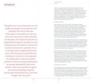 Jaarverslag2007
Veiligheid
Ook in 2007 gingen we bewust om met de veiligheid van onze
elektriciteits- en gasnetten. We pleegden onderhoud aan onze
infrastructuur, hielden de veiligheid van de omgeving in de gaten en
zagen toe op een veilige uitvoering van de werkzaamheden aan de
netten. Met ons veiligheidsbeleid namen we onze verantwoordelijk-
heid en ontwikkelden we activiteiten om onveilige situaties voor
klanten en medewerkers zo veel mogelijk te beperken. Het is een van
de belangrijkste aspecten in onze bedrijfsvoering. Kleine fouten
kunnen namelijk grote gevolgen hebben.
Veilige omgeving
Veel initiatieven uit 2006 werden in 2007 uitgevoerd. Diverse
instrumenten werden ingezet en gecombineerd om de veiligheid van
de infrastructuur te monitoren. Dat doen we tegenwoordig veel
intensiever en gerichter dan vroeger. We bepalen bijvoorbeeld met
behulp van inspecties de kwaliteit en het veiligheidsniveau in een
bepaald gebied. Grondzetting, bodemgesteldheid, zuurgraad, water-
standen, grondzakkingen en storingsgegevens: alles brengen we
geografisch in kaart om te bepalen welke gevolgen ze hebben voor de
infrastructuur. Zo kunnen we ingrijpen waar het nodig is en zijn we
beter in staat eventuele problemen te voorkomen.
De veiligheid van onze gasnetten hielden we net als voorgaande jaren
ook in 2007 onder meer in de gaten met de methode lekzoeken. Daarbij
wordt met behulp van een ‘snuffelmat’ van buitenaf gekeken hoe de
infrastructuur erbij ligt en of er sprake is van gasuitstroom. Eventuele
herstelwerkzaamheden die vervolgens plaatsvonden, controleerden we
met een visuele inspectie. Op die manier wisten we na afloop of de
werkzaamheden goed waren uitgevoerd.
Binnen de gassector ontstond het idee voor een veiligheidsindicator.
Deze veiligheidsindicator, nu in ontwikkeling, is een methode om de
historie van incidenten met gasinfrastructuur op uniforme wijze te
registreren. Met behulp van deze rekenkundige exercitie ontstaat een
objectieve maat voor de veiligheid van het complete gasdistributienet
van de netbeheerder en kunnen de gasnetten van netbeheerders
onderling worden vergeleken. De komende vijf jaar wordt historie
opgebouwd. De veiligheidsindicator is een belangrijke stap op de weg
naar verdere kwaliteitsverbetering.
Ongevallen voorkomen
Ook op andere terreinen waren we actief. We zochten vorig jaar contact
met de Veiligheidsregio’s in het kader van het Incident Afhandelings-
plan (IAP). Dit interne plan beschrijft hoe er bij een incident in diverse
situaties moet worden gehandeld. Afhankelijk van de gevolgen van het
incident, moeten er maatregelen worden genomen om deze gevolgen
zo acceptabel en beheersbaar mogelijk te houden. Een veiligheidsregio
is een begrensd gebied waarin het Regionaal Veiligheidsbestuur
19
Veiligheid van onze infrastructuur en de
omgeving, kreeg in 2007 opnieuw veel
aandacht. We namen deel aan
oefeningen en bereidden ons voor op
eventuele calamiteiten. Met methoden
als lekzoeken, de veiligheidsindicator en
geografische inspecties, konden we onze
infrastructuur intensiever monitoren en
daardoor preventiever optreden. De in
2006 ingevoerde veiligheidsinstructies
van de BEI (Bedrijfsvoering Elektrische
Installaties), werden in 2007 opnieuw
bij medewerkers onder de aandacht
gebracht, omdat te weinig medewerkers
de daaraan gekoppelde toets direct
haalden. Door extra aandacht te geven
aan cultuur en gedrag, steeg het
percentage medewerkers dat in één keer
slaagde naar bijna 90%.
Veiligheid
18
5 x professionele groei
 