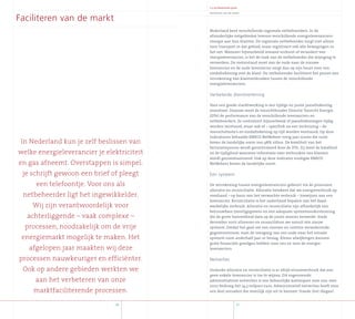 Jaarverslag2007
Faciliteren van de markt
Nederland kent verschillende regionale netbeheerders. In de
afzonderlijke netgebieden leveren verschillende energieleveranciers
energie aan hun klanten. De regionale netbeheerder zorgt niet alleen
voor transport in dat gebied, maar registreert ook alle bewegingen in
het net. Wanneer bijvoorbeeld iemand verhuist of verandert van
energieleverancier, is het de taak van de netbeheerder die wijziging te
verwerken. De meterstand moet van de oude naar de nieuwe
leverancier en de oude leverancier zorgt dan op zijn beurt voor een
eindafrekening met de klant. De netbeheerder faciliteert het proces van
verrekening van klantverbruiken tussen de verschillende
energieleveranciers.
Verbeterde dienstverlening
Voor een goede marktwerking is een tijdige en juiste jaarafrekening
essentieel. Daarom meet de toezichthouder Directie Toezicht Energie
(DTe) de performance van de verschillende leveranciers en
netbeheerders. Ze controleert bijvoorbeeld of jaarafrekeningen tijdig
worden verstuurd, maar ook of – specifiek na een verhuizing – de
voorschotnota’s en eindafrekening op tijd worden verstuurd. Op deze
indicatoren behaalde ENECO NetBeheer vorig jaar scores die ruim
boven de landelijke norm van 98% zitten. De kwaliteit van het
facturatieproces wordt gecontroleerd door de DTe. Zij meet de kwaliteit
en de tijdigheid waarmee informatie over verbruiken van klanten
wordt gecommuniceerd. Ook op deze indicator eindigde ENECO
NetBeheer boven de landelijke norm.
Eén systeem
De verrekening tussen energieleveranciers gebeurt via de processen
allocatie en reconciliatie. Allocatie betekent dat we energieverbruik op
voorhand – op basis van het verwachte verbruik – toewijzen aan een
leverancier. Reconciliatie is het naderhand bepalen van het daad-
werkelijke verbruik. Allocatie en reconciliatie zijn afhankelijk van
betrouwbare (meet)gegevens en een adequate systeemondersteuning
die de grote hoeveelheid data op de juiste manier verwerkt. Sinds
december 2007 alloceren en reconciliëren we vanuit één nieuw
systeem. Omdat het gaat om een enorme en continu veranderende
gegevensstroom, nam de overgang van ons oude naar het nieuwe
systeem ruim anderhalf jaar in beslag. Kleine afwijkingen kunnen
grote financiële gevolgen hebben voor ons en voor de energie-
leveranciers.
Netverlies
Ondanks allocatie en reconciliatie is er altijd stroomverbruik dat aan
geen enkele leverancier is toe te wijzen. Dit zogenoemde
administratieve netverlies is een behoorlijke kostenpost voor ons: over
2007 bedroeg het 14,3 miljoen euro. Administratief netverlies heeft voor
een deel oorzaken die moeilijk zijn uit te bannen: fraude (het illegaal
7
5 x professionele groei
In Nederland kun je zelf beslissen van
welke energieleverancier je elektriciteit
en gas afneemt. Overstappen is simpel:
je schrijft gewoon een brief of pleegt
een telefoontje. Voor ons als
netbeheerder ligt het ingewikkelder.
Wij zijn verantwoordelijk voor
achterliggende – vaak complexe –
processen, noodzakelijk om de vrije
energiemarkt mogelijk te maken. Het
afgelopen jaar maakten wij deze
processen nauwkeuriger en efficiënter.
Ook op andere gebieden werkten we
aan het verbeteren van onze
marktfaciliterende processen.
Faciliteren van de markt
6
 