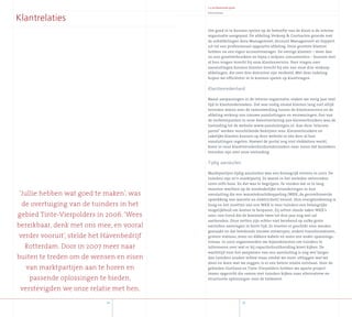 Jaarverslag2007
Klantrelaties
Om goed in te kunnen spelen op de behoefte van de klant is de interne
organisatie aangepast. De afdeling Verkoop  Contracten groeide met
de subafdelingen Area Management, Account Management en Support
uit tot een professioneel opgezette afdeling. Onze grootste klanten
hebben nu een eigen accountmanager. De overige klanten – meer dan
20.000 grootverbruikers en bijna 2 miljoen consumenten – kunnen met
al hun vragen terecht bij onze klantenservice. Voor vragen over
aansluitingen kunnen klanten terecht bij één van onze drie verkoop-
afdelingen, die over drie districten zijn verdeeld. Met deze indeling
hopen we efficiënter in te kunnen spelen op klantvragen.
Klanttevredenheid
Naast aanpassingen in de interne organisatie, staken we vorig jaar veel
tijd in klantonderzoeken. Dat was nodig omdat klanten lang niet altijd
tevreden waren over de samenwerking tussen de klantenservice en de
afdeling verkoop van nieuwe aansluitingen en verzwaringen. Een van
de verbeterpunten in onze dienstverlening aan kleinverbruikers was de
toetreding tot de website www.aansluitingen.nl. Aan deze ‘telecom-
portal’ werken verschillende bedrijven mee. Kleinverbruikers en
zakelijke klanten kunnen op deze website in één keer al hun
aansluitingen regelen. Hoewel de portal nog niet vlekkeloos werkt,
komt in onze klanttevredenheidsonderzoeken naar voren dat bezoekers
tevreden zijn over onze toetreding.
Tijdig aansluiten
Marktpartijen tijdig aansluiten was een belangrijk streven in 2007. De
tuinders zijn zo’n marktpartij. Ze waren in het verleden ontevreden,
soms zelfs boos. En dat was te begrijpen. Ze vonden dat ze te lang
moesten wachten op de noodzakelijke veranderingen in hun
aansluiting die een warmtekrachtkoppeling (WKK, de gecombineerde
opwekking van warmte en elektriciteit) vereist. Hun energierekening is
hoog en het inzetten van een WKK is voor tuinders een belangrijke
mogelijkheid om kosten te besparen. Zij zetten steeds vaker WKK’s
neer; een trend die de komende twee tot drie jaar nog wel zal
aanhouden. Onze netten zijn echter niet berekend op zulke grote
aantallen aanvragen in korte tijd. Ze moeten er geschikt voor worden
gemaakt en dat betekende nieuwe ontwerpen, andere transformatoren,
grotere stations, meer en dikkere kabels en soms een ander spannings-
niveau. In 2007 organiseerden we bijeenkomsten om tuinders te
informeren over wat er bij capaciteitsuitbreiding komt kijken. De
wachttijd voor het aanpassen van een aansluiting is nog wel langer
dan tuinders zouden willen maar omdat we meer uitleggen wat we
doen en doen wat we zeggen, is er een betere relatie ontstaan. Voor de
gebieden Oostland en Tinte-Vierpolders hebben we aparte project-
teams opgericht die samen met tuinders kijken naar alternatieve en
structurele oplossingen voor de toekomst.
35
5 x professionele groei
‘Jullie hebben wat goed te maken’, was
de overtuiging van de tuinders in het
gebied Tinte-Vierpolders in 2006. ‘Wees
bereikbaar, denk met ons mee, en vooral
verder vooruit’, stelde het Havenbedrijf
Rotterdam. Door in 2007 meer naar
buiten te treden om de wensen en eisen
van marktpartijen aan te horen en
passende oplossingen te bieden,
verstevigden we onze relatie met hen.
Klantrelaties
34
 