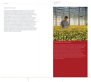 36
Klantrelaties
Maatwerkoplossingen
Met het Havenbedrijf Rotterdam keken we in 2007 samen naar de
ontwikkeling van het Maasvlakte 2 gebied. Doel was een zo goed
mogelijke maatschappelijke en technische oplossing bieden voor de
energie-infrastructuur. Het Havenbedrijf had een duidelijke eis voor de
ontwikkeling van een technische oplossing: elke klant moet,
onafhankelijk van het moment waarop hij komt, een uniform tarief
betalen voor het realiseren van een aansluiting. Ook moest rekening
worden gehouden met wensen op het gebied van duurzaamheid,
beeldkwaliteit, ruimtegebruik en met de mogelijke scenario’s waarmee
Maasvlakte 2 zich zou kunnen ontwikkelen. Uiteindelijk hebben we
samen met het Havenbedrijf gekozen voor een gefaseerd in te voeren
infrastructuur waarmee de aansluitlengte en aansluitkosten voor
afnemers worden geminimaliseerd. Door voor dit ontwerp van de
elektrische infrastructuur te kiezen, maken het Havenbedrijf en ENECO
NetBeheer Maasvlakte 2 zo aantrekkelijk mogelijk voor de klanten die
zich daar vanaf 2011 kunnen vestigen.
Jaarverslag2007
37
Klantrelaties
5 x professionele groei
Sinds 11 juli 2007 bestaat het Centraal Meldpunt Aansluitingen voor de
provincies Zuid-Holland en Utrecht. Via www.aansluitingen.nl kunnen
klanten in één keer voor één of meer objecten nieuwe aansluitingen
aanvragen voor elektra, gas, water, warmte, kabeldiensten en
telecommunicatie. Ook kan men er terecht voor het wijzigen van een
bestaande situatie zoals het verplaatsen of verzwaren en het
verwijderen van één of meer aansluitingen. Na ontvangst van de
aanvraag zorgt het Centraal Meldpunt Aansluitingen ervoor dat de
deelnemende netwerkbedrijven de gegevens krijgen. Zodra alle gegevens
bij ENECO NetBeheer binnen zijn, ontvangt de klant binnen tien
werkdagen een offerte.
Centraal Meldpunt Aansluitingen
 