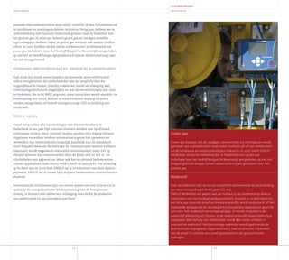 5
Verduurzaming
gemaakt van restmaterialen zoals mest, rioolslib of van reststromen uit
de landbouw en voedingsmiddelen industrie. Vorig jaar hebben we in
samenwerking met Gasunie onderzoek gedaan naar de kwaliteit van
het groene gas. In principe moeten groen gas en aardgas dezelfde
eigenschappen hebben, maar in groen gas kunnen ook andere stoffen
zitten. In 2007 hebben we als eerste netbeheerder in Nederland een
groen gas installatie (van het bedrijf Biogast te Beverwijk) aangesloten
op ons net en wordt biogas (geproduceerd tijdens waterzuivering) aan
het net teruggeleverd.
Afstemmen elektriciteitsvraag en -aanbod bij grootverbruikers
Vast staat dat steeds meer tuinders de komende jaren elektriciteit
willen terugleveren. Als netbeheerder zijn we verplicht hen die
mogelijkheid te bieden. Daarbij maken we steeds de afweging wat
(investerings)technisch mogelijk is en wat de verwachtingen zijn voor
de toekomst. Nu is de WKK populair, maar misschien wordt warmte- en
koudeopslag een trend, komen er warmtenetten waarop tuinders
worden aangesloten of beleeft energiezuinige LED-verlichting een
doorbraak.
Slimme meters
Vanaf 2009 zullen alle aansluitingen van kleinverbruikers in
Nederland in zes jaar tijd voorzien moeten worden van op afstand
uitleesbare meters. Deze ‘slimme’ meters worden elke dag op afstand
uitgelezen en maken verdere automatisering van het opnemen en
verwerken van meterstanden mogelijk. Landelijk zijn de standaard-
eisen bepaald waaraan de meter en de communicatie moeten voldoen.
Daarnaast wordt nagedacht over extra functionaliteit, zoals het op
afstand uitlezen van meterstanden door de klant zelf en het in- en
uitschakelen van apparatuur. Maar ook het op afstand bedienen van
nieuwe apparatuur zoals micro-WKK’s heeft de aandacht. Om ervaring
op te doen zijn in 2007 door ENECO op 31.000 locaties van deze meters
geplaatst. ENECO zal in totaal bij 2 miljoen huishoudens slimme meters
plaatsen.
Bovenstaande initiatieven zijn een eerste aanzet om een actieve rol te
spelen in de energietransitie. Verduurzaming van de energievoor-
ziening is immers niet alleen een uitdaging voor de bij de productie
van elektriciteit en gas betrokken partijen!
Jaarverslag2007
53
Verduurzaming
5 x professionele groei
Groen gas bestaat, net als aardgas, voornamelijk uit methaan en wordt
gemaakt van restmaterialen zoals mest, rioolslib, gft of van reststromen
uit de landbouw en voedingsmiddelen industrie. In 2007 heeft ENECO
NetBeheer als eerste netbeheerder in Nederland een groen gas
installatie (van het bedrijf Biogast te Beverwijk) aangesloten op ons net.
Biogast gebruikt biogas uit een waterzuivering als grondstof voor het
groene gas.
Voor de toekomst lijkt de rol van waterstof veelbelovend. Bij verbranding
van deze energiedrager komt geen CO2 vrij.
ENECO NetBeheer wil weten wat de invloed is van waterstof op diverse
materialen van het huidige aardgasnetwerk. Daarom is ze betrokken bij
een drie jaar durende proef op Ameland waarbij wordt onderzocht of het
bestaande aardgasnet en standaard huishoudelijke apparatuur geschikt
zijn voor met waterstof vermengd aardgas. In eerste instantie is de
waterstof afkomstig uit flessen. In de toekomst wordt lokaal elektrolyse
toegepast. Met behulp van elektriciteit wordt dan water ontleed in
zuurstof en waterstof. Het percentage waterstof wordt gedurende de
proefperiode stapsgewijs opgevoerd van 5 naar 20 procent. Onderdeel
van de proef is controle van zowel gastoestellen als gasdistributie-
leidingen.
Groen gas
Waterstof
 