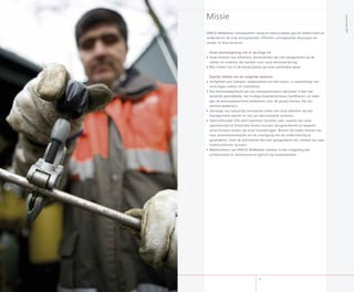 ENECO NetBeheer transporteert veilig en betrouwbaar gas en elektriciteit en
ondersteunt de vrije energiemarkt. Efficiënt, winstgevend, duurzaam en
zonder te discrimineren.
Onze werkomgeving ziet er als volgt uit:
• Onze klanten zijn afnemers, producenten die zijn aangesloten op de
netten en anderen die betalen voor onze dienstverlening.
• Wij richten ons in de eerste plaats op onze wettelijke taken.
Daarbij hebben wij de volgende ambities:
• Veiligheid voor klanten, medewerkers en het milieu, in samenhang met
onze eigen netten en installaties.
• Een betrouwbaarheid van ons energietransport die beter is dan het
landelijk gemiddelde, het huidige kwaliteitsniveau handhaven, en ieder
jaar de betrouwbaarheid verbeteren voor de groep klanten die het
slechtst bediend is.
• Vanwege ons natuurlijk monopolie willen we onze diensten op een
klantgerichte manier en vrij van discriminatie verlenen.
• Toezichthouder DTe stelt maximum tarieven vast, waarbij wij onze
operationele en financiële kosten kunnen terugverdienen en beperkt
winst kunnen maken op onze investeringen. Binnen dit kader streven we
naar winstmaximalisatie om de voortgang van de onderneming te
garanderen. Voor de activiteiten die niet gereguleerd zijn, streven we naar
marktconforme tarieven.
• Medewerkers van ENECO NetBeheer werken in een omgeving die
professioneel is, motiverend en gericht op samenwerken.
Missie
57
Jaarrekening ENECO NetBeheer B.V.
56
Jaarverslag007
 