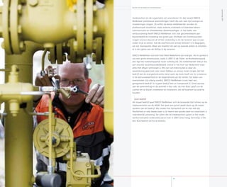 Bericht van de Raad van Commissarissen
medewerkers en de organisatie zal veranderen. En dat terwijl ENECO
NetBeheer ambitieuze doelstellingen heeft die ook veel tijd, energie en
investeringen vragen. Ze willen de beste netbeheerder worden en
professioneel excelleren, meer externe oriëntatie en daarmee betere
communicatie en relatiebeheer bewerkstelligen. In het kader van
verduurzaming heeft ENECO NetBeheer zich ook gecommitteerd aan
bijvoorbeeld de invoeding van groen gas. Als Raad van Commissarissen
vragen wij ons daarom af of het verstandig is om de tarieven jaar na jaar
onder druk te zetten. Dat de overheid zich ermee bemoeit is te begrijpen,
we zijn monopolist. Maar we moeten het wel op waarde weten te schatten,
er is een grens aan de daling in de tarieven.
ENECO NetBeheer voorziet heel West-Nederland van energie. Als er sprake is
van een grote stroomuitval, zoals in 007 in de Tieler- en Bommelerwaard,
dan ligt het maatschappelijk leven volledig stil. Als netbeheerder heb je dus
een enorme verantwoordelijkheid, vooral in het hart van Nederland waar
alles met elkaar verknoopt is. Wij zijn van mening dat je daar als
samenleving geld voor over moet hebben en ervoor moet zorgen dat het
bedrijf dat de energieleverantie zeker stelt, de tools heeft om te investeren
in de betrouwbaarheid en de degelijkheid van de netten. De tijden van
overwinsten zijn allang voorbij. ENECO NetBeheer is een heel net,
gereguleerd bedrijf. Er is geen bedrijf dat zo transparant is. Onze oproep
aan de samenleving en de politiek is dan ook: sla niet door, geef ons de
ruimte om te blijven investeren en innoveren, om de kwaliteit op orde te
houden.
Leuk bedrijf
Als loyaal bedrijf gaat ENECO NetBeheer zich de komende tijd richten op de
implementatie van de WON. Dat gaat een groot appèl doen op de mede-
werkers van dit bedrijf. Wij vinden het fantastisch om te zien dat die
flexibiliteit er ook steeds weer is. Er heerst een goede sfeer en creativiteit is
nadrukkelijk aanwezig. De cijfers die de medewerkers gaven in het mede-
werkermotivatie-onderzoek waren ook in 007 weer hoog; kennelijk is het
een leuk bedrijf om bij te werken.
69
Jaarverslag007
 