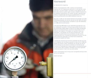 Jaarverslag2007
Een dynamische omgeving
Werken in de energiewereld in 007, is werken in een dynamische
omgeving. Het is een omgeving die inspirerend is in vele opzichten, zowel
vanuit een in- als externe optiek. In de media en op de agenda’s van vele
bestuurders, directies en politici spelen innovatie, veiligheid, klantenservice,
duurzaamheid, kostenefficiency, CO-uitstoot, storingen, capaciteitsvraag-
stukken en terugleveringen aan het net, een steeds grotere rol. Het zijn
issues die vanzelfsprekend ook bij ENECO NetBeheer actueel zijn.
Natuurlijk is in 007 ook veel aandacht besteed aan de gevolgen van de Wet
Onafhankelijk Netbeheer. Een wet die zorgt dat we meer taken zelf moeten
uitvoeren. In het jaar 007 groeiden we daardoor al naar 50 medewerkers
en in 008 zullen we verder groeien.
In het jaarverslag 006 hebben wij aan stakeholders gevraagd wat zij van
hun netbeheerder verwachten. In dit jaarverslag vertellen we wat we met
deze opmerkingen hebben gedaan. De groei die we hebben doorgemaakt
duiden we als professionele groei. Groei die zich bijvoorbeeld uit in het
verbeteren van veiligheid, in het hebben van nog betere relaties met
stakeholders, in het beperken van het aantal storingsminuten, in het
aannemen van goede mensen en het ontwikkelen van eigen mensen.
Professionele groei ook, in het besef dat samenwerken de sleutel is tot vele
goede professionele oplossingen en het besef dat de netbeheerder
duurzaamheid mogelijk moet maken.
In dit beknopte voorwoord zijn het slechts voorbeelden die laten zien waar
we het afgelopen jaar mee bezig zijn geweest en waar we ook in 008 weer
dagelijks veel energie in steken. Voorbeelden ook, die laten zien dat ons
werk van belang is en onze mensen van belang zijn. Het blijft dan ook
cruciaal dat wij voldoende tijd en energie stoppen in de professionele groei
van onze mensen. Want zij bepalen uiteindelijk of wij ook als organisatie
professioneel groeien. En dat is wel onze sterke ambitie.
Ik wens u veel leesplezier toe en hoop op een voortgaande plezierige relatie
met u en uw organisatie.
Jeroen de Swart
Voorwoord
4 5
5 x professionele groei
Jaarverslag2007
5x professionele groei
 