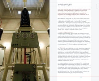 Zowel op het gebied van gas als elektriciteit heeft ENECO NetBeheer in 007
via tientallen projecten geïnvesteerd in onderhoud (reconstructie en
vervanging), verbetering en uitbreiding. Onder meer via langlopende
projecten in de gasinfrastructuur, inspanningen op het gebied van
teruglevering van energie door tuinders en talloze aanpassingen aan de
midden- en hoogspanningsinfrastructuur.
ENECO NetBeheer heeft in 007 voor 45,8 miljoen euro aan elektriciteits-
en gasprojecten in bedrijf genomen. De investeringen worden opgenomen
in de activabedrijven,waarvan direct of indirect ENECO Holding de
aandeelhouder is. Onze infrastructuur groeide in omvang: het gasnet met 9
kilometer hogedruknet, 17 kilometer lagedruknet en 19.000 aansluitingen,
het elektriciteitsnet met 189 kilometer middenspanningsnet, 38 kilometer
laagspanningsnet en 3.000 aansluitingen. We geven hier, uitgesplitst naar
gas- en elektriciteitsinfrastructuur, een overzicht van de belangrijkste
lopende, nieuw gestarte en afgeronde projecten in 007.
Projecten in de gasinfrastructuur
Ruim boven planning hebben we in het kader van het meerjarige Flexas-
project het afgelopen jaar 17.000 gasaansluitingen met flexibele rubberen
slang vervangen door een verbeterde constructie. Parallel daaraan hebben
we 5.500 verouderde elektriciteitsaansluitingen vervangen. In het kader van
het eveneens meerjarige Gasvervangingsproject in Zuid-Holland zijn
daarnaast nog eens 0.000 gasaansluitingen en 65 kilometer lagedruk-
gasleiding vervangen. Naast deze grote projecten hebben we, versnipperd
over het totale verzorgingsgebied, projectmatig 30.000 gasaansluitingen, 60
kilometer lagedruk- en 4 kilometer hogedruk-gasleiding vervangen.
Teruglevering
Ook in 007 heeft ENECO NetBeheer zich ervoor ingespannen teruglevering
in het net via WKK-installaties mogelijk te maken. In de tuindergebieden
Oostland en Pijnacker bedraagt het gevraagde terugleververmogen 10
MVA. Daarvoor moet de elektriciteitsinfrastructuur tussen de voedende
150/5 kV-stations en deze gebieden worden verzwaard. Dat betekent onder
meer de bouw van een nieuw station, de uitbreiding van verschillende
bestaande stations, de aanleg van 30 kilometer 5 kV-kabel, 15 kilometer
3 kV-kabel en 160 kilometer 10 kV-kabel. Uiteindelijk verwachten we
ongeveer 50 nieuwe klantaansluitingen te realiseren. Volgens planning
ronden we dit project eind 008 af.
Een gelijksoortig project loopt in het tuindergebied Tinte. Daar bedraagt
het gevraagde terugleververmogen 90 MVA. Volgens plan hebben we in
november 007 fase 1 van het project afgesloten: het nieuwe netvlak van 3
kV is uitgelegd, negen tuinders zijn inmiddels van 10 kV over op 3 kV en 4
tuinders zijn in bedrijf zonder leveringsbeperking op nieuw aanlegde
elektriciteitsinfrastructuur. We zijn daarnaast begonnen met het realiseren
van een aansluiting op het 150 kV-net, waarbij met name de levering van
150/50/3 kV-transformatoren een lange doorlooptijd kent.
Investeringen
89
Jaarverslag007
 