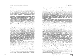 21ganización del aprendizaje en la educación primaria
de la autoimagen
cca y respuestas que el niño recibe de los otros contribuyen a desa­
toímagen. En un primer momento son los padres los qué inician
Un niño alabado y animado por sus padres llega a confiar en
para hacer cosas y es más probable que se convierta en un adulto
Jmpctente que aque! cuyos padres se comportan de forma más ne­
1niño empieza en la escuela, los maestros contim'ian este proceso
primaria suceden muchas cosas importantes para el desarrollo de
1. Las alabanzas o críticas que reciba el niño y el reconocimiento
D fracasos influye en sus actitudes y en su conducta. Todos reaccio­
,amente a la alabanza cuando sabemos que es auténtica y merecida,
¡bable que repitamos las actividades en las que los demás nos han
1emos éxito. A la inversa, e! fracaso tiende a hacer que deseemos
idad de la que se trate. En este sentido, el maestro refuerza algunos
ndizaje y también actúa negativamente identificando conductas a
Jas de que algunos maestros refuerzan a los niños con más eficacia
lly (1989), por ejemplo, en un estudio que revisa las investigaciones
:ias de género advierte que háy pruebas de que las niñas reciben
ln en clase que los niños. Parece que esto se cumple para todas las
s étnicos y clases sociales en todos los temas y tanto con maestros
.cstras. Crane y Mellon (1978) encontraron que los maestroS tien­
~ue los niños con buena conducta tien~n un potencial académico
; que no la tienen. Galton y De!afield (1981) observ:tron una ten­
os nifios hacia los que el maestro tenia mayores expectativas reci­
banzas y más contacto con éste que los niños con bajos resultados,
nenos alabanzas y menos comentarios sobre su trabajo. Tizard el
)ntraron que los niños recibían más críticas que las niñas y tam­
1m.as, y que los niños recibían más críticas y desaprobación y las
menos críticas y menos alabanzas.
ambién se alaban y critican unos a los otros, y ésta es una contri­
::::mte al aprendizaje. Los niños construyen imágenes de sí mismos
en esto y malos en aquello, capaces o incapaces de llevarse bien
te. Cuando dejan la escuela prim;tria ya se muestran confiados en
le hacer algunas cosas y preocupados por sus result:tdos en otras.
'gen de los niños también se refleja en la forma en que se rebcio­
~más. Un niño con una autoimagen pobre esperará que los demás
,~tiv;l[ncl1t<: y, CDn frecuencia, creará esta reacci6n comportándose
'nte.
'!. (197&) vieron que las niñas tendían a evaluar sus hlbilidades como
ofcríores a lo que son en realidad. Las niñas también se mostraban
¡::.,..­
Los niños
más preocupadas por el fracaso y más sensibles a la información negativa, cosa
evidente a partir de los cuatro años.
El desarrollo de la autoimagen está Íntimamente ligado al efecto de las expec­
tativas de los otros en cuanto al progreso del niño. Si los padres o maestros del
niño demuestrm que tienen altas expectativas para él, hay más probabilidades
de que el niño triunfe, y viceversa. Esto puede funcionar para el niño si los adul­
tos mantienen altas expectativas que satisfacer. Se le refuerza entonces por medio
del éxito e inicia la próxima tarea con más confíanza. También se da el problema
complementario de que padres y maestros puedan presionar tanto al niño con
sus expectativas que éste acabe dándose por vencido, pues no crea posible estar
a la altura de aquéllas.
Las expectativas de los demás pueden también dar lugar a un ciclo progresiva­
mente más negativo en el que el niño fracasa, el maestro disminuye sus expectati·
vas, y la autoimagen del niño, en consecuencia, empeora. La tarea profesional
del maestro es mantener su nivel de expectativas lo bastante alto como para que
represente un reto y una forma de ánimo, y a la vez'se mantenga al alcance de
la capacidad del niño. .
Edwards y Mercer, en su obra Common knowledge (1987), sugieren que el fra­
caso se ve con demasiada frecuencia como propiedad de los alumnos, cuando puede
ser más bien un resultado del proceso de comunicación. Lo que se necesita es
una estructur.lción más eficaz de lo que se va a aprender. .
. Hay muchas pruebas empíricas que sugieren que los maestros subestiman a
algunos alumnos de la clase. Ya se ha mencionado el estudio de Peter Mortimore
et al. (1988) de las escuelas del :írea urbana de Londres en las que los maestros
analizados tendían a subestimar a los más pequeños de la clase, con frecuencia
porque no eran conscientes de las diferencias de edad. También tienden a sobrees­
timar ;1 los niños en compar;:¡ción con las niñas. En otros estudios se ha demos­
tr.1do que los maestros subestiman a los niños de clase baja y a los negros.
El desarrollo de la au'toimagen también está íntimamente ligado con el desa­
rrollo físico, social y emocional del niño. Parte de la autoimagen tendrá relación
con la aparicnci:t física' del niño y esto afectará a su sentido de confianza y su
desarrollo social y a la forma en la que el niño aprende a enfrentarse a los senti­
mientos y reacciones personales. Hay que ser muy sensible a esto e intentar ayu­
dar a los individuos a hacer frente a la forma en que los demás los tratan y a
la vez animarles a ser sensibles los unos con los otros.
Los niños también desarrollan ideas sobre los demás. Bruce Carrington y Geof­
frey Short, en su obra Race and the primary school (1989), describen cómo casi
la mitad de los niños en una escuela pública creían que era posible que la gente
cambiara de color y que los padres negros no necesariamente tenian niños ne­
gros. En las etap'lS iniciales pocos niños veían el racismo como un problema que
afectaba al hecho de ser negro, pero a partir del segundo año de la escuela prima­
ria la mayoría de ellos lo reconocían. Los que estaban en cuarto año eran espe­
cialmente conscientes de los estereotipos raciales.
OO~
Digitalizado por: I.S.C. Hèctor Alberto Turrubiartes Cerino
hturrubiartes@beceneslp.edu.mx
 