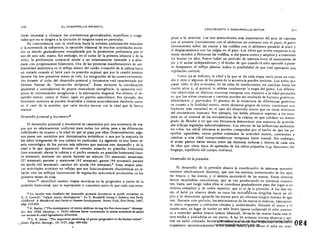 210
211
EL DESARROLLO INFANTIL
dodo neonatal a eliminar los movimientos generalizados, superfluos y exage·
rados que no se dirigen a la ejecución de ninguna tarea en particular.
En concordancia con la tendencia hacia la mínima participación muscular
y la economía de esfuerzos, la ejecución bilateral de muchas actividades motri·
ces va siendo gradualmente reemplazada por la persistente preferencia por el
uso de una sola mano. Sin embargo, en el curso de la primera infancia y de la
niñez, la preferencia unilateral tiende a ser relativamente inestable y a alter·
narse con propensiones bilaterales. Una de las primeras manifestaciones de uni·
lateralidad asimétrica es el reflejo tónico del cuello (rotación de la cabeza hacia
un costado cuando el bebé yace en posición supina) que por lo común persiste
durante los tres primeros meses de vida. La integración de las cuatro extremich·
des durante el ciclo del desarrollo postural y locomotor está caracterizada por
diversas formas de "interacción redproca". Estas incluyen la coordinación
ipsilateral y eontralateral de grupos musculares sinergéticos, la oposición reci·
proca de extremidades antagónicas y la alternación diagonal. Por último, el de·
sarrollo motor, como el físico, sigue un patrón asincrónico. Por ejemplo, dos
funciones motrices se pueden desarrollar a ritmos marcadamente distintos, como
en el caso de la succión, que varía mucho menos con la edad que la fuerza
manual.
Desarrollo posturaJ y locomotor8
El desarrollo postural y locomotor se caracteriza por una secuencia de eta·
pas que es relativamente uniforme para todos los niños, pese a las diferencias
individuales en cuanto a la edad en que se pasa por ellas. Ocasionalmente, algu­
nos pasos son omitidos por determinados individuos o aun por la mayoría de
los niños integrantes de una cultura en particular. La siguiente es una breve re­
seña cronológica de los puntos más salientes que marcan este desarrollo y de la
edad a la que aparecen: levantar el mentón estando en posición horizontal
(tres semanas); elevar la cabeza y el pecho estando en posición horizontal (nue­
ve semanas); sentarse sin ayuda durante un minuto (31 semanas); arrastrarse
(37 semanas); pararse y sostenerse (42 semanas); gatear (44 semanas); pararse
sin ayuda (62 semanas); caminar sin ayuda (64 semanas).9 Estas etapas abar­
can acrividades motrices no reflejas que son funcionalmente discontinuas en re'
lación con los reflejos locomotores de regúlaci6n subcortical producidos en los
primeros meses de vida.
Ames 10 identificó catorce etapas sucesivas en la progresión a partir de la
posición horizontal, que se superponen y coexisten antes de que cada una reem­
8 Un estudio más detallado del desarrollo postura.! locomotor se puede consultar en
D. H. Crowell: "Infant motor devdopment". En Y. BrackbiU (comp.): ITlfancy and Early
Cbi/dbood: A Handbook arld Guide to Human Develaprnent. Nueva York, Free Press, 1967,
págs. 123·203.
9 N. Bayley ("Thedevdopment af motor abilities dudng the firllt tbrecyears".Manogr.
Soc, Res. Child. Develop., 1, 1935) infonna haber encontrado la miSnla secuencia de pasos
con normas de ..dad ligeramente diferentes.
10 L. B. Ames: "The sequentiru patterning of prone progression in the human infant".
'-.JGenet. Psycbol. Monogr.• 19, 1937, págs. 409-460.
..
CRECIMIENTO Y DESARROLLO MOTOR
plaée a la anterior. Los tres antecedentes más importantes del acto de caminar
son el arrastre (movimiento con el abdomen en contacto con el piso), el gateo
(movimiento sobre las manos y las rodillas con el abdomen paralelo al piso) y
el desplazamiento con las nalgas en el piso. Los niños que recién empiezan a ca­
minar tienden a flexionar las rodillas, a dar pasos conos y amplios y a mantener
los brazos en alto. Parece haber un período de latencia entre el mantenerse de
yel andar independiente; y el hecho de que cuando el niño aprende a parar­
se desaparece el reflejo plantar indica la posibilidad de que esté operando una
regulación cortical.
Como ya se indicara, la edad a la que se da cada etapa varía entre un estu­
dio y otro y algunos dc los pasos de la secuencia pueden omitirse. Los niños que
pasan todo el día a.costados, en las salas de instituciones, no carninan hasta los
cuatro 3..I10S y, al parecer, se saltean totalmente la etapa del gateo. Las diferen·
cias observadas en distintas muestras europeas con respecto a la edad promedio
en que los niños cmpic7,an a caminar pueden ser resultado de factores genéticos,
alimentarios y parentales, El planteo de la existencia de diferencias genéticas
en cuanto a la facilidad motriz, entre distintos grupos de niños, constituye una
hipótesis más verosímil en el caso del desarrollo motor que en otros dominios
del crecimiento humano. Por ejemplo, los bebés africanos superan a los euro­
peos en el control de los movimientos de la cabeza, en que exhiben un menor
grado de flexi6n y en que con frecuencia demuestran una ausencia de activirla­
des reflejas reguladas subcortica!mente. Los efectos de las influencias ambienta­
les sabre los niños africanos se pueden comprobar por el hecho de que los pe­
queños ugandeses, cuyos padres estimulan la acrividad motriz, comienzan a
caminar a una e'dad excepcionalmente temprana (siete meses). Sin embargo,
d andar parece variar menos entre las distintas culturas y dentro de cada una
de ella..-¡ que otros tipos de aptitudes de los niños pequeños (v.g. funcÍones del
lenguaje, equilibrio del cuerpo, etcétera).
L>esarrollo de la prensi6n
El desarrollo de la prcnsión abarca la coordinación de sistemas sensorio­
motores relativamente distintos, que son los sistemas motovisuales de los ojos,
105 brazos y las manos, y el sistema mototáctil de las manos. Estos sistemas
tienen desarrollos asincrónicos, que se van produciendo en distintos momen.
tos, hasta· que luego todos ellos se coordinan gradualmente para dar lugar a un
sistema complejo y de orden superior, que es el de la prensión. A los dos me­
ses, el bebé ya observa desde su cuna los movi~icntos dirigidos hacia un ob­
jeto y 10 demuestra agitando las manos pero sin efectuar ningún intento de aga·
rrar. Durante este periodo, los movimientos de las manos se realizan, básicamen­
te COmo respuesta a cst{mulos visuales y audiovisuales. Durante el tercer y el
cuarto mes, en lugar de tender un solo brazo (pauta unilateral) el niiio comien­
za a extender ambos brazos (pauta bilateral), llevando las manos hasta una al.
tura media y uniéndolas en ese punto. A las 16 semanas intenta alcanzar y ag:t­
rrar un cubo colocado> frente a él sobre una mesa. Las respuestas unilaterales o·e4
reaparecen aproximadamente a los cuatro meses, pero ahora el niño no man-" .
Digitalizado por: I.S.C. Hèctor Alberto Turrubiartes Cerino
hturrubiartes@beceneslp.edu.mx
 