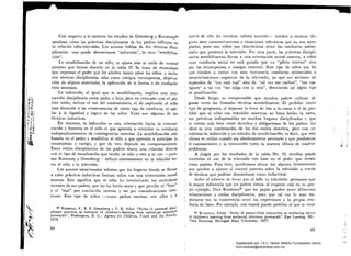 Con respecto a lo anterior los estudios de Greenberg y KorzennyflO
analizan cómo las prácticas disciplinarias de los padres influyen en
la relación niño-televisión. Los autores hablan de dos técnicas disci­
plinarías: una puede denominarse inducción} la otra sensibiliza_
ción.
La sensibilización de un niño, se ajusta más al estilo de control
paterno que hemos descrito en la tabla 10. Se trata de situaciones
que expresan el poder que los adultos tienen sobre los niños, e inclu­
yen técnicas disciplinarias tales como castigos, recompensas, depriva­
ción de objetos materiales, la aplicación de la fuerza o de cualquier
otra amenaza.
La inducción, al igual que la sensibilización, implica uria inte­
11'('
racción disciplinaria entre padre e hijo, pero en cOntraste con el pri­!''e~.'(t
!el',,,,...	 mer estilo, incluye el uso del razonamiento, el de explicarle al niño)1o,t..
[;11í	 una situación o las consecuencias de cierto tipo de conducta, el ape­.l ....... 

~~;, 	 lar a la dignidad y logros de los niños. Tales son algunas de las
)'.;1, técnicas inductivas.lo. 1
e tI En resumen, la inducción es una orientación hacia la comuni­¡, t.) t~
¡ ',. ( 	 cación y fomenta en el niño el que aprenda a controlar su conducta, ,~
¡.~ ... indepeIldientemente de contingencias externas. La sensibilización está
basada en el poder y sensibiliza al niño a que aprenda a anticipar la
~!, 	 recompensa o castigo, y que de esto depende su comportamiento.
Estos estilos disciplinarios de los padres tienen una relación directa
con el tipo de moralización que recibe un niño y esto a su vez -pien­
san Korzenny y Greenberg- influye enormemente en la relación en­
tre el niño y la televisión.
Los autores mencionados señalan que los hogares donde se llevan
a cabo prácticas inductivas forman niños con una orientación moral
interna. Esto significa que el niño ha interiorizado los estándares
morales de sus padres, que los ha hecho suyos y que percibe el bien
y el mal por convicción interna y no por comideraciones exte­
riores. Este tipo de niños -cuyos padres razonan con ellos y a
6Q Korzenny, F., B. S. Greenberg y C. K. Atkin. Styles of parental ~i~d­
~,¡ plinary practices as mediator of children's learning from antisocial televlsl,on
portrayals. Washington, D. C.: Agency for Children, Youth and ehe Famdy,
~ 1978,
,~
;
84
tra'es de ello les inculcan valores morales- tienden a mostrar dis­
gusto ante caracterizaciones y situaciones televisivas que no son apro­
piadas, pues son niños que discriminan entre las conductas antiso­
ciales que presenta la televisión. Por otra parte, las prácticas discipli­
narias sensibilizantes llevan a una orientación moral externa, a niños
cuya conducta social no está guiada por un piloto interno sino
por las recompensas o castigos externos. Este tipo de niños son los
que tienden a imitar con más frecuencia conductas antisociales o
caracterizaciones negativas de la televisión, ya que sus acciones no
dependen de eso está mal sino de tal vtz me cachen, me cas­
tiguen o tal 'cz me salga con la mía, obteniendo así algún tipo
de gratificación.
Desde luego, es comprensible que muchos padres utilicen al­
gunas veces las llamadas técnicas sensibilizantes. El prohibir cierto
tipo de programa, el imponer la hora de irse a e la cama o el de pro­
hibir que el niño vea televisión mientras no haya hecho la tarea,
son prl'cticas indispensables en muchos hogares disciplinados y que
~e toman más bien como derechos y obligaciones de los padres. Lo
ideal es una combinación de los dos estilos descritos, pero con un
máximo de inducción y un mínimo de sensibilización, es decir, que esta
última se utilice cuando sea absolutamente necesario y que predomine
,el razonamiento y la interacción como la manera idónea de resolver ..problemas.
A juzgar por los resultados de la tabla No. 10, muchos papás
controlan el uso de la televisión con base en el poder que tienen
como padres. Pues bien, quisiéramos ahora dar algunos lineamientos
que ayuden a ejercer el control paterno sobre la televisión a través
de técnicas que podrían denominarse como inductoras.
Sobre el número de horas que el niño ve televisión: pensamos que
la mayor influencia que los padres tienen al respecto está en su pro­
pio ejemplo. Dice Korzenny61 que los papás pueden tener diferentes
orientaciones y estilos disciplinarios, pero que tal vez lo más im·
portante sea la consistencia entre las expresiones y la propia COn­
ducta de éstos. Por ejemplo, una mamá puede prohibir el que se vean
61 Korzenny, Felipe. Styles of parent.child interaction as mediating factor
in children's learning from antisocial television portrayals. East Lansing, Mi.:
Tesis Doctoral, Michigan State University, 1977. i
,¡
85 , ,
',1
!Digitalizado por: I.S.C. Hèctor Alberto Turrubiartes Cerino
hturrubiartes@beceneslp.edu.mx
 