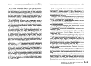 115('''",I'lm,'/;!'i,II'',' ' /;'''',1<·1" IR, ¡'",-Id"IN
En este sentido, el enseilanle ha de alejarse, en 10 ~)Qsible, de dos tenden­
cias didáctjcas extremas que impiden un desarrollo cualitativo de las concep­
ciones de los alumnos: el directil'ismo autoritario, que impide la autonomfa
de los alumnos (práctica habitual en las escuelas) y el acti¡,jsmo irrejlex.ivo
que ignora la necesidad del trabajo didáctico con dichas concepciones. Este
nuevo papel del profesor permite además un crecimiento significativo de su
profesionalidad, al no delega.? en agentes elltemos (administración, editoria­
les, etc.) la toma de decisiones que le corresponde acerca del qué y cómo en­
señar, y del qué y cómo evaluar.
El currículum escolar, por tanto, ha de ser el resultado de un proceso de
interacción y negociación. El profesor ha de aportar una hipótesis del conoci­
miento que sena deseable construir y un conjunto de problemáticas potentes
y relevantes que interesa investigar. Los alumnos, por su parte, han de apor­
tar su mundo de experiencias, concepciones personales, intereses, problemas
yexpectativas concretas.
Se trata de aceptar desde el principio que un colectivo que aprende en li­
bertad genera situaciones,'dilemas e iniciativas que son imprevisibles. Esto
no quiere decir, en absoluto, que el profesor ha de inhibirse y renunciar a in­
cidir en el proceso. El que se tengan relaciones de igualdad no quiere decir
que los papeles sean idénticos. El profesor tiene la responsabilidad de definir
una hipótesis cunicular fundamentada, y ha de hacerlo desde su propio mo­
delo didáctico. pero sin, pretender sustituir con ello el proceso de aprendizaje
de, los alumnos, y sin forzar los resultados finales es~rados. Siguierido la
metáfora de Claxton (1984) para el conocimiento humano, el profesor ha de
tener /In mapa para guiarse (el diselioJ, pero eso no quiere deor que confun­
da el mapa ce , '~'rritorio (la dinámica del aula).
Los il¡umiíoc" :";"'110 tiempo, tienen también sus propias expectativas e
intereses. Eviden;,"r".,,';l'~ ::10 es su responsabilidad planificar la actiyidad del
curso, ellos no denerí ,;!l:,pa sistemático de la situaci6n, pero si es de su
competencia, si se les deja, el argumentar sus posibles propuestas, el respon­
sabilizarse de las actividades que se acuerden, el asumir progresivamente ta­
reas concretas en beneficio del grupo, el responder de los compromisos con­
traidos, el expresar sus puntos de '.istas, el manifestar su desacuerdo, etc.
.. Desde un enfoque constructivista, los conocimientos deseables para los
alumnos han de diseñarse como una síntesis integradora de diferentes aporta­
ciones. Ha de tenerse en cuenta el análisis histórico y epistemol6gico de los
conceptos y modelos disciplinares. el análisis de la problemática socio-am­
biental y cultural más relevan:". el análisis de las concepciones de los alum­
nos y el análisis de los procedirhlentos y valores deseables (Grupo Investiga­
ción en la Escuela, 1991).
C.,no('imú'H/ff (","roíal'
Desde nuestro punto de vista, el qué enseñar no es una relación uds o
menos rigurosa de contenidos seleccionados a partir de las diferentes disci­
plinas científicas y ordenados atendiendo II la lógica de cada una de ellas. El
cnnocimiento a gelterar y conslmir en la escuela tielle un estatus epistemo­
lógico propio (Porlán, 1989a) y ha ¡Je .fU el resultado del a/lálisis didáctico
de diferenlesfuentes de in[o'lI1,aclól'I.
Las hipótesis sobre d qué enseñar y el qué aprender son hipótesis genui­
namente didácticas y se rigen por criterios distintos a los de cada disciplina
científica, Estas hipótesis han de tener en cuenta que:
a) en el aula se trabaja con y desde el conocimiento personal de los alum­
nos (por lo tanto conviene conocerlo y analizarlo),
b) para formar ciudadanos autonómos, libres y solidarios en un contexto
socio-ambiental problemático.
e) teniendo en cuenta las aportaciones de los diferentes saberes culturales
(cultura científica, popular, estética, filos6fica, etc...), y
lO d) para promover la construcci6n libre y significativa de conceptos, pro­
ce<;limientos y vctlores.
En este sentido, parecen necesarios tres grupOs de hipótesis acerca del co­
nocimiento escolar deseable (Grupo Investigación en la Escuela, 1991 y
Garera y Garcra, 1992):
a) Un conjunto de metaconceptos, capacidades generales y valores que
actúen pennanentemente como ejes articuladores de las otras dos hipótesis,
b) Un conjunto de tramas generales de conocimientos que integren, en el
sentido profundo del término, elementos procedentes de las disciplinas y de
la problemática socio-ambiental. Dichas tramas deberían presentarse con di­
ferentes niveles de formulación de menor a mayor complejidad, teniendo en
cuenta los obstáculos conocidos en el proceso de aprendizaje y en el desarro­
llo histórico de los conceptos disciplinares (Astolfi, 1984, (992)..
c::) Una relación abierta de ámbitos de investigación escolar, concebidos
cada uno de ellos como un conjunto relacionado de problemas concretos para
investigar en el aula.
Evidentemente, dependiendo de la amplitud temporal del diseño (semana,
curso, nivel educativo, etc...) será necesario concretar en mayor o menor me­
dida cada uno de estos grupos de hipótesis sobre el conocimiento escolar de­
seable.
Al mismo tiempo, el cómo enseñar y aprender ha de concebirse como un
proceso abieno y cireular en el que partiendo de problemas concretos, intere­
santes y próximos a los alumnos, éstos pongan en juego S'JS concepciones
personales (hipótesis sobre el problema), las comparen entre se. las somelan
a contraste crítico con otras informaciones (ellperiencias, observaciones, Icc­
14,0 
Digitalizado por: I.S.C. Hèctor Alberto Turrubiartes Cerino
hturrubiartes@beceneslp.edu.mx
 