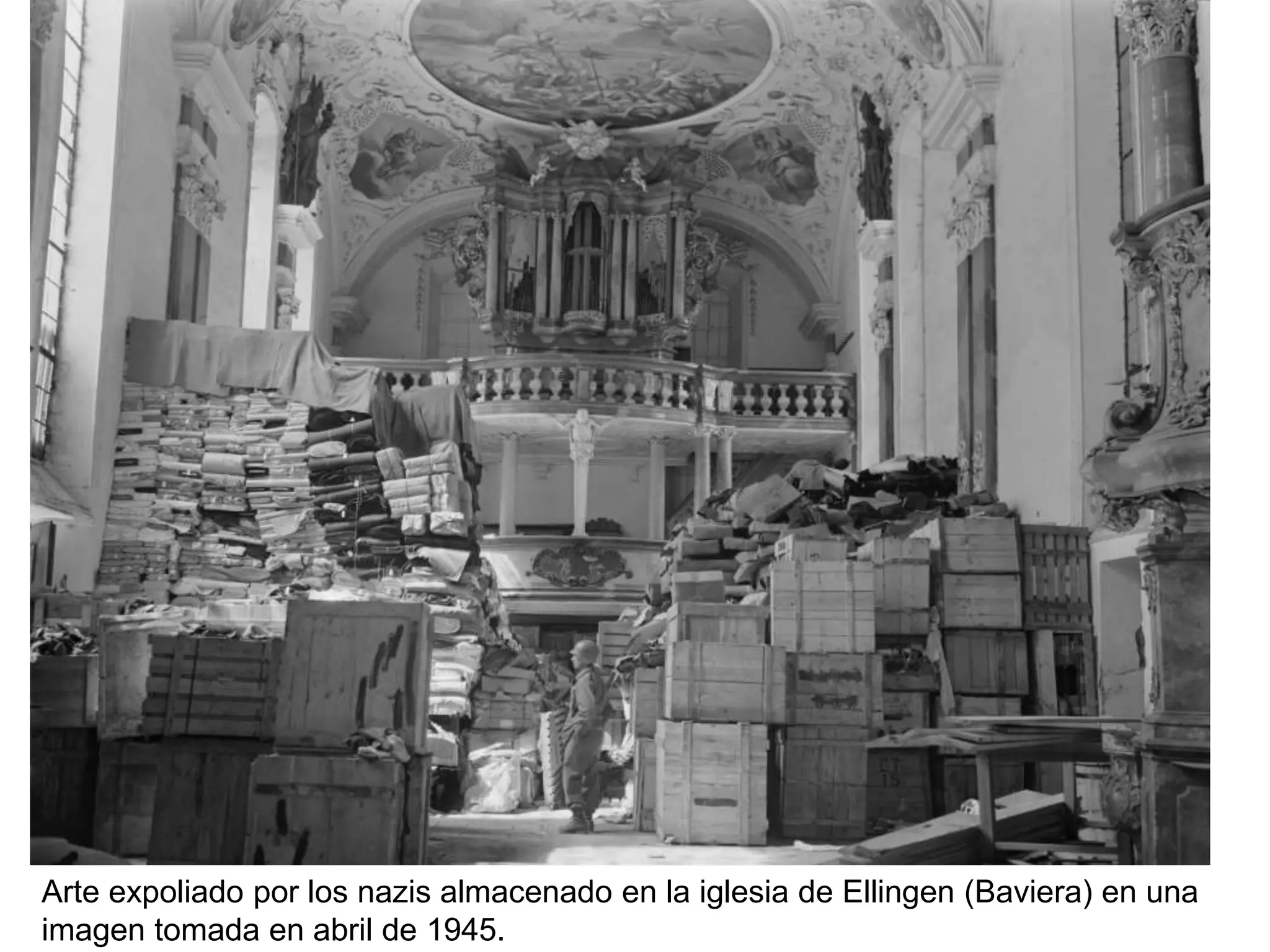 Arte expoliado por los nazis almacenado en la iglesia de Ellingen (Baviera) en una
imagen tomada en abril de 1945.
 