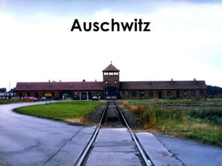  Estaline assinou um pacto de não-agressão com Hitler que contemplava terras na polónia.Fases da guerra1. PRIMEIRA FASE: AVANÇO DO EIXO1939-1941, INCLUINDO:1939- INVASÃO A POLÔNIA1940- “BLITZKRIEG” CONTRA OS PAÍSES BAIXOS E BÉLGICA.INVASÃO DA UNIÃO SOVIÉTICA.ATAQUE JAPONÊS A PEARL HARBOR: ESTADOS UNIDOS.2. SEGUNDA FASE : REFLUXO DO EIXO1942-1945, INCLUINDO:BATALHA DE STALINGRADO.PACÍFICO: ESTADOS UNIDOS NA OFENSIVA.DESEMBARQUE NA ITÁLIA: SEGUNDA FRENTE.DIA “D” (NORMANDIA, FRANÇA) TERCEIRA FRENTE.3. DERROTA FINAL DO EIXO: 1945QUEDA DA ALEMANHA (MAIO DE 1945)QUEDA DO JAPÃO (AGOSTO DE 1945)