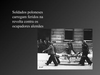Soldados poloneses carregam feridos na revolta contra os ocupadores alemães  