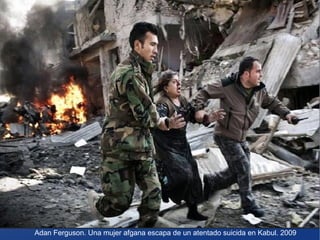 Adan Ferguson. Una mujer afgana escapa de un atentado suicida en Kabul. 2009

 