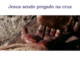 Jesus sendo pregado na cruz 