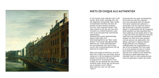 NIETS ZO CHIQUE ALS AUTHENTIEK

Er zijn huizen waar iedereen wel in wil   Droomhuizen zijn geen luchtkastelen.
wonen. Niet zozeer vanwege een stijl      De locatie van een huis bepaalt
die algemeen aanspreekt, maar omdat       voor een belangrijk deel de waarde.
ze kwaliteiten bezitten die door de       De manier waarop een gebouw is
meeste mensen worden herkend.             verbonden met de straat, de stad en
Een huis met “originele details” lijkt    het landschap is daarbij essentieel.
meer waard te zijn dan een huis met       Alleen in samenhang met de omgeving
minstens zo creatief bedachte maar        leidt kwaliteit tot duurzaamheid. Een
niet uit de bouwperiode stammende         mooi gebouw op de goede plek. En dat
oplossingen.                              is nog niet alles. Een gebouw moet het
Authenticiteit gooit tegenwoordig         liefst ook nog voldoende veerkracht
(weer) hoge ogen. Een                     hebben om mee te kunnen groeien
televisieprogramma als “Boer zoekt        met de wensen van gebruikers. Een
Vrouw” is een waar kijkcijferwonder.      beetje overmaat is daarbij welkom.
Wellicht zou “Pand zoekt Bewoner”         Hoge plafonds, vrij indeelbare
het ook helemaal niet slecht doen         plattegronden, de mogelijkheid om
tussen alle huizenprogramma’s die op      aan of op te bouwen. Een huis waar
televisie te vinden zijn.                 je in kunt groeien en wat je in bezit
                                          kunt nemen is een duurzaam thuis.
Maar wat maakt architectuur nu echt?      Aan het huis herken je zijn bewoners.
Was het in tijden van overvloed vaak al   Architectuur geeft gebouwen een
lastig om in de woningbouw “originele     identiteit mee en soms authenticiteit,
details” te realiseren, de huidige        maar de gebruikers maken het uniek.
ecologische en economische crises
vragen om een aanpak die nog verder
essentie zoekt. Terug naar de eenvoud
zou je denken, “Less is More”.
Maar wat kan “less” en wat moet
“more”?
 