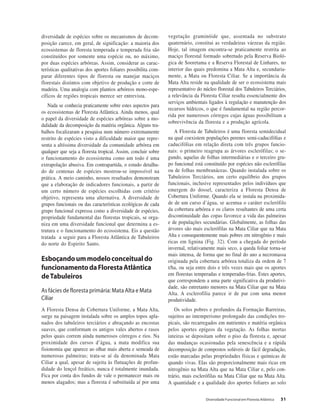 Diversidade Funcional em Floresta Atlântica 51
diversidade de espécies sobre os mecanismos de decom-
posição carece, em geral, de significação: a maioria dos
ecossistemas de floresta temperada e temperada fria são
constituídos por somente uma espécie ou, no máximo,
por duas espécies arbóreas. Assim, considerar as carac-
terísticas qualitativas dos aportes foliares possibilita com-
parar diferentes tipos de floresta ou manejar maciços
florestais distintos com objetivo de produção e corte de
madeira. Uma analogia com plantios arbóreos mono-espe-
cíficos de regiões tropicais merece ser entrevista.
Nada se conhecia praticamente sobre estes aspectos para
os ecossistemas de Floresta Atlântica. Ainda menos, qual
o papel da diversidade de espécies arbóreas sobre a mo-
dalidade da decomposição da matéria orgânica. Alguns tra-
balhos focalizaram a pesquisa num número extremamente
restrito de espécies visto a dificuldade maior que repre-
senta a altíssima diversidade da comunidade arbórea em
qualquer que seja a floresta tropical. Assim, concluir sobre
o funcionamento do ecossistema como um todo é uma
extrapolação abusiva. Em contrapartida, o estudo detalha-
do de centenas de espécies mostrou-se impossível na
prática. A meio caminho, nossos resultados demonstram
que a elaboração de indicadores funcionais, a partir de
um certo número de espécies escolhidas com critério
objetivo, representa uma alternativa. A diversidade de
grupos funcionais ou das características ecológicas de cada
grupo funcional expressa como a diversidade de espécies,
propriedade fundamental das florestas tropicais, se orga-
niza em uma diversidade funcional que determina a es-
trutura e o funcionamento do ecossistema. Eis a questão
tratada a seguir para a Floresta Atlântica de Tabuleiros
do norte do Espirito Santo.
Esboçandoummodeloconceitualdo
funcionamentodaFlorestaAtlântica
deTabuleiros
As fácies de floresta primária: Mata Alta e Mata
Ciliar
A Floresta Densa de Cobertura Uniforme, a Mata Alta,
surge na paisagem instalada sobre os amplos topos apla-
nados dos tabuleiros terciários e abraçando as encostas
suaves, que conformam os antigos vales abertos e rasos
pelos quais correm ainda numerosos córregos e rios. Na
proximidade dos cursos d’água, a mata modifica sua
fisionomia que aparece ao olhar mais aberta e semeada de
numerosas palmeiras; trata-se aí da denominada Mata
Ciliar a qual, apesar de sujeita às flutuações de profun-
didade do lençol freático, nunca é totalmente inundada.
Fica por conta dos fundos de vale o permanecer mais ou
menos alagados; mas a floresta é substituída aí por uma
vegetação graminóide que, assentada no substrato
quaternário, constitui as verdadeiras várzeas da região.
Hoje, tal imagem encontra-se praticamente restrita ao
maciço florestal formado sobretudo pela Reserva Bioló-
gica de Sooretama e a Reserva Florestal de Linhares, no
interior das quais predomina a Mata Alta e, secundaria-
mente, a Mata ou Floresta Ciliar. Se a importância da
Mata Alta reside na qualidade de ser o ecossistema mais
representativo do núcleo florestal dos Tabuleiros Terciários,
a relevância da Floresta Ciliar resulta essencialmente dos
serviços ambientais ligados à regulação e manutenção dos
recursos hídricos, o que é fundamental na região percor-
rida por numerosos córregos cujas águas possibilitam a
sobrevivência da floresta e a produção agrícola.
A Floresta de Tabuleiros é uma floresta semidecidual
na qual coexistem populações perenes semi-caducifólias e
caducifólias em relação direta com três grupos funcio-
nais: o primeiro reagrupa as árvores esclerófilas; o se-
gundo, aquelas de folhas intermediárias e o terceiro gru-
po funcional está constituído por espécies não esclerófilas
ou de folhas membranáceas. Quando instalada sobre os
Tabuleiros Terciários, um certo equilíbrio dos grupos
funcionais, inclusive representados pelos indivíduos que
emergem do dossel, caracteriza a Floresta Densa de
Cobertura Uniforme. Quando ela se instala na proximida-
de de um curso d’água, se acentua o caráter esclerófilo
da cobertura arbórea e os claros resultantes de uma certa
discontinuidade das copas favorece a vida das palmeiras
e de populações secundárias. Globalmente, as folhas das
árvores são mais esclerófilas na Mata Ciliar que na Mata
Alta e consequentemente mais pobres em nitrogênio e mais
ricas em lignina (Fig. 32). Com a chegada do período
invernal, relativamente mais seco, a queda foliar torna-se
mais intensa, de forma que no final do ano a necromassa
originada pela cobertura arbórea totaliza da ordem de 7
t/ha, ou seja entre dois e três vezes mais que os aportes
em florestas temperadas e temperadas-frias. Estes aportes,
que correspondem a uma parte significativa da produtivi-
dade, são entretanto menores na Mata Ciliar que na Mata
Alta. A esclerofilia parece ir de par com uma menor
produtividade.
Os solos pobres e profundos da Formação Barreiras,
sujeitos ao intemperismo prolongado das condições tro-
picais, são recarregados em nutrientes e matéria orgânica
pelos aportes epígeos da vegetação. As folhas mortas
inteiras se depositam sobre o piso da floresta e, apesar
das mudanças ocasionadas pela senescência e a rápida
decomposição de compostos solúveis de fácil degradação,
estão marcadas pelas propriedades físicas e químicas de
quando vivas. Elas são proporcionalmente mais ricas em
nitrogênio na Mata Alta que na Mata Ciliar e, pelo con-
trário, mais esclerófilas na Mata Ciliar que na Mata Alta.
A quantidade e a qualidade dos aportes foliares ao solo
 