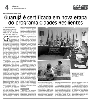 4

Diário Oficial
GUARUJÁ

sábado

30 de novembro de 2013

estratégia internacional

Guarujá é certificada em nova etapa
do programa Cidades Resilientes

Cidade Resiliente

Resiliência é um termo emprestado da física que significa a
capacidade de um corpo voltar
ao seu estado natural depois de
uma adversidade. Quando se

O documento foi entregue
pelo secretário-chefe da
Casa Militar do Estado,
Marco Aurélio Alves Pinto,
durante reunião do Condesb

Vinicius Morales

G

uarujá recebeu novo
certificado de evolução na Campanha da
Organização das Nações Unidades (ONU) Construindo
Cidades Resilientes: Minha Cidade está
se preparando. O documento faz
parte da Estratégia Internacional
para Redução de Desastres (Eird)
e foi entregue pelo secretário-chefe
da Casa Militar e coordenador
Estadual de Defesa Civil, coronel
PM Marco Aurélio Alves Pinto,
durante reunião ordinária do
Conselho de Desenvolvimento da
Baixada Santista (Condesb), na
sede da Agência Metropolitana
da Baixada Santista ( AGEM), na
terça-feira, 26.
A campanha define "cidade
resiliente" como aquela que tem
capacidade de resistir, absorver
e se recuperar de forma eficiente
os efeitos de um desastre e, de
maneira organizada, prevenir que
vidas e bens sejam perdidos. O
certificado atesta que Guarujá está
avançando, por meio do compromisso de um plano de ação que
envolve dez passos, na prevenção
dos riscos de desastres. “Este é o
reconhecimento do trabalho que a
atual administração vem fazendo
para reduzir os riscos e melhorar
a atuação em situações de crises
e emergências”, disse o chefe de
Gabinete da Prefeitura, que representou a chefe do Executivo.
Para o diretor da Defesa Civil
de Guarujá, o novo certificado
veio como forma de o governo
do Estado reconhecer as ações
que vêm sendo implantadas na
Cidade. “Só se previne e combate
desastres investindo e mantendo
uma estrutura para a redução de

risco. O município é quem realiza
a primeira resposta em situações
de crises e emergências. É fundamental que estejamos preparados
para isso. E Guarujá, com certeza,
está se preparando”, ressaltou o
diretor.
A ONU busca sensibilizar
governos e cidadãos para os benefícios de se reduzir os riscos com
a implementação de dez passos
para construir cidades resilientes.
Estar atestado pelo programa de
iniciativa da Secretaria Nacional
de Defesa Civil e do Ministério
de Integração Nacional é mostrar
comprometimento com os ideais
da ONU, que coincidem com os
objetivos do Estado de São Paulo.
“O objetivo é a construção de uma
sociedade atenta às ações de prevenção e redução de risco, estando
sempre preparada para agir diante
de um evento adverso, priorizando
a preservação de vidas”, disse o
secretário-chefe da Casa Militar e
coordenador estadual da Defesa
Civil.
Na ocasião, o coronel apresentou o Plano Preventivo da
Defesa Civil (PPDC) e ressaltou a
importância das cidades estarem
preparadas em casos emergenciais,
em especial no verão quando temos um maior volume de chuvas.
“O objetivo é otimizar os recursos
existentes e antecipar situações
de risco, articulando a participação das Secretarias Estaduais e
Municipais envolvidas, órgãos de
atendimento emergencial (Polícia
Militar, Corpo de Bombeiros),
equipes de Defesa Civil dos municípios e a própria comunidade”,
finalizou o coronel Marco Aurélio
Alves Pinto.

Reprodução

O documento faz
parte da Estratégia
Internacional para
Redução de Desastres
encampada pela ONU

fala em mudança climática, a
palavra pode ser entendida como
o quanto uma nação ou cidade
está preparada para contornar as
consequências trazidas pelo aquecimento global e se adaptar a elas.
A campanha tem como objetivo
aumentar o grau de consciência e
compromisso em torno de práticas
de desenvolvimento sustentável,
diminuindo as vulnerabilidades e

Município realiza trabalho
preventivo para orientar
a população que mora em
áreas de riscos

propiciando bem-estar e segurança
aos cidadãos.
A construção de uma cidade
resiliente envolve dez providências
essenciais a serem implementadas
por prefeitos e gestores públicos
locais. Cinco delas têm como origem as prioridades estabelecidas
em 2005 pelo Marco de Ação de
Hyogo (Japão), quando 168 países se comprometeram a adotar

medidas para reduzir o risco de
desastres até 2015.
Uma das finalidades da campanha é mostrar que a redução de
riscos e desastres ajuda na diminuição da pobreza, favorece a geração
de empregos, de oportunidades
comerciais e a igualdade social,
além de garantir ecossistemas mais
equilibrados e melhorias nas políticas de saúde e educação.

 