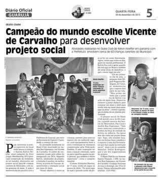 Vicente
Carvalho
62 anos
de
skate clube
Campeão do mundo escolhe Vicente
de Carvalho para desenvolver
projeto social Atividades realizadas no Skate Club de Kelvin Hoefler em parceria com
a Prefeitura envolvem cerca de 60 crianças carentes do Município
Alexandre, de 13 anos, sonha
em seguir os passos do ídolo
e fica atento a todas as dicas
do campeão mundial
No primeiro dia de aula,
o pequeno João Miguel
demonstrou que o esporte
já faz parte da sua vida
P
ara incentivar a práti-
ca esportiva no local
onde nasceu e cresceu,
o skatista Kelvin Ho-
efler, atual campeão da Street
League Skateboarding 2015 (prin-
cipal competição da modalida-
de no mundo), desenvolve um
projeto social para 60 crianças
carentes do Município, com au-
las gratuitas de skate. A ação é
desenvolvida em parceria com a
HENRIQUE SEISCENTI
Repórter universitário
Prefeitura de Guarujá, por meio
da Secretaria de Esporte e Lazer,
desde o começo do ano.
As atividades acontecem no
Skate Club, localizado no Jar-
dim Boa Esperança, em Vicente
de Carvalho. O centro de trei-
namento criado pelo atleta foi
inaugurado em 2014. Segundo
Kelvin, idealizador do projeto,
a intenção é auxiliar, da melhor
forma, os jovens de Guarujá, de-
senvolvendo a interação social
por meio do skate.
“Nosso objetivo é trazer as
crianças carentes para praticar
esporte em um ambiente segu-
ro, com equipamentos bons e
com a orientação de monitores
credenciados pela Federação
Paulista. É uma inspiração ver
essas crianças crescendo, tanto
na parte esportiva quanto na par-
te pessoal, que também é muito
importante”, conta o campeão
mundial.
O aluno Alexandre Martins,
de 13 anos, sonha em seguir os
passos do ídolo. “Eu moro aqui
do lado e quando soube da pis-
Kelvin Hoefler:
“É uma
inspiração ver
essas crianças
crescendo na
parte esportiva
e pessoal”
FotosMarcosMiguel
ta já fui ver como funcionava.
Agora, treino aqui todos os dias,
quero ser skatista profissional. O
Kelvin fica com a gente quando
ele está aqui no Brasil e também
dá umas dicas de manobras, o
que é muito legal pra nós.”
Em seu primei-
ro dia de aula, o
pequeno João Mi-
guel Nogueira Ro-
drigues, de 5 anos,
já demonstrou
que o esporte fará
parte da sua vida.
“Meu primo me
falou que a pista
era do Kelvin e eu
acho ele muito bom. Depois eu
comecei a juntar dinheiro para
comprar um skate e pedi para
minha mãe me trazer para andar
aqui na pista”, contou o garoto,
que já sonha em ser skatista pro-
fissional.
O projeto social do Skate
Club atende cerca de 60 crian-
ças, a grande maioria dos bair-
ros do Morrinhos, Pae Cará e
Jardim Boa Esperança. “Vejo
esses meninos começando e
lembro da força de vontade do
Kelvin na infância. Na época
dele não tinha um projeto desse
tipo. Aqui, nós estamos foca-
dos em formar bons cidadãos e
o esporte é uma das ferramen-
tas que mais ajuda na interação
social”, disse o pai do campeão
mundial, Enéas Rodrigues,
que é um dos organizadores
do projeto.
O Skate Club fica na Avenida
Santos Dumont, 1.690, no Jar-
dim Boa Esperança, em Vicente
de Carvalho. O espaço funciona
de terça a domingo, das 10 às 22
horas. Outras informações pelo
telefone: 3325-5563.
QUARTA-FEIRA
30 de dezembro de 2015
5GUARUJÁ
Diário Oficial
 