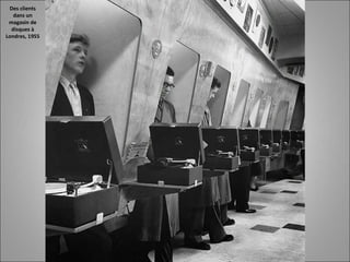 Des clients
dans un
magasin de
disques à
Londres, 1955
 