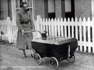 Une mère transporte son bébé dans un landau étanche, Angleterre,
1938
 