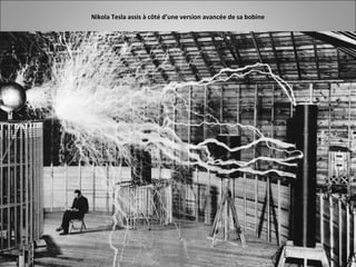 Nikola Tesla assis à côté d’une version avancée de sa bobine
 
