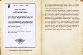18 19
Em 1886, Salako inicia Antônio Manoel Bonfim, ainda com sete anos, para
o Òrìsà Òsùmàrè, dando-lhe o Orùkó, de Danjemi e apelidando-o de “Cobra
Encantada”, assumindo as responsabilidades de sua educação e preparando-
-o para ser o futuro sucessor do terreiro.
Nesta época, a repressão e intolerância com o culto aos Òrìsà se intensifi-
cam, sendo expressamente proibido qualquer tipo de manifestação cultural
e religiosa de negros. A polícia atuava com veemência no sentido de erra-
dicar o candomblé, invadindo os terreiros e quebrando objetos sagrados.
Deste modo, para camuflar o espaço sagrado do terreiro, Salako estabelece,
estrategicamente, na frente da Casa de Òsùmàrè , um comércio de secos e
molhados, como era denominados os armazéns da época, onde, a exemplo
do seu antecessor Tàlábí, comercializava grãos, azeite, fumo, além da venda
secreta de produtos utilizados nas obrigações religiosas. Mesmo no período
da repressão sistemática ao candomblé, a Casa de Òsùmàrè não se rendeu
à proibição oficial. Os seus atabaques chegaram a ser silenciados, mas suas
cerimônias não foram interrompidas, continuaram sendo realizadas palmi-
lhadas com tacos de madeira. A resistência em perpetuar o candomblé, co-
loca Salako e seu filho, Antônio de Òsùmàrè, o “Cobra Encantada”, entre os
feiticeiros mais famosos da Bahia dos finais do século XIX.
Certidão de batistério de Antônio de Òsùmàrè e de seu irmão.
 