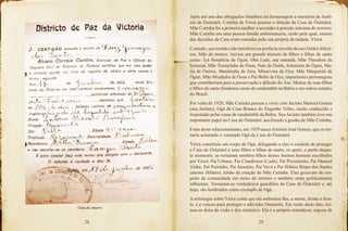 28 29
Guia de enterro
Após um ano das obrigações fúnebres em homenagem à memória de Antô-
nio de Òsùmàrè, Cotinha de Yèwá assume a direção da Casa de Òsùmàrè.
Mãe Cotinha foi a primeira mulher a ascender à posição máxima do terreiro.
Mãe Cotinha era uma pessoa tímida sobremaneira, razão pela qual, muitas
das decisões da Casa eram tomadas pela sua própria divindade, Yèwá.
Contudo, sua timidez não interferiu na profecia envolta do seu OrùkóAbìyá-
mo, Mãe de muitos: iniciou um grande número de filhos e filhas de santo
como: Ìyá Simplícia de Ògún, Oba Lade, sua enteada, Mãe Theodora de
Iyèmójá, Mãe Tomazinha de Òsun, Nair de Òsàlà, Antonieta de Ògún, Ma-
ria de Òsóòsì, Menininha de Aira, Minervina de Oya, Mãe Margarida de
Ògún, Mãe Miudinha de Òsun e Pai Bobó de Oya, importantes personagens
que contribuíram para a preservação e difusão do Àse. Muitas de suas filhas
e filhos de santo fundaram casas de candomblé na Bahia e em outros estados
do Brasil.
Por volta de 1920, Mãe Cotinha passou a viver com Jacinto Manoel Gomes
(seu Jacinto), Ogá da Casa Branca do Engenho Velho, muito conhecido e
respeitado pelas casas de candomblé da Bahia. Seu Jacinto também teve um
importante papel na Casa de Òsùmàrè, auxiliando a gestão de Mãe Cotinha.
Fruto deste relacionamento, em 1929 nasceArcênio José Gomes, que se tor-
naria aclamado e venerado Ogá da Casa de Òsùmàrè.
Yèwá constituiu um corpo de Ogá, delegando a eles o cuidado de proteger
a Casa de Òsùmàrè e seus filhos e filhas de santo, os quais, a partir daque-
le momento, se tornaram também filhos destes ilustres homens escolhidos
por Yèwá. Pai Urbano, Pai Claudionor (Cadú), Pai Poceidonio, Pai Manoel
Alabe, Pai Paizinho, Pai Januário, Pai Vavá e Pai Hilário Bispo dos Santos
(mestre Hilário), irmão de criação de Mãe Cotinha. Eles gozavam do res-
peito da comunidade em torno do terreiro e também eram politicamente
influentes. Tornaram-se verdadeiros guardiões da Casa de Òsùmàrè e, até
hoje, são lembrados como exemplo de Ogá .
A mitologia sobre Yèwá conta que ela enfrentou Iku, a morte, frente a fren-
te, e a venceu para proteger o adivinho Orunmila. Em razão deste fato, tor-
nou-se dona da visão e dos mistérios. Ela é o próprio entardecer, esposa de
 