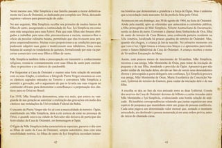 42 43
Neste mesmo ano, Mãe Simplícia e sua família passam a morar definitiva-
mente na Casa de Òsùmàrè, se dedicando por completo aos Òrìsà, deixando
registros valiosos para preservação do culto.
No ano seguinte, Mãe Simplícia recolhe seu primeiro de muitos barcos de
filhas de santo, assegurando a continuidade do Àse. Ìyá Simplícia era como
uma mãe sanguínea para suas Ìyàwó. Para que suas filhas não fossem obri-
gadas a trabalhar para uma elite preconceituosa e racista, ensinava-lhes o
ofício da peculiar culinária baiana, permitindo que elas tivessem seus pró-
prios empreendimentos. Muitas vezes proporcionava as condições para que
pudessem adquirir suas guias e mantivessem seus tabuleiros, fosse como
baianas de acarajé ou vendedoras de quitutes, formalizando por esta via par-
cerias comerciais com seus filhos e filhas de santo.
Mãe Simplícia também tinha a preocupação em transmitir o conhecimento
religioso, reunia-se constantemente com suas filhas de santo para ensinar-
-lhes os preceitos e os cânticos do candomblé.
Por frequentar a Casa de Òsùmàrè e manter uma forte relação de amizade
com os seus Alagbe, o estudioso e fotógrafo Pierre Verger encantou-se com
os cânticos sagrados entoados no Terreiro e convenceu Mãe Simplícia a
permitir a gravação, sob o argumento de que os levaria nas suas viagens ao
continente africano para demonstrar a semelhança e a perpetuação dos cân-
ticos para os Òrìsà no Brasil.
Em 1958, Mãe Simplícia demonstrou, uma vez mais, que estava na van-
guarda de sua geração ao autorizar a realização das gravações em áudio dos
cânticos nas instalações da Universidade Federal da Bahia.
O encanto de Pierre Verger não foi só com a musicalidade do terreiro. Ògún,
manifestado em Mãe Simplícia, dera a ele certeza de estar na presença de
Òrìsà, e quando estava na cidade de Salvador não deixava de participar das
festividades da Casa de Òsùmàrè, em homenagem a Ògún.
O Ògún de Mãe Simplícia tinha características especiais, passava o dia com
as filhas de santo da Casa de Òsùmàrè, sempre autoritário, mas com uma
sensibilidade notória. As filhas de santo de Ìyá Simplícia recordam inúme-
ras histórias que demonstram a grandeza e a força de Ògún. Mas é unânime
que a recordação mais marcante foi da profecia feita pelo Òrìsà.
Aconteceu em um domingo, aos 30 de agosto de 1964, na festa de Òsùmàrè.
Ainda pela manhã, após as oferendas que antecedem a cerimônia pública,
a filha primogênita de Mãe Simplícia, Nilzete Austracliano da Encarnação,
sentiu as dores do parto. Correram a chamar dona Sinhazinha de Oya, filha
de santo do terreiro da Casa Branca, uma conhecida parteira residente na
Vila América, localizada há poucas quadras do terreiro de Òsùmàrè. Mas,
quando ela chegou, a criança já havia nascido. No primeiro momento em
que veio a luz, Ògún tomou a criança nos braços e o apresentou para todos
como o futuro Bàbálòrìsà da Casa de Òsùmàrè. A criança recebeu o nome
de Sivanilton Encanação da Mata.
Assim, com poucos meses de nascimento de Sivanilton, Mãe Simplícia,
recorreu a sua amiga, Mãe Menininha de Òsùn, para tratar da iniciação do
pequeno e de sua fílha, atendendo a previsão de Ògún. Apreensiva por não
poder cuidar da iniciação deles, devido ao fato de serem seus descendentes
diretos e preocupada a quem delegaria esta confiança, Ìyá Simplícia procura
sua amiga, Mãe Menininha de Òsun, Maria Escolástica da Conceição Na-
zaré, Ìyálòrìsà do terreiro do Gantois, para cuidar da iniciação dele e de sua
filha.
A escolha se deu ao fato da rica amizade entre as duas Ìyálòrìsà. Consta
dos acervos da Casa de Òsùmàrè dezenas de bilhetes e cartas trocadas entre
Mãe Menininha e Ìyá Simplícia, evidenciando esta bonita relação de ami-
zade. Há também correspondências relatando que juntas organizavam uma
espécie de poupança que mantinham entre um grupo de pessoas confiáveis.
Cada uma pagava um determinado valor mensal que, somado o montante
arrecadado, era destinado à pessoa numerada já em uma ordem prévia, antes
do início do chamado caixa.
 