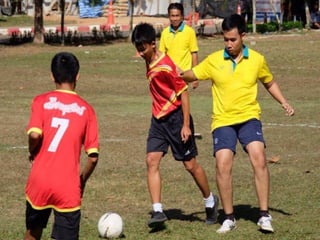 ฟุตบอลกระชับมิตรครูชาย กับ นักฟุตบอลชาย 30 ธค 58