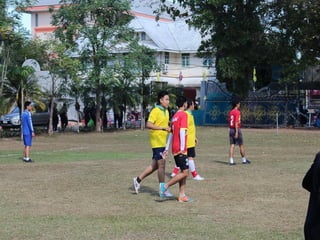 ฟุตบอลกระชับมิตรครูชาย กับ นักฟุตบอลชาย 30 ธค 58