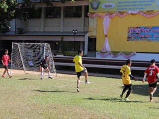 ฟุตบอลกระชับมิตรครูชาย กับ นักฟุตบอลชาย 30 ธค 58