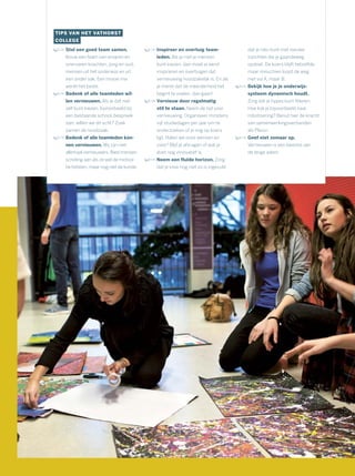 TIPS VAN HET VATHORST
COLLEGE
Stel een goed team samen.
Bouw een team van ervaren en
onervaren krachten, jong en oud,
mensen uit het onderwijs en uit
een ander vak. Een mooie mix
werkt het beste.
Bedenk of alle teamleden wíl-
len vernieuwen. Als je dat niet
zelf kunt kiezen, bijvoorbeeld bij
een bestaande school, bespreek
dan: wíllen we dit echt? Zoek
samen de noodzaak.
Bedenk of alle teamleden kún-
nen vernieuwen. Wij zijn niet
allemaal vernieuwers. Bied mensen
scholing aan als ze wel de motiva-
tie hebben, maar nog niet de kunde.
Inspireer en overtuig team-
leden. Als je niet je mensen
kunt kiezen, dan moet je eerst
inspireren en overtuigen dat
vernieuwing noodzakelijk is. En als
je merkt dat de meerderheid het
begint te voelen, dan gaan!
Vernieuw door regelmatig
stil te staan. Neem de tijd voor
vernieuwing. Organiseer minstens
vijf studiedagen per jaar om te
onderzoeken of je nog op koers
ligt. Halen we onze wensen en
visie? Blijf je afvragen of wat je
doet nog innovatief is.
Neem een fluïde horizon. Zorg
dat je visie nog niet zo is ingevuld
dat je niks kunt met nieuwe
inzichten die je gaandeweg
opdoet. De koers blijft hetzelfde,
maar misschien loopt de weg
niet via A, maar B.
Bekijk hoe je je onderwijs-
systeem dynamisch houdt.
Zorg dat je hypes kunt ﬁlteren.
Hoe kijk je bijvoorbeeld naar
robotisering? Benut hier de kracht
van samenwerkingsverbanden
als Pleion.
Geef niet zomaar op.
Vernieuwen is een kwestie van
de lange adem.
 