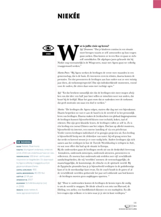 W
at is jullie visie op leren?
Sjef Drummen: “Dat	je	kinderen	continu	in	een	situatie	
moet brengen waarin ze zelf antwoorden op hun vragen
gaan	zoeken.	Dan	komen	ze	in	een	flow	en	gaan	ze	zich-
zelf ontwikkelen. De afgelopen jaren gebeurde dat bij
Niekée	nog	voornamelijk	in	de	Wings-uren,	maar	met	Agora	gaan	we	volledig	
vraaggestuurd werken.”
Martin Peters:	“Bij	Agora	werken	de	leerlingen	de	eerste	twee	maanden	in	een	
gemeenschap,	dat	is	de	basis.	Ze	investeren	eerst	in	relaties,	daarna	komen	de	
prestaties. Tot slot presenteren de leerlingen aan hun ouders wat ze over twintig
jaar	doen,	als	toekomstperspectief.	Dat	zijn	indrukwekkende	momenten,	vooral	
voor	de	ouders,	die	zitten	daar	soms	met	vochtige	ogen.”
Sjef:	“En	dat	betekent	natuurlijk	niet	dat	de	leerlingen	niet	meer	mogen	afwij-
ken	van	dat	idee:	een	half	jaar	later	willen	ze	misschien	weer	wat	anders,	dat	
hoort	bij	de	leeftijd.	Maar	het	gaat	erom	dat	ze	nadenken	over	de	toekomst:	
dat geeft motivatie om naar een doel te werken.”
Martin:	“De	leerlingen	die	Agora	volgen,	starten	elke	dag	met	een	bijeenkomst.	
Daarin bespreken we wat er aan de hand is in de wereld of in het persoonlijk
leven	van	leerlingen.	Daarna	maken	de	leerkrachten	een	globaal	dagprogramma:	
de	leerlingen	kunnen	bijvoorbeeld	kiezen	voor	techniek,	koken,	taal	of	
rekenen.	Dat	zijn	geen	klassieke	lessen,	de	leerlingen	vullen	ze	zelf	in.	Zo	is	
één	leerling	een	cursus	Chinees	aan	het	volgen.	Dat	kan	op	allerlei	manieren,	
bijvoorbeeld	via	internet,	een	externe	instelling	of	via	een	privéleraar.	
Verder	voeren	leerlingen	individueel	of	in	groepjes	projecten	uit.	Een	leerling	
is	bijvoorbeeld	bezig	met	de	elektrolyse	van	water:	hij	wil	graag	weten	hoe	
dat werkt en hoeveel stroom je er voor nodig hebt. Andere leerlingen zijn zich
samen	aan	het	verdiepen	in	hoe	de	Tweede	Wereldoorlog	is	verlopen	in	Azië,	
en	wat	voor	effect	dat	had	op	de	situatie	in	Europa.	
Bij	die	onderzoeken	gaan	de	leerlingen	steeds	uit	van	de	denkcirkel:	leervraag
	formuleren,	onderzoek	ontwerpen,	onderzoek	uitvoeren,	presenteren	en	
reflecteren.	Ze	moeten	hun	onderzoek	ook	verdelen	over	vijf	verschillende	
aandachtsgebieden,	die	wij	‘werelden’	noemen:	de	wetenschappelijke,	de	
maatschappelijke,	de	kunstzinnige,	de	ethische	en	de	spirituele	wereld.	Bij	
de Egyptische piramides kun je je bijvoorbeeld verdiepen in de godsdienstige
kant of in de meetkundige kant ervan. En de coach houdt in de gaten of al
de verschillende werelden gedurende het jaar wel voldoende aan bod komen
–	de	leerlingen	moeten	geen	oogkleppen	opzetten.	“
Sjef:	“Door	te	onderzoeken	komen	de	leerlingen	de	kennis	tegen	die	nodig	
is	om	de	wereld	te	snappen.	De	ideale	school	is	een	mix	van	Harvard,	de	
Efteling,	een	atelier,	een	boeddhistisch	klooster	en	een	marktplein.	En	alle	
leer-vragen	zijn	welkom:	er	is	niets	waar	je	je	níet	in	kunt	verdiepen.”
DE SCHOOL
NAAM: Niekée, Roermond
FUNCTIE: Voortgezet onderwijs, vmbo en
sinds 2014 ook onderbouw havo en vwo.
ONDERWIJSVISIE: VIB leren; vertrouwen,
inspireren en begeleiden. En daarnaast
bij Agora volledig vraaggestuurd en
gepersonaliseerd leren.
AANTAL LEERLINGEN: 450
AANTAL MEDEWERKERS: 80 (55 fte)
LEEFTIJD: 12-18 jaar
OPGERICHT IN: 2007
BIJZONDER: Scholenbouwprijs (vo)
in 2008
WEBSITE: www.niekee.nl,
www.agoraroermond.nl
NIEKÉE
VISIE
131
SCHOLEN OM VAN TE LEREN
 